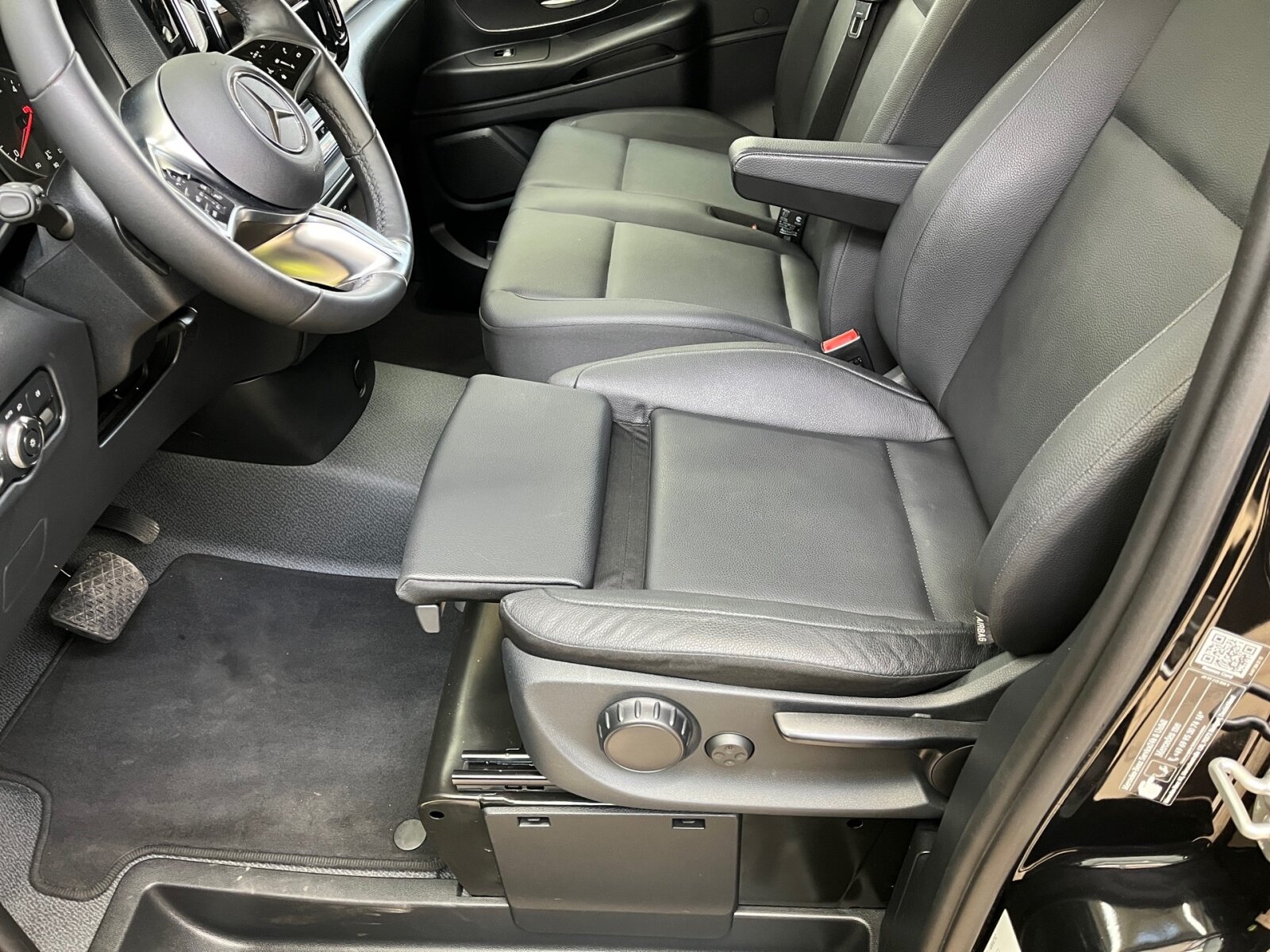 Ausstattungslinien und -Pakete:  Aerodynamik-Paket,   BlueEFFICIENCY-Paket:  Chrom Interieur-Paket:  Fahrassistenz-Paket:  Modellgeneration 2,   Park-Paket mit Rückfahrkamera:  Spiegel-Paket Vito:  Tourer PRO:Exterieur:  Anhängelast 2500 kg:  Anhängerkupplung Kugelkopf abnehmbar:  Außenspiegel elektrisch heranklappbar:  Außenspiegel heizbar und elektrisch verstellbar,   Baureihe C447 Vito/V-Klasse:  Befestigungspunkte im Dachrahmen,   CO2-optimierte Bremsanlage,   EASY PACK Paket - elektr. Schiebetür/Heckklappe,   Elektr. Betätigung für Schiebetür links:  Elektr. Betätigung für Schiebetür rechts:  Fehlbetankungsschutz,   Fenster in Heckklappe mit Wisch- und Waschanlage,   Fenster vorn links, fest in Seitenwand/Schiebetür,   Generator 14 V / 250 A:  Gewichtsvariante 3.200 kg,   Haupttank 70 Liter:  Heizung für Scheibenwaschanlage:  Hinterachswellenfabrikat IFA,   Kombifahrzeug:  Komplettfahrzeug,   Kühlergrill verchromt,   Leichtmetallräder 7 J x 17, 20-Speichen Design,   Metallic-Lack:  Multibeam LED: Fernlichtassistent Adaptive plus,   Radstand 3200 mm, Überhang lang,   Schiebetür links:  Schluss-, Brems- und Blinklicht in LED-Technik:  Steuercode Umstellung WLTP,   Steuercode Zertifizierung II,   Stoßfänger und Anbauteile in Wagenfarbe lackiertInterieur:  3er-Sitzbank in 2. SR (klapp-, wickel-, herausnehmbar) mit Isofix u. Top Tether auf außen, 2 Einzelsitze in der 3. SR,   Beifahrersitz Zweisitzer:  Beleuchtung im Haltegriff Fond mit Lesespot,   Fenster fest hinten,   Innenspiegel  automatisch abblendend,   Innenverkleidung gehobene Ausführung,   Klimaanlage halbautom. geregelt, TEMPMATIC im Fond:  Klimatisierungsautomatik Thermotronic:  Komfort Fahrersitz:  Kunstleder schwarz:  Lederlenkrad:  Linkslenker,   Lordosenstütze Fahrersitz,   Sitzbelegungserkennung Fahrersitz:  Sitzheizung für Beifahrer:  Sitzheizung für Fahrer:  Sitzkissentiefenverstellung Fahrer,   Vordersitze mit EASY-ENTRY-FunktionMultimedia:  2-Wege-Lautsprecher vorn und hinten,   Digitales Extra: Festplatten-Navigation,   Digitales Extra: Remote Services Plus,   Digitales Extra: Smartphone Integration,   Digitales Radio (DAB):  Kommunikationsmodul (LTE) für digitale Dienste:  Live Traffic Information,   MBUX Multimediasystem:  Mercedes-Benz Notrufsystem:Komfort und Umwelt:  9G-TRONIC:  Abgasreinigung SCR Generation 4,   Aktiver Geschwindigkeitslimit-Assistent:  Aktiver Lenk-Assistent:  Aktiver Spurhalte-Assistent:  Allrad permanent:  Attention Assist:  Berganfahrhilfe:  Colorverglasung im Fond, Schwarzglas:  Easy-Pack Heckklappe:  ECO Start-Stop Funktion:  Emissionsklasse  Euro 6b M/N1 GR. II:  Erweitertes autom. Wiederanfahren auf Autobahnen,   Fahrlichtassistent,   Innen- und Umfeldbeleuchtung Kombi,   Intelligenter Geschwindigkeitsassistent (ISA),   Kindererkennung im Fahrzeug passiv,   Kofferraum-Komfortschließung,   Lenkrad in Neigung und Höhe verstellbar,   Multifunktionslenkrad:  Nachtbeleuchtung,   Sauglüfter elektrisch Leistungsstufe 5,   Streckenbasierte Geschwindigkeitsanpassung,   Totwinkel-Assistent:  Verkehrszeichen-Assistent:  Zuheizer  elektrischSicherheit:  Aktiver Abstands-Assistent DISTRONIC:  Aktiver Brems-Assistent:  Beifahrerairbag,   Bremskraftverstärkerausfallkompensierung,   elek. Feststellbremse,   HOLD-Funktion:  Kindersicherung an Türen im Fahrgastraum,   Reifendrucküberwachung an VA u. HA, drahtlos:  Thorax-Pelvis-Sidebag Beifahrer:  Thorax-Pelvis-Sidebag Fahrer,   Windowbags für Fahrer und Beifahrer:Zustand/Papiere:  Modellpflege:  Wartungsintervall 40.000 km,   Zulassung als PKW:Weiteres:  AEJ X4/1,   AEJ X4/2,   Fahrzeug HVO fähig,   Fenster v. rechts, fest in Seitenwand/Schiebetür,   Hersteller Mercedes-Benz AG,   Kundenauftrag VdZ,   Kunstoffboden TPO im Fahrgastraum,   Mopf II,   OM654 DE 20 LA Leistungsstufe 5 Top Type,   Pannenmanagement,   Schilder / Druckschriften deutsch,   Sitzbef. Fond m.Schnellverriegelung 2 Sitzreihen,   Steuercode Modellpflege,   Vertriebskennzeichen 0,   VIN codierte Fahrzeugdaten mit Prüfziffer,   174 kW (237 PS) 4200/min,   Änderungsjahr G4-II,   Geschwindigkeitsbegrenzung 210 km/h,   Modelljahr 5.