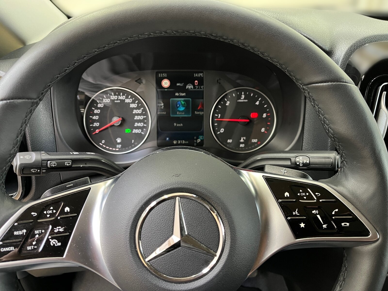 Ausstattungslinien und -Pakete:  Aerodynamik-Paket,   BlueEFFICIENCY-Paket:  Chrom Interieur-Paket:  Fahrassistenz-Paket:  Modellgeneration 2,   Park-Paket mit Rückfahrkamera:  Spiegel-Paket Vito:  Tourer PRO:Exterieur:  Anhängelast 2500 kg:  Anhängerkupplung Kugelkopf abnehmbar:  Außenspiegel elektrisch heranklappbar:  Außenspiegel heizbar und elektrisch verstellbar,   Baureihe C447 Vito/V-Klasse:  Befestigungspunkte im Dachrahmen,   CO2-optimierte Bremsanlage,   EASY PACK Paket - elektr. Schiebetür/Heckklappe,   Elektr. Betätigung für Schiebetür links:  Elektr. Betätigung für Schiebetür rechts:  Fehlbetankungsschutz,   Fenster in Heckklappe mit Wisch- und Waschanlage,   Fenster vorn links, fest in Seitenwand/Schiebetür,   Generator 14 V / 250 A:  Gewichtsvariante 3.200 kg,   Haupttank 70 Liter:  Heizung für Scheibenwaschanlage:  Hinterachswellenfabrikat IFA,   Kombifahrzeug:  Komplettfahrzeug,   Kühlergrill verchromt,   Leichtmetallräder 7 J x 17, 20-Speichen Design,   Metallic-Lack:  Multibeam LED: Fernlichtassistent Adaptive plus,   Radstand 3200 mm, Überhang lang,   Schiebetür links:  Schluss-, Brems- und Blinklicht in LED-Technik:  Steuercode Umstellung WLTP,   Steuercode Zertifizierung II,   Stoßfänger und Anbauteile in Wagenfarbe lackiertInterieur:  3er-Sitzbank in 2. SR (klapp-, wickel-, herausnehmbar) mit Isofix u. Top Tether auf außen, 2 Einzelsitze in der 3. SR,   Beifahrersitz Zweisitzer:  Beleuchtung im Haltegriff Fond mit Lesespot,   Fenster fest hinten,   Innenspiegel  automatisch abblendend,   Innenverkleidung gehobene Ausführung,   Klimaanlage halbautom. geregelt, TEMPMATIC im Fond:  Klimatisierungsautomatik Thermotronic:  Komfort Fahrersitz:  Kunstleder schwarz:  Lederlenkrad:  Linkslenker,   Lordosenstütze Fahrersitz,   Sitzbelegungserkennung Fahrersitz:  Sitzheizung für Beifahrer:  Sitzheizung für Fahrer:  Sitzkissentiefenverstellung Fahrer,   Vordersitze mit EASY-ENTRY-FunktionMultimedia:  2-Wege-Lautsprecher vorn und hinten,   Digitales Extra: Festplatten-Navigation,   Digitales Extra: Remote Services Plus,   Digitales Extra: Smartphone Integration,   Digitales Radio (DAB):  Kommunikationsmodul (LTE) für digitale Dienste:  Live Traffic Information,   MBUX Multimediasystem:  Mercedes-Benz Notrufsystem:Komfort und Umwelt:  9G-TRONIC:  Abgasreinigung SCR Generation 4,   Aktiver Geschwindigkeitslimit-Assistent:  Aktiver Lenk-Assistent:  Aktiver Spurhalte-Assistent:  Allrad permanent:  Attention Assist:  Berganfahrhilfe:  Colorverglasung im Fond, Schwarzglas:  Easy-Pack Heckklappe:  ECO Start-Stop Funktion:  Emissionsklasse  Euro 6b M/N1 GR. II:  Erweitertes autom. Wiederanfahren auf Autobahnen,   Fahrlichtassistent,   Innen- und Umfeldbeleuchtung Kombi,   Intelligenter Geschwindigkeitsassistent (ISA),   Kindererkennung im Fahrzeug passiv,   Kofferraum-Komfortschließung,   Lenkrad in Neigung und Höhe verstellbar,   Multifunktionslenkrad:  Nachtbeleuchtung,   Sauglüfter elektrisch Leistungsstufe 5,   Streckenbasierte Geschwindigkeitsanpassung,   Totwinkel-Assistent:  Verkehrszeichen-Assistent:  Zuheizer  elektrischSicherheit:  Aktiver Abstands-Assistent DISTRONIC:  Aktiver Brems-Assistent:  Beifahrerairbag,   Bremskraftverstärkerausfallkompensierung,   elek. Feststellbremse,   HOLD-Funktion:  Kindersicherung an Türen im Fahrgastraum,   Reifendrucküberwachung an VA u. HA, drahtlos:  Thorax-Pelvis-Sidebag Beifahrer:  Thorax-Pelvis-Sidebag Fahrer,   Windowbags für Fahrer und Beifahrer:Zustand/Papiere:  Modellpflege:  Wartungsintervall 40.000 km,   Zulassung als PKW:Weiteres:  AEJ X4/1,   AEJ X4/2,   Fahrzeug HVO fähig,   Fenster v. rechts, fest in Seitenwand/Schiebetür,   Hersteller Mercedes-Benz AG,   Kundenauftrag VdZ,   Kunstoffboden TPO im Fahrgastraum,   Mopf II,   OM654 DE 20 LA Leistungsstufe 5 Top Type,   Pannenmanagement,   Schilder / Druckschriften deutsch,   Sitzbef. Fond m.Schnellverriegelung 2 Sitzreihen,   Steuercode Modellpflege,   Vertriebskennzeichen 0,   VIN codierte Fahrzeugdaten mit Prüfziffer,   174 kW (237 PS) 4200/min,   Änderungsjahr G4-II,   Geschwindigkeitsbegrenzung 210 km/h,   Modelljahr 5.