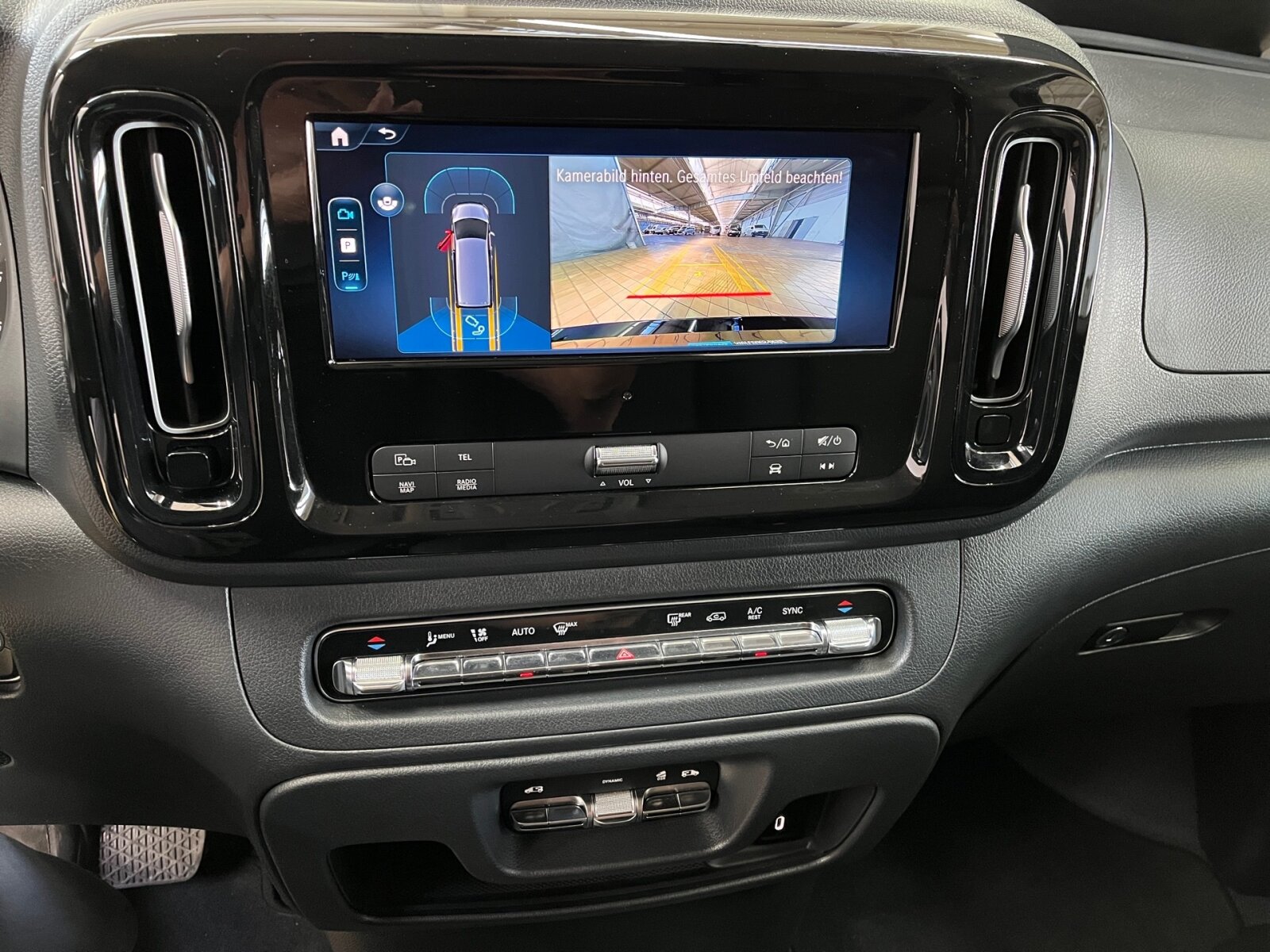 Ausstattungslinien und -Pakete:  Aerodynamik-Paket,   BlueEFFICIENCY-Paket:  Chrom Interieur-Paket:  Fahrassistenz-Paket:  Modellgeneration 2,   Park-Paket mit Rückfahrkamera:  Spiegel-Paket Vito:  Tourer PRO:Exterieur:  Anhängelast 2500 kg:  Anhängerkupplung Kugelkopf abnehmbar:  Außenspiegel elektrisch heranklappbar:  Außenspiegel heizbar und elektrisch verstellbar,   Baureihe C447 Vito/V-Klasse:  Befestigungspunkte im Dachrahmen,   CO2-optimierte Bremsanlage,   EASY PACK Paket - elektr. Schiebetür/Heckklappe,   Elektr. Betätigung für Schiebetür links:  Elektr. Betätigung für Schiebetür rechts:  Fehlbetankungsschutz,   Fenster in Heckklappe mit Wisch- und Waschanlage,   Fenster vorn links, fest in Seitenwand/Schiebetür,   Generator 14 V / 250 A:  Gewichtsvariante 3.200 kg,   Haupttank 70 Liter:  Heizung für Scheibenwaschanlage:  Hinterachswellenfabrikat IFA,   Kombifahrzeug:  Komplettfahrzeug,   Kühlergrill verchromt,   Leichtmetallräder 7 J x 17, 20-Speichen Design,   Metallic-Lack:  Multibeam LED: Fernlichtassistent Adaptive plus,   Radstand 3200 mm, Überhang lang,   Schiebetür links:  Schluss-, Brems- und Blinklicht in LED-Technik:  Steuercode Umstellung WLTP,   Steuercode Zertifizierung II,   Stoßfänger und Anbauteile in Wagenfarbe lackiertInterieur:  3er-Sitzbank in 2. SR (klapp-, wickel-, herausnehmbar) mit Isofix u. Top Tether auf außen, 2 Einzelsitze in der 3. SR,   Beifahrersitz Zweisitzer:  Beleuchtung im Haltegriff Fond mit Lesespot,   Fenster fest hinten,   Innenspiegel  automatisch abblendend,   Innenverkleidung gehobene Ausführung,   Klimaanlage halbautom. geregelt, TEMPMATIC im Fond:  Klimatisierungsautomatik Thermotronic:  Komfort Fahrersitz:  Kunstleder schwarz:  Lederlenkrad:  Linkslenker,   Lordosenstütze Fahrersitz,   Sitzbelegungserkennung Fahrersitz:  Sitzheizung für Beifahrer:  Sitzheizung für Fahrer:  Sitzkissentiefenverstellung Fahrer,   Vordersitze mit EASY-ENTRY-FunktionMultimedia:  2-Wege-Lautsprecher vorn und hinten,   Digitales Extra: Festplatten-Navigation,   Digitales Extra: Remote Services Plus,   Digitales Extra: Smartphone Integration,   Digitales Radio (DAB):  Kommunikationsmodul (LTE) für digitale Dienste:  Live Traffic Information,   MBUX Multimediasystem:  Mercedes-Benz Notrufsystem:Komfort und Umwelt:  9G-TRONIC:  Abgasreinigung SCR Generation 4,   Aktiver Geschwindigkeitslimit-Assistent:  Aktiver Lenk-Assistent:  Aktiver Spurhalte-Assistent:  Allrad permanent:  Attention Assist:  Berganfahrhilfe:  Colorverglasung im Fond, Schwarzglas:  Easy-Pack Heckklappe:  ECO Start-Stop Funktion:  Emissionsklasse  Euro 6b M/N1 GR. II:  Erweitertes autom. Wiederanfahren auf Autobahnen,   Fahrlichtassistent,   Innen- und Umfeldbeleuchtung Kombi,   Intelligenter Geschwindigkeitsassistent (ISA),   Kindererkennung im Fahrzeug passiv,   Kofferraum-Komfortschließung,   Lenkrad in Neigung und Höhe verstellbar,   Multifunktionslenkrad:  Nachtbeleuchtung,   Sauglüfter elektrisch Leistungsstufe 5,   Streckenbasierte Geschwindigkeitsanpassung,   Totwinkel-Assistent:  Verkehrszeichen-Assistent:  Zuheizer  elektrischSicherheit:  Aktiver Abstands-Assistent DISTRONIC:  Aktiver Brems-Assistent:  Beifahrerairbag,   Bremskraftverstärkerausfallkompensierung,   elek. Feststellbremse,   HOLD-Funktion:  Kindersicherung an Türen im Fahrgastraum,   Reifendrucküberwachung an VA u. HA, drahtlos:  Thorax-Pelvis-Sidebag Beifahrer:  Thorax-Pelvis-Sidebag Fahrer,   Windowbags für Fahrer und Beifahrer:Zustand/Papiere:  Modellpflege:  Wartungsintervall 40.000 km,   Zulassung als PKW:Weiteres:  AEJ X4/1,   AEJ X4/2,   Fahrzeug HVO fähig,   Fenster v. rechts, fest in Seitenwand/Schiebetür,   Hersteller Mercedes-Benz AG,   Kundenauftrag VdZ,   Kunstoffboden TPO im Fahrgastraum,   Mopf II,   OM654 DE 20 LA Leistungsstufe 5 Top Type,   Pannenmanagement,   Schilder / Druckschriften deutsch,   Sitzbef. Fond m.Schnellverriegelung 2 Sitzreihen,   Steuercode Modellpflege,   Vertriebskennzeichen 0,   VIN codierte Fahrzeugdaten mit Prüfziffer,   174 kW (237 PS) 4200/min,   Änderungsjahr G4-II,   Geschwindigkeitsbegrenzung 210 km/h,   Modelljahr 5.