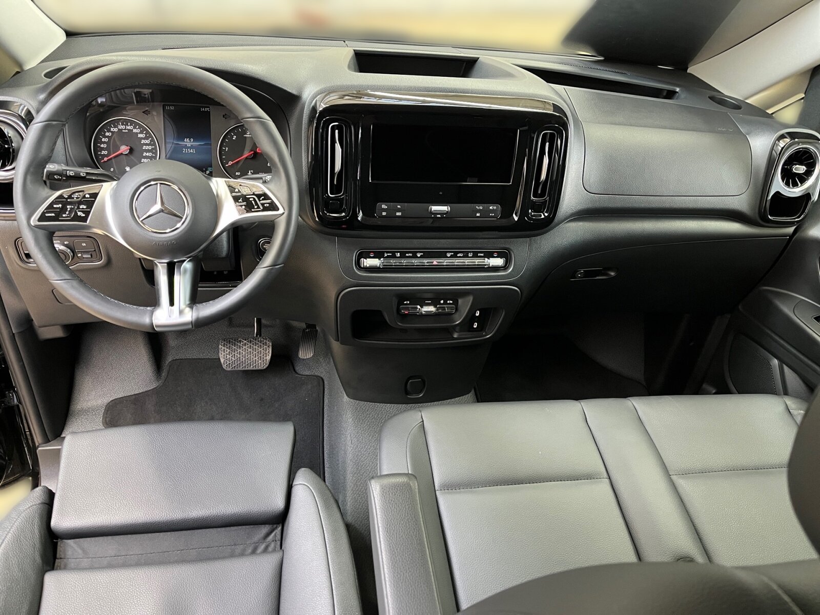 Ausstattungslinien und -Pakete:  Aerodynamik-Paket,   BlueEFFICIENCY-Paket:  Chrom Interieur-Paket:  Fahrassistenz-Paket:  Modellgeneration 2,   Park-Paket mit Rückfahrkamera:  Spiegel-Paket Vito:  Tourer PRO:Exterieur:  Anhängelast 2500 kg:  Anhängerkupplung Kugelkopf abnehmbar:  Außenspiegel elektrisch heranklappbar:  Außenspiegel heizbar und elektrisch verstellbar,   Baureihe C447 Vito/V-Klasse:  Befestigungspunkte im Dachrahmen,   CO2-optimierte Bremsanlage,   EASY PACK Paket - elektr. Schiebetür/Heckklappe,   Elektr. Betätigung für Schiebetür links:  Elektr. Betätigung für Schiebetür rechts:  Fehlbetankungsschutz,   Fenster in Heckklappe mit Wisch- und Waschanlage,   Fenster vorn links, fest in Seitenwand/Schiebetür,   Generator 14 V / 250 A:  Gewichtsvariante 3.200 kg,   Haupttank 70 Liter:  Heizung für Scheibenwaschanlage:  Hinterachswellenfabrikat IFA,   Kombifahrzeug:  Komplettfahrzeug,   Kühlergrill verchromt,   Leichtmetallräder 7 J x 17, 20-Speichen Design,   Metallic-Lack:  Multibeam LED: Fernlichtassistent Adaptive plus,   Radstand 3200 mm, Überhang lang,   Schiebetür links:  Schluss-, Brems- und Blinklicht in LED-Technik:  Steuercode Umstellung WLTP,   Steuercode Zertifizierung II,   Stoßfänger und Anbauteile in Wagenfarbe lackiertInterieur:  3er-Sitzbank in 2. SR (klapp-, wickel-, herausnehmbar) mit Isofix u. Top Tether auf außen, 2 Einzelsitze in der 3. SR,   Beifahrersitz Zweisitzer:  Beleuchtung im Haltegriff Fond mit Lesespot,   Fenster fest hinten,   Innenspiegel  automatisch abblendend,   Innenverkleidung gehobene Ausführung,   Klimaanlage halbautom. geregelt, TEMPMATIC im Fond:  Klimatisierungsautomatik Thermotronic:  Komfort Fahrersitz:  Kunstleder schwarz:  Lederlenkrad:  Linkslenker,   Lordosenstütze Fahrersitz,   Sitzbelegungserkennung Fahrersitz:  Sitzheizung für Beifahrer:  Sitzheizung für Fahrer:  Sitzkissentiefenverstellung Fahrer,   Vordersitze mit EASY-ENTRY-FunktionMultimedia:  2-Wege-Lautsprecher vorn und hinten,   Digitales Extra: Festplatten-Navigation,   Digitales Extra: Remote Services Plus,   Digitales Extra: Smartphone Integration,   Digitales Radio (DAB):  Kommunikationsmodul (LTE) für digitale Dienste:  Live Traffic Information,   MBUX Multimediasystem:  Mercedes-Benz Notrufsystem:Komfort und Umwelt:  9G-TRONIC:  Abgasreinigung SCR Generation 4,   Aktiver Geschwindigkeitslimit-Assistent:  Aktiver Lenk-Assistent:  Aktiver Spurhalte-Assistent:  Allrad permanent:  Attention Assist:  Berganfahrhilfe:  Colorverglasung im Fond, Schwarzglas:  Easy-Pack Heckklappe:  ECO Start-Stop Funktion:  Emissionsklasse  Euro 6b M/N1 GR. II:  Erweitertes autom. Wiederanfahren auf Autobahnen,   Fahrlichtassistent,   Innen- und Umfeldbeleuchtung Kombi,   Intelligenter Geschwindigkeitsassistent (ISA),   Kindererkennung im Fahrzeug passiv,   Kofferraum-Komfortschließung,   Lenkrad in Neigung und Höhe verstellbar,   Multifunktionslenkrad:  Nachtbeleuchtung,   Sauglüfter elektrisch Leistungsstufe 5,   Streckenbasierte Geschwindigkeitsanpassung,   Totwinkel-Assistent:  Verkehrszeichen-Assistent:  Zuheizer  elektrischSicherheit:  Aktiver Abstands-Assistent DISTRONIC:  Aktiver Brems-Assistent:  Beifahrerairbag,   Bremskraftverstärkerausfallkompensierung,   elek. Feststellbremse,   HOLD-Funktion:  Kindersicherung an Türen im Fahrgastraum,   Reifendrucküberwachung an VA u. HA, drahtlos:  Thorax-Pelvis-Sidebag Beifahrer:  Thorax-Pelvis-Sidebag Fahrer,   Windowbags für Fahrer und Beifahrer:Zustand/Papiere:  Modellpflege:  Wartungsintervall 40.000 km,   Zulassung als PKW:Weiteres:  AEJ X4/1,   AEJ X4/2,   Fahrzeug HVO fähig,   Fenster v. rechts, fest in Seitenwand/Schiebetür,   Hersteller Mercedes-Benz AG,   Kundenauftrag VdZ,   Kunstoffboden TPO im Fahrgastraum,   Mopf II,   OM654 DE 20 LA Leistungsstufe 5 Top Type,   Pannenmanagement,   Schilder / Druckschriften deutsch,   Sitzbef. Fond m.Schnellverriegelung 2 Sitzreihen,   Steuercode Modellpflege,   Vertriebskennzeichen 0,   VIN codierte Fahrzeugdaten mit Prüfziffer,   174 kW (237 PS) 4200/min,   Änderungsjahr G4-II,   Geschwindigkeitsbegrenzung 210 km/h,   Modelljahr 5.
