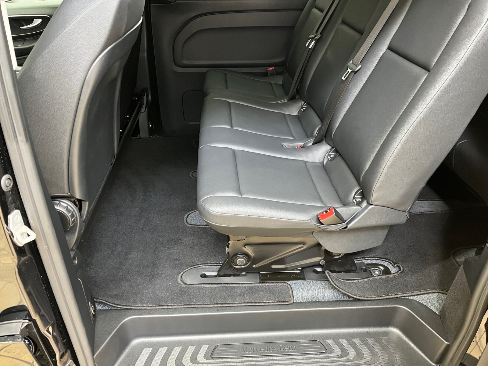 Ausstattungslinien und -Pakete:  Aerodynamik-Paket,   BlueEFFICIENCY-Paket:  Chrom Interieur-Paket:  Fahrassistenz-Paket:  Modellgeneration 2,   Park-Paket mit Rückfahrkamera:  Spiegel-Paket Vito:  Tourer PRO:Exterieur:  Anhängelast 2500 kg:  Anhängerkupplung Kugelkopf abnehmbar:  Außenspiegel elektrisch heranklappbar:  Außenspiegel heizbar und elektrisch verstellbar,   Baureihe C447 Vito/V-Klasse:  Befestigungspunkte im Dachrahmen,   CO2-optimierte Bremsanlage,   EASY PACK Paket - elektr. Schiebetür/Heckklappe,   Elektr. Betätigung für Schiebetür links:  Elektr. Betätigung für Schiebetür rechts:  Fehlbetankungsschutz,   Fenster in Heckklappe mit Wisch- und Waschanlage,   Fenster vorn links, fest in Seitenwand/Schiebetür,   Generator 14 V / 250 A:  Gewichtsvariante 3.200 kg,   Haupttank 70 Liter:  Heizung für Scheibenwaschanlage:  Hinterachswellenfabrikat IFA,   Kombifahrzeug:  Komplettfahrzeug,   Kühlergrill verchromt,   Leichtmetallräder 7 J x 17, 20-Speichen Design,   Metallic-Lack:  Multibeam LED: Fernlichtassistent Adaptive plus,   Radstand 3200 mm, Überhang lang,   Schiebetür links:  Schluss-, Brems- und Blinklicht in LED-Technik:  Steuercode Umstellung WLTP,   Steuercode Zertifizierung II,   Stoßfänger und Anbauteile in Wagenfarbe lackiertInterieur:  3er-Sitzbank in 2. SR (klapp-, wickel-, herausnehmbar) mit Isofix u. Top Tether auf außen, 2 Einzelsitze in der 3. SR,   Beifahrersitz Zweisitzer:  Beleuchtung im Haltegriff Fond mit Lesespot,   Fenster fest hinten,   Innenspiegel  automatisch abblendend,   Innenverkleidung gehobene Ausführung,   Klimaanlage halbautom. geregelt, TEMPMATIC im Fond:  Klimatisierungsautomatik Thermotronic:  Komfort Fahrersitz:  Kunstleder schwarz:  Lederlenkrad:  Linkslenker,   Lordosenstütze Fahrersitz,   Sitzbelegungserkennung Fahrersitz:  Sitzheizung für Beifahrer:  Sitzheizung für Fahrer:  Sitzkissentiefenverstellung Fahrer,   Vordersitze mit EASY-ENTRY-FunktionMultimedia:  2-Wege-Lautsprecher vorn und hinten,   Digitales Extra: Festplatten-Navigation,   Digitales Extra: Remote Services Plus,   Digitales Extra: Smartphone Integration,   Digitales Radio (DAB):  Kommunikationsmodul (LTE) für digitale Dienste:  Live Traffic Information,   MBUX Multimediasystem:  Mercedes-Benz Notrufsystem:Komfort und Umwelt:  9G-TRONIC:  Abgasreinigung SCR Generation 4,   Aktiver Geschwindigkeitslimit-Assistent:  Aktiver Lenk-Assistent:  Aktiver Spurhalte-Assistent:  Allrad permanent:  Attention Assist:  Berganfahrhilfe:  Colorverglasung im Fond, Schwarzglas:  Easy-Pack Heckklappe:  ECO Start-Stop Funktion:  Emissionsklasse  Euro 6b M/N1 GR. II:  Erweitertes autom. Wiederanfahren auf Autobahnen,   Fahrlichtassistent,   Innen- und Umfeldbeleuchtung Kombi,   Intelligenter Geschwindigkeitsassistent (ISA),   Kindererkennung im Fahrzeug passiv,   Kofferraum-Komfortschließung,   Lenkrad in Neigung und Höhe verstellbar,   Multifunktionslenkrad:  Nachtbeleuchtung,   Sauglüfter elektrisch Leistungsstufe 5,   Streckenbasierte Geschwindigkeitsanpassung,   Totwinkel-Assistent:  Verkehrszeichen-Assistent:  Zuheizer  elektrischSicherheit:  Aktiver Abstands-Assistent DISTRONIC:  Aktiver Brems-Assistent:  Beifahrerairbag,   Bremskraftverstärkerausfallkompensierung,   elek. Feststellbremse,   HOLD-Funktion:  Kindersicherung an Türen im Fahrgastraum,   Reifendrucküberwachung an VA u. HA, drahtlos:  Thorax-Pelvis-Sidebag Beifahrer:  Thorax-Pelvis-Sidebag Fahrer,   Windowbags für Fahrer und Beifahrer:Zustand/Papiere:  Modellpflege:  Wartungsintervall 40.000 km,   Zulassung als PKW:Weiteres:  AEJ X4/1,   AEJ X4/2,   Fahrzeug HVO fähig,   Fenster v. rechts, fest in Seitenwand/Schiebetür,   Hersteller Mercedes-Benz AG,   Kundenauftrag VdZ,   Kunstoffboden TPO im Fahrgastraum,   Mopf II,   OM654 DE 20 LA Leistungsstufe 5 Top Type,   Pannenmanagement,   Schilder / Druckschriften deutsch,   Sitzbef. Fond m.Schnellverriegelung 2 Sitzreihen,   Steuercode Modellpflege,   Vertriebskennzeichen 0,   VIN codierte Fahrzeugdaten mit Prüfziffer,   174 kW (237 PS) 4200/min,   Änderungsjahr G4-II,   Geschwindigkeitsbegrenzung 210 km/h,   Modelljahr 5.