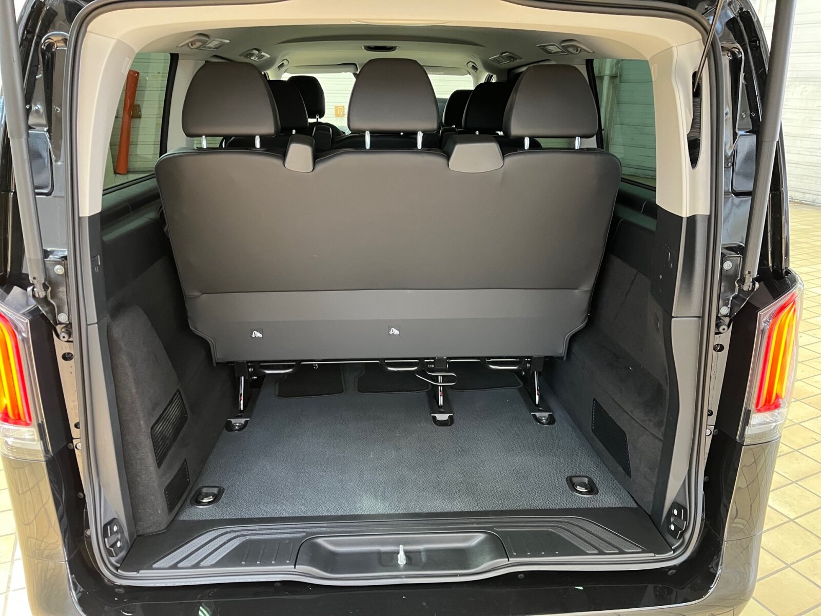 Ausstattungslinien und -Pakete:  Aerodynamik-Paket,   BlueEFFICIENCY-Paket:  Chrom Interieur-Paket:  Fahrassistenz-Paket:  Modellgeneration 2,   Park-Paket mit Rückfahrkamera:  Spiegel-Paket Vito:  Tourer PRO:Exterieur:  Anhängelast 2500 kg:  Anhängerkupplung Kugelkopf abnehmbar:  Außenspiegel elektrisch heranklappbar:  Außenspiegel heizbar und elektrisch verstellbar,   Baureihe C447 Vito/V-Klasse:  Befestigungspunkte im Dachrahmen,   CO2-optimierte Bremsanlage,   EASY PACK Paket - elektr. Schiebetür/Heckklappe,   Elektr. Betätigung für Schiebetür links:  Elektr. Betätigung für Schiebetür rechts:  Fehlbetankungsschutz,   Fenster in Heckklappe mit Wisch- und Waschanlage,   Fenster vorn links, fest in Seitenwand/Schiebetür,   Generator 14 V / 250 A:  Gewichtsvariante 3.200 kg,   Haupttank 70 Liter:  Heizung für Scheibenwaschanlage:  Hinterachswellenfabrikat IFA,   Kombifahrzeug:  Komplettfahrzeug,   Kühlergrill verchromt,   Leichtmetallräder 7 J x 17, 20-Speichen Design,   Metallic-Lack:  Multibeam LED: Fernlichtassistent Adaptive plus,   Radstand 3200 mm, Überhang lang,   Schiebetür links:  Schluss-, Brems- und Blinklicht in LED-Technik:  Steuercode Umstellung WLTP,   Steuercode Zertifizierung II,   Stoßfänger und Anbauteile in Wagenfarbe lackiertInterieur:  3er-Sitzbank in 2. SR (klapp-, wickel-, herausnehmbar) mit Isofix u. Top Tether auf außen, 2 Einzelsitze in der 3. SR,   Beifahrersitz Zweisitzer:  Beleuchtung im Haltegriff Fond mit Lesespot,   Fenster fest hinten,   Innenspiegel  automatisch abblendend,   Innenverkleidung gehobene Ausführung,   Klimaanlage halbautom. geregelt, TEMPMATIC im Fond:  Klimatisierungsautomatik Thermotronic:  Komfort Fahrersitz:  Kunstleder schwarz:  Lederlenkrad:  Linkslenker,   Lordosenstütze Fahrersitz,   Sitzbelegungserkennung Fahrersitz:  Sitzheizung für Beifahrer:  Sitzheizung für Fahrer:  Sitzkissentiefenverstellung Fahrer,   Vordersitze mit EASY-ENTRY-FunktionMultimedia:  2-Wege-Lautsprecher vorn und hinten,   Digitales Extra: Festplatten-Navigation,   Digitales Extra: Remote Services Plus,   Digitales Extra: Smartphone Integration,   Digitales Radio (DAB):  Kommunikationsmodul (LTE) für digitale Dienste:  Live Traffic Information,   MBUX Multimediasystem:  Mercedes-Benz Notrufsystem:Komfort und Umwelt:  9G-TRONIC:  Abgasreinigung SCR Generation 4,   Aktiver Geschwindigkeitslimit-Assistent:  Aktiver Lenk-Assistent:  Aktiver Spurhalte-Assistent:  Allrad permanent:  Attention Assist:  Berganfahrhilfe:  Colorverglasung im Fond, Schwarzglas:  Easy-Pack Heckklappe:  ECO Start-Stop Funktion:  Emissionsklasse  Euro 6b M/N1 GR. II:  Erweitertes autom. Wiederanfahren auf Autobahnen,   Fahrlichtassistent,   Innen- und Umfeldbeleuchtung Kombi,   Intelligenter Geschwindigkeitsassistent (ISA),   Kindererkennung im Fahrzeug passiv,   Kofferraum-Komfortschließung,   Lenkrad in Neigung und Höhe verstellbar,   Multifunktionslenkrad:  Nachtbeleuchtung,   Sauglüfter elektrisch Leistungsstufe 5,   Streckenbasierte Geschwindigkeitsanpassung,   Totwinkel-Assistent:  Verkehrszeichen-Assistent:  Zuheizer  elektrischSicherheit:  Aktiver Abstands-Assistent DISTRONIC:  Aktiver Brems-Assistent:  Beifahrerairbag,   Bremskraftverstärkerausfallkompensierung,   elek. Feststellbremse,   HOLD-Funktion:  Kindersicherung an Türen im Fahrgastraum,   Reifendrucküberwachung an VA u. HA, drahtlos:  Thorax-Pelvis-Sidebag Beifahrer:  Thorax-Pelvis-Sidebag Fahrer,   Windowbags für Fahrer und Beifahrer:Zustand/Papiere:  Modellpflege:  Wartungsintervall 40.000 km,   Zulassung als PKW:Weiteres:  AEJ X4/1,   AEJ X4/2,   Fahrzeug HVO fähig,   Fenster v. rechts, fest in Seitenwand/Schiebetür,   Hersteller Mercedes-Benz AG,   Kundenauftrag VdZ,   Kunstoffboden TPO im Fahrgastraum,   Mopf II,   OM654 DE 20 LA Leistungsstufe 5 Top Type,   Pannenmanagement,   Schilder / Druckschriften deutsch,   Sitzbef. Fond m.Schnellverriegelung 2 Sitzreihen,   Steuercode Modellpflege,   Vertriebskennzeichen 0,   VIN codierte Fahrzeugdaten mit Prüfziffer,   174 kW (237 PS) 4200/min,   Änderungsjahr G4-II,   Geschwindigkeitsbegrenzung 210 km/h,   Modelljahr 5.