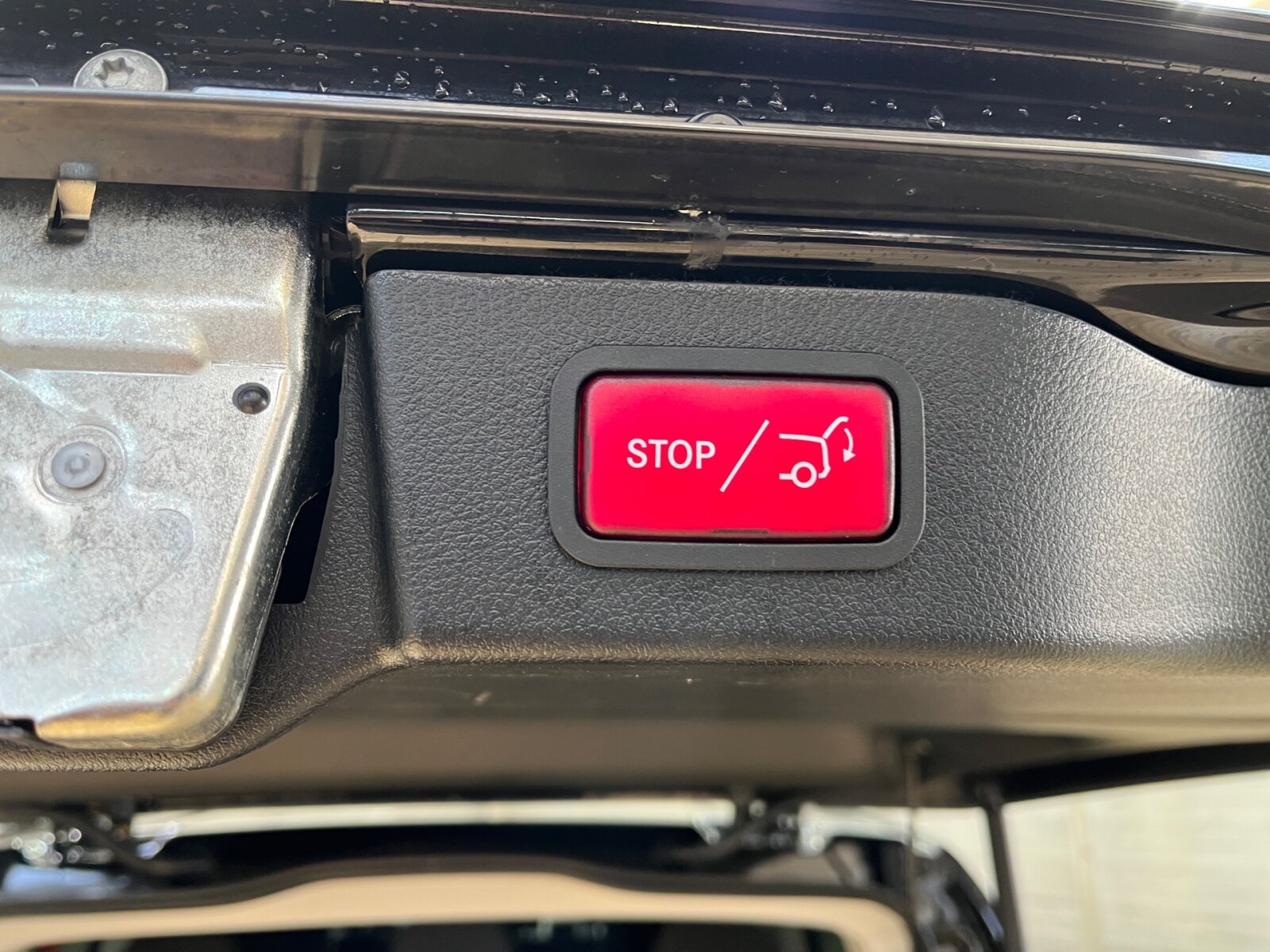 Ausstattungslinien und -Pakete:  Aerodynamik-Paket,   BlueEFFICIENCY-Paket:  Chrom Interieur-Paket:  Fahrassistenz-Paket:  Modellgeneration 2,   Park-Paket mit Rückfahrkamera:  Spiegel-Paket Vito:  Tourer PRO:Exterieur:  Anhängelast 2500 kg:  Anhängerkupplung Kugelkopf abnehmbar:  Außenspiegel elektrisch heranklappbar:  Außenspiegel heizbar und elektrisch verstellbar,   Baureihe C447 Vito/V-Klasse:  Befestigungspunkte im Dachrahmen,   CO2-optimierte Bremsanlage,   EASY PACK Paket - elektr. Schiebetür/Heckklappe,   Elektr. Betätigung für Schiebetür links:  Elektr. Betätigung für Schiebetür rechts:  Fehlbetankungsschutz,   Fenster in Heckklappe mit Wisch- und Waschanlage,   Fenster vorn links, fest in Seitenwand/Schiebetür,   Generator 14 V / 250 A:  Gewichtsvariante 3.200 kg,   Haupttank 70 Liter:  Heizung für Scheibenwaschanlage:  Hinterachswellenfabrikat IFA,   Kombifahrzeug:  Komplettfahrzeug,   Kühlergrill verchromt,   Leichtmetallräder 7 J x 17, 20-Speichen Design,   Metallic-Lack:  Multibeam LED: Fernlichtassistent Adaptive plus,   Radstand 3200 mm, Überhang lang,   Schiebetür links:  Schluss-, Brems- und Blinklicht in LED-Technik:  Steuercode Umstellung WLTP,   Steuercode Zertifizierung II,   Stoßfänger und Anbauteile in Wagenfarbe lackiertInterieur:  3er-Sitzbank in 2. SR (klapp-, wickel-, herausnehmbar) mit Isofix u. Top Tether auf außen, 2 Einzelsitze in der 3. SR,   Beifahrersitz Zweisitzer:  Beleuchtung im Haltegriff Fond mit Lesespot,   Fenster fest hinten,   Innenspiegel  automatisch abblendend,   Innenverkleidung gehobene Ausführung,   Klimaanlage halbautom. geregelt, TEMPMATIC im Fond:  Klimatisierungsautomatik Thermotronic:  Komfort Fahrersitz:  Kunstleder schwarz:  Lederlenkrad:  Linkslenker,   Lordosenstütze Fahrersitz,   Sitzbelegungserkennung Fahrersitz:  Sitzheizung für Beifahrer:  Sitzheizung für Fahrer:  Sitzkissentiefenverstellung Fahrer,   Vordersitze mit EASY-ENTRY-FunktionMultimedia:  2-Wege-Lautsprecher vorn und hinten,   Digitales Extra: Festplatten-Navigation,   Digitales Extra: Remote Services Plus,   Digitales Extra: Smartphone Integration,   Digitales Radio (DAB):  Kommunikationsmodul (LTE) für digitale Dienste:  Live Traffic Information,   MBUX Multimediasystem:  Mercedes-Benz Notrufsystem:Komfort und Umwelt:  9G-TRONIC:  Abgasreinigung SCR Generation 4,   Aktiver Geschwindigkeitslimit-Assistent:  Aktiver Lenk-Assistent:  Aktiver Spurhalte-Assistent:  Allrad permanent:  Attention Assist:  Berganfahrhilfe:  Colorverglasung im Fond, Schwarzglas:  Easy-Pack Heckklappe:  ECO Start-Stop Funktion:  Emissionsklasse  Euro 6b M/N1 GR. II:  Erweitertes autom. Wiederanfahren auf Autobahnen,   Fahrlichtassistent,   Innen- und Umfeldbeleuchtung Kombi,   Intelligenter Geschwindigkeitsassistent (ISA),   Kindererkennung im Fahrzeug passiv,   Kofferraum-Komfortschließung,   Lenkrad in Neigung und Höhe verstellbar,   Multifunktionslenkrad:  Nachtbeleuchtung,   Sauglüfter elektrisch Leistungsstufe 5,   Streckenbasierte Geschwindigkeitsanpassung,   Totwinkel-Assistent:  Verkehrszeichen-Assistent:  Zuheizer  elektrischSicherheit:  Aktiver Abstands-Assistent DISTRONIC:  Aktiver Brems-Assistent:  Beifahrerairbag,   Bremskraftverstärkerausfallkompensierung,   elek. Feststellbremse,   HOLD-Funktion:  Kindersicherung an Türen im Fahrgastraum,   Reifendrucküberwachung an VA u. HA, drahtlos:  Thorax-Pelvis-Sidebag Beifahrer:  Thorax-Pelvis-Sidebag Fahrer,   Windowbags für Fahrer und Beifahrer:Zustand/Papiere:  Modellpflege:  Wartungsintervall 40.000 km,   Zulassung als PKW:Weiteres:  AEJ X4/1,   AEJ X4/2,   Fahrzeug HVO fähig,   Fenster v. rechts, fest in Seitenwand/Schiebetür,   Hersteller Mercedes-Benz AG,   Kundenauftrag VdZ,   Kunstoffboden TPO im Fahrgastraum,   Mopf II,   OM654 DE 20 LA Leistungsstufe 5 Top Type,   Pannenmanagement,   Schilder / Druckschriften deutsch,   Sitzbef. Fond m.Schnellverriegelung 2 Sitzreihen,   Steuercode Modellpflege,   Vertriebskennzeichen 0,   VIN codierte Fahrzeugdaten mit Prüfziffer,   174 kW (237 PS) 4200/min,   Änderungsjahr G4-II,   Geschwindigkeitsbegrenzung 210 km/h,   Modelljahr 5.