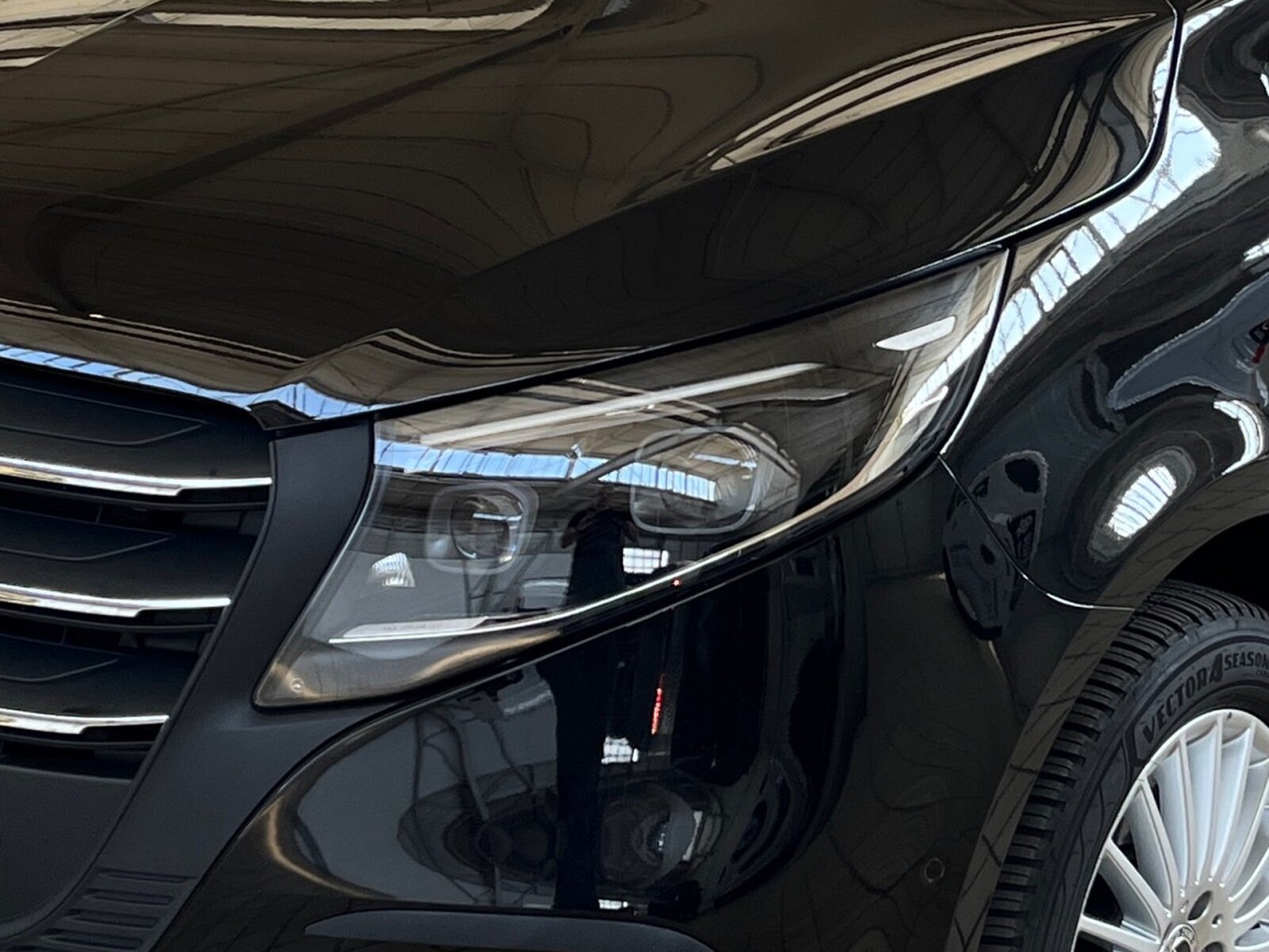 Ausstattungslinien und -Pakete:  Aerodynamik-Paket,   BlueEFFICIENCY-Paket:  Chrom Interieur-Paket:  Fahrassistenz-Paket:  Modellgeneration 2,   Park-Paket mit Rückfahrkamera:  Spiegel-Paket Vito:  Tourer PRO:Exterieur:  Anhängelast 2500 kg:  Anhängerkupplung Kugelkopf abnehmbar:  Außenspiegel elektrisch heranklappbar:  Außenspiegel heizbar und elektrisch verstellbar,   Baureihe C447 Vito/V-Klasse:  Befestigungspunkte im Dachrahmen,   CO2-optimierte Bremsanlage,   EASY PACK Paket - elektr. Schiebetür/Heckklappe,   Elektr. Betätigung für Schiebetür links:  Elektr. Betätigung für Schiebetür rechts:  Fehlbetankungsschutz,   Fenster in Heckklappe mit Wisch- und Waschanlage,   Fenster vorn links, fest in Seitenwand/Schiebetür,   Generator 14 V / 250 A:  Gewichtsvariante 3.200 kg,   Haupttank 70 Liter:  Heizung für Scheibenwaschanlage:  Hinterachswellenfabrikat IFA,   Kombifahrzeug:  Komplettfahrzeug,   Kühlergrill verchromt,   Leichtmetallräder 7 J x 17, 20-Speichen Design,   Metallic-Lack:  Multibeam LED: Fernlichtassistent Adaptive plus,   Radstand 3200 mm, Überhang lang,   Schiebetür links:  Schluss-, Brems- und Blinklicht in LED-Technik:  Steuercode Umstellung WLTP,   Steuercode Zertifizierung II,   Stoßfänger und Anbauteile in Wagenfarbe lackiertInterieur:  3er-Sitzbank in 2. SR (klapp-, wickel-, herausnehmbar) mit Isofix u. Top Tether auf außen, 2 Einzelsitze in der 3. SR,   Beifahrersitz Zweisitzer:  Beleuchtung im Haltegriff Fond mit Lesespot,   Fenster fest hinten,   Innenspiegel  automatisch abblendend,   Innenverkleidung gehobene Ausführung,   Klimaanlage halbautom. geregelt, TEMPMATIC im Fond:  Klimatisierungsautomatik Thermotronic:  Komfort Fahrersitz:  Kunstleder schwarz:  Lederlenkrad:  Linkslenker,   Lordosenstütze Fahrersitz,   Sitzbelegungserkennung Fahrersitz:  Sitzheizung für Beifahrer:  Sitzheizung für Fahrer:  Sitzkissentiefenverstellung Fahrer,   Vordersitze mit EASY-ENTRY-FunktionMultimedia:  2-Wege-Lautsprecher vorn und hinten,   Digitales Extra: Festplatten-Navigation,   Digitales Extra: Remote Services Plus,   Digitales Extra: Smartphone Integration,   Digitales Radio (DAB):  Kommunikationsmodul (LTE) für digitale Dienste:  Live Traffic Information,   MBUX Multimediasystem:  Mercedes-Benz Notrufsystem:Komfort und Umwelt:  9G-TRONIC:  Abgasreinigung SCR Generation 4,   Aktiver Geschwindigkeitslimit-Assistent:  Aktiver Lenk-Assistent:  Aktiver Spurhalte-Assistent:  Allrad permanent:  Attention Assist:  Berganfahrhilfe:  Colorverglasung im Fond, Schwarzglas:  Easy-Pack Heckklappe:  ECO Start-Stop Funktion:  Emissionsklasse  Euro 6b M/N1 GR. II:  Erweitertes autom. Wiederanfahren auf Autobahnen,   Fahrlichtassistent,   Innen- und Umfeldbeleuchtung Kombi,   Intelligenter Geschwindigkeitsassistent (ISA),   Kindererkennung im Fahrzeug passiv,   Kofferraum-Komfortschließung,   Lenkrad in Neigung und Höhe verstellbar,   Multifunktionslenkrad:  Nachtbeleuchtung,   Sauglüfter elektrisch Leistungsstufe 5,   Streckenbasierte Geschwindigkeitsanpassung,   Totwinkel-Assistent:  Verkehrszeichen-Assistent:  Zuheizer  elektrischSicherheit:  Aktiver Abstands-Assistent DISTRONIC:  Aktiver Brems-Assistent:  Beifahrerairbag,   Bremskraftverstärkerausfallkompensierung,   elek. Feststellbremse,   HOLD-Funktion:  Kindersicherung an Türen im Fahrgastraum,   Reifendrucküberwachung an VA u. HA, drahtlos:  Thorax-Pelvis-Sidebag Beifahrer:  Thorax-Pelvis-Sidebag Fahrer,   Windowbags für Fahrer und Beifahrer:Zustand/Papiere:  Modellpflege:  Wartungsintervall 40.000 km,   Zulassung als PKW:Weiteres:  AEJ X4/1,   AEJ X4/2,   Fahrzeug HVO fähig,   Fenster v. rechts, fest in Seitenwand/Schiebetür,   Hersteller Mercedes-Benz AG,   Kundenauftrag VdZ,   Kunstoffboden TPO im Fahrgastraum,   Mopf II,   OM654 DE 20 LA Leistungsstufe 5 Top Type,   Pannenmanagement,   Schilder / Druckschriften deutsch,   Sitzbef. Fond m.Schnellverriegelung 2 Sitzreihen,   Steuercode Modellpflege,   Vertriebskennzeichen 0,   VIN codierte Fahrzeugdaten mit Prüfziffer,   174 kW (237 PS) 4200/min,   Änderungsjahr G4-II,   Geschwindigkeitsbegrenzung 210 km/h,   Modelljahr 5.