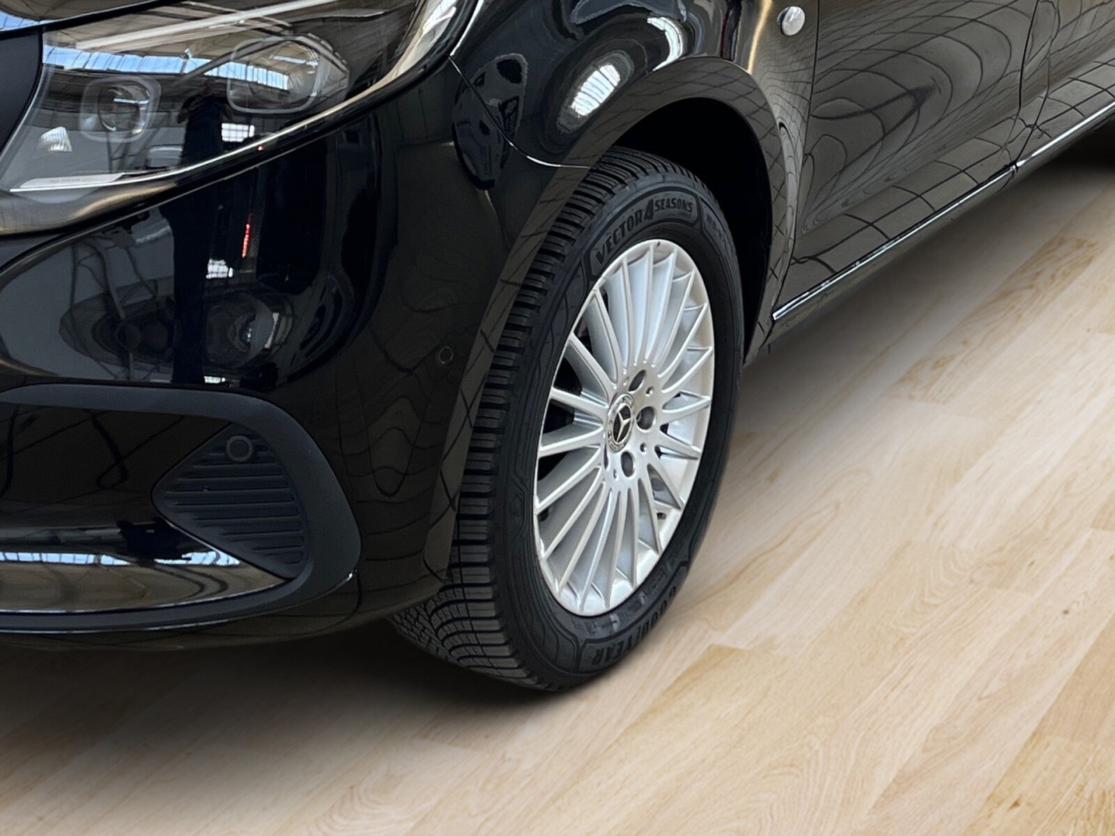 Ausstattungslinien und -Pakete:  Aerodynamik-Paket,   BlueEFFICIENCY-Paket:  Chrom Interieur-Paket:  Fahrassistenz-Paket:  Modellgeneration 2,   Park-Paket mit Rückfahrkamera:  Spiegel-Paket Vito:  Tourer PRO:Exterieur:  Anhängelast 2500 kg:  Anhängerkupplung Kugelkopf abnehmbar:  Außenspiegel elektrisch heranklappbar:  Außenspiegel heizbar und elektrisch verstellbar,   Baureihe C447 Vito/V-Klasse:  Befestigungspunkte im Dachrahmen,   CO2-optimierte Bremsanlage,   EASY PACK Paket - elektr. Schiebetür/Heckklappe,   Elektr. Betätigung für Schiebetür links:  Elektr. Betätigung für Schiebetür rechts:  Fehlbetankungsschutz,   Fenster in Heckklappe mit Wisch- und Waschanlage,   Fenster vorn links, fest in Seitenwand/Schiebetür,   Generator 14 V / 250 A:  Gewichtsvariante 3.200 kg,   Haupttank 70 Liter:  Heizung für Scheibenwaschanlage:  Hinterachswellenfabrikat IFA,   Kombifahrzeug:  Komplettfahrzeug,   Kühlergrill verchromt,   Leichtmetallräder 7 J x 17, 20-Speichen Design,   Metallic-Lack:  Multibeam LED: Fernlichtassistent Adaptive plus,   Radstand 3200 mm, Überhang lang,   Schiebetür links:  Schluss-, Brems- und Blinklicht in LED-Technik:  Steuercode Umstellung WLTP,   Steuercode Zertifizierung II,   Stoßfänger und Anbauteile in Wagenfarbe lackiertInterieur:  3er-Sitzbank in 2. SR (klapp-, wickel-, herausnehmbar) mit Isofix u. Top Tether auf außen, 2 Einzelsitze in der 3. SR,   Beifahrersitz Zweisitzer:  Beleuchtung im Haltegriff Fond mit Lesespot,   Fenster fest hinten,   Innenspiegel  automatisch abblendend,   Innenverkleidung gehobene Ausführung,   Klimaanlage halbautom. geregelt, TEMPMATIC im Fond:  Klimatisierungsautomatik Thermotronic:  Komfort Fahrersitz:  Kunstleder schwarz:  Lederlenkrad:  Linkslenker,   Lordosenstütze Fahrersitz,   Sitzbelegungserkennung Fahrersitz:  Sitzheizung für Beifahrer:  Sitzheizung für Fahrer:  Sitzkissentiefenverstellung Fahrer,   Vordersitze mit EASY-ENTRY-FunktionMultimedia:  2-Wege-Lautsprecher vorn und hinten,   Digitales Extra: Festplatten-Navigation,   Digitales Extra: Remote Services Plus,   Digitales Extra: Smartphone Integration,   Digitales Radio (DAB):  Kommunikationsmodul (LTE) für digitale Dienste:  Live Traffic Information,   MBUX Multimediasystem:  Mercedes-Benz Notrufsystem:Komfort und Umwelt:  9G-TRONIC:  Abgasreinigung SCR Generation 4,   Aktiver Geschwindigkeitslimit-Assistent:  Aktiver Lenk-Assistent:  Aktiver Spurhalte-Assistent:  Allrad permanent:  Attention Assist:  Berganfahrhilfe:  Colorverglasung im Fond, Schwarzglas:  Easy-Pack Heckklappe:  ECO Start-Stop Funktion:  Emissionsklasse  Euro 6b M/N1 GR. II:  Erweitertes autom. Wiederanfahren auf Autobahnen,   Fahrlichtassistent,   Innen- und Umfeldbeleuchtung Kombi,   Intelligenter Geschwindigkeitsassistent (ISA),   Kindererkennung im Fahrzeug passiv,   Kofferraum-Komfortschließung,   Lenkrad in Neigung und Höhe verstellbar,   Multifunktionslenkrad:  Nachtbeleuchtung,   Sauglüfter elektrisch Leistungsstufe 5,   Streckenbasierte Geschwindigkeitsanpassung,   Totwinkel-Assistent:  Verkehrszeichen-Assistent:  Zuheizer  elektrischSicherheit:  Aktiver Abstands-Assistent DISTRONIC:  Aktiver Brems-Assistent:  Beifahrerairbag,   Bremskraftverstärkerausfallkompensierung,   elek. Feststellbremse,   HOLD-Funktion:  Kindersicherung an Türen im Fahrgastraum,   Reifendrucküberwachung an VA u. HA, drahtlos:  Thorax-Pelvis-Sidebag Beifahrer:  Thorax-Pelvis-Sidebag Fahrer,   Windowbags für Fahrer und Beifahrer:Zustand/Papiere:  Modellpflege:  Wartungsintervall 40.000 km,   Zulassung als PKW:Weiteres:  AEJ X4/1,   AEJ X4/2,   Fahrzeug HVO fähig,   Fenster v. rechts, fest in Seitenwand/Schiebetür,   Hersteller Mercedes-Benz AG,   Kundenauftrag VdZ,   Kunstoffboden TPO im Fahrgastraum,   Mopf II,   OM654 DE 20 LA Leistungsstufe 5 Top Type,   Pannenmanagement,   Schilder / Druckschriften deutsch,   Sitzbef. Fond m.Schnellverriegelung 2 Sitzreihen,   Steuercode Modellpflege,   Vertriebskennzeichen 0,   VIN codierte Fahrzeugdaten mit Prüfziffer,   174 kW (237 PS) 4200/min,   Änderungsjahr G4-II,   Geschwindigkeitsbegrenzung 210 km/h,   Modelljahr 5.