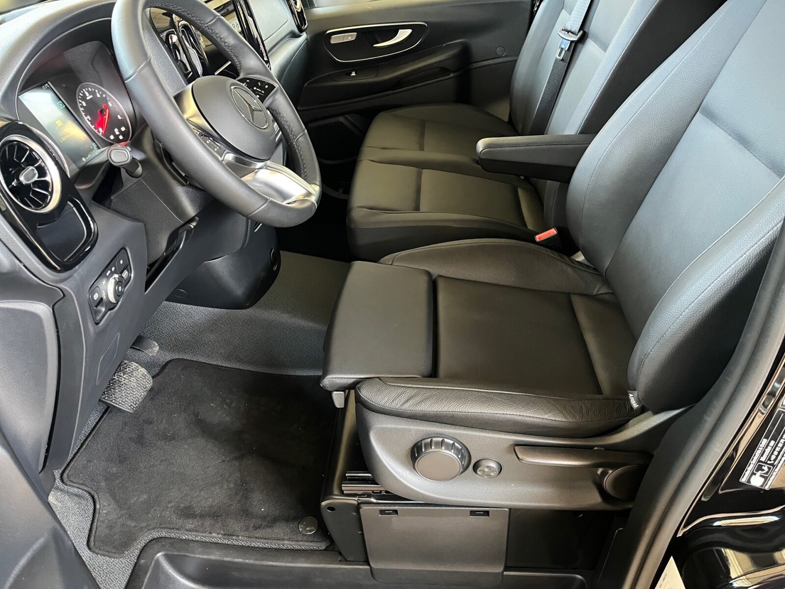 Ausstattungslinien und -Pakete:  Aerodynamik-Paket,   BlueEFFICIENCY-Paket:  Chrom Interieur-Paket:  Fahrassistenz-Paket:  Modellgeneration 2,   Park-Paket mit Rückfahrkamera:  Spiegel-Paket Vito:  Tourer PRO:Exterieur:  Anhängelast 2500 kg:  Anhängerkupplung Kugelkopf abnehmbar:  Außenspiegel elektrisch heranklappbar:  Außenspiegel heizbar und elektrisch verstellbar,   Baureihe C447 Vito/V-Klasse:  Befestigungspunkte im Dachrahmen,   CO2-optimierte Bremsanlage,   EASY PACK Paket - elektr. Schiebetür/Heckklappe,   Elektr. Betätigung für Schiebetür links:  Elektr. Betätigung für Schiebetür rechts:  Fehlbetankungsschutz,   Fenster in Heckklappe mit Wisch- und Waschanlage,   Fenster vorn links, fest in Seitenwand/Schiebetür,   Generator 14 V / 250 A:  Gewichtsvariante 3.200 kg,   Haupttank 70 Liter:  Heizung für Scheibenwaschanlage:  Hinterachswellenfabrikat IFA,   Kombifahrzeug:  Komplettfahrzeug,   Kühlergrill verchromt,   Leichtmetallräder 7 J x 17, 20-Speichen Design,   Metallic-Lack:  Multibeam LED: Fernlichtassistent Adaptive plus,   Radstand 3200 mm, Überhang lang,   Schiebetür links:  Schluss-, Brems- und Blinklicht in LED-Technik:  Steuercode Umstellung WLTP,   Steuercode Zertifizierung II,   Stoßfänger und Anbauteile in Wagenfarbe lackiertInterieur:  3er-Sitzbank in 2. SR (klapp-, wickel-, herausnehmbar) mit Isofix u. Top Tether auf außen, 2 Einzelsitze in der 3. SR,   Beifahrersitz Zweisitzer:  Beleuchtung im Haltegriff Fond mit Lesespot,   Fenster fest hinten,   Innenspiegel  automatisch abblendend,   Innenverkleidung gehobene Ausführung,   Klimaanlage halbautom. geregelt, TEMPMATIC im Fond:  Klimatisierungsautomatik Thermotronic:  Komfort Fahrersitz:  Kunstleder schwarz:  Lederlenkrad:  Linkslenker,   Lordosenstütze Fahrersitz,   Sitzbelegungserkennung Fahrersitz:  Sitzheizung für Beifahrer:  Sitzheizung für Fahrer:  Sitzkissentiefenverstellung Fahrer,   Vordersitze mit EASY-ENTRY-FunktionMultimedia:  2-Wege-Lautsprecher vorn und hinten,   Digitales Extra: Festplatten-Navigation,   Digitales Extra: Remote Services Plus,   Digitales Extra: Smartphone Integration,   Digitales Radio (DAB):  Kommunikationsmodul (LTE) für digitale Dienste:  Live Traffic Information,   MBUX Multimediasystem:  Mercedes-Benz Notrufsystem:Komfort und Umwelt:  9G-TRONIC:  Abgasreinigung SCR Generation 4,   Aktiver Geschwindigkeitslimit-Assistent:  Aktiver Lenk-Assistent:  Aktiver Spurhalte-Assistent:  Allrad permanent:  Attention Assist:  Berganfahrhilfe:  Colorverglasung im Fond, Schwarzglas:  Easy-Pack Heckklappe:  ECO Start-Stop Funktion:  Emissionsklasse  Euro 6b M/N1 GR. II:  Erweitertes autom. Wiederanfahren auf Autobahnen,   Fahrlichtassistent,   Innen- und Umfeldbeleuchtung Kombi,   Intelligenter Geschwindigkeitsassistent (ISA),   Kindererkennung im Fahrzeug passiv,   Kofferraum-Komfortschließung,   Lenkrad in Neigung und Höhe verstellbar,   Multifunktionslenkrad:  Nachtbeleuchtung,   Sauglüfter elektrisch Leistungsstufe 5,   Streckenbasierte Geschwindigkeitsanpassung,   Totwinkel-Assistent:  Verkehrszeichen-Assistent:  Zuheizer  elektrischSicherheit:  Aktiver Abstands-Assistent DISTRONIC:  Aktiver Brems-Assistent:  Beifahrerairbag,   Bremskraftverstärkerausfallkompensierung,   elek. Feststellbremse,   HOLD-Funktion:  Kindersicherung an Türen im Fahrgastraum,   Reifendrucküberwachung an VA u. HA, drahtlos:  Thorax-Pelvis-Sidebag Beifahrer:  Thorax-Pelvis-Sidebag Fahrer,   Windowbags für Fahrer und Beifahrer:Zustand/Papiere:  Modellpflege:  Wartungsintervall 40.000 km,   Zulassung als PKW:Weiteres:  AEJ X4/1,   AEJ X4/2,   Fahrzeug HVO fähig,   Fenster v. rechts, fest in Seitenwand/Schiebetür,   Hersteller Mercedes-Benz AG,   Kundenauftrag VdZ,   Kunstoffboden TPO im Fahrgastraum,   Mopf II,   OM654 DE 20 LA Leistungsstufe 5 Top Type,   Pannenmanagement,   Schilder / Druckschriften deutsch,   Sitzbef. Fond m.Schnellverriegelung 2 Sitzreihen,   Steuercode Modellpflege,   Vertriebskennzeichen 0,   VIN codierte Fahrzeugdaten mit Prüfziffer,   174 kW (237 PS) 4200/min,   Änderungsjahr G4-II,   Geschwindigkeitsbegrenzung 210 km/h,   Modelljahr 5.