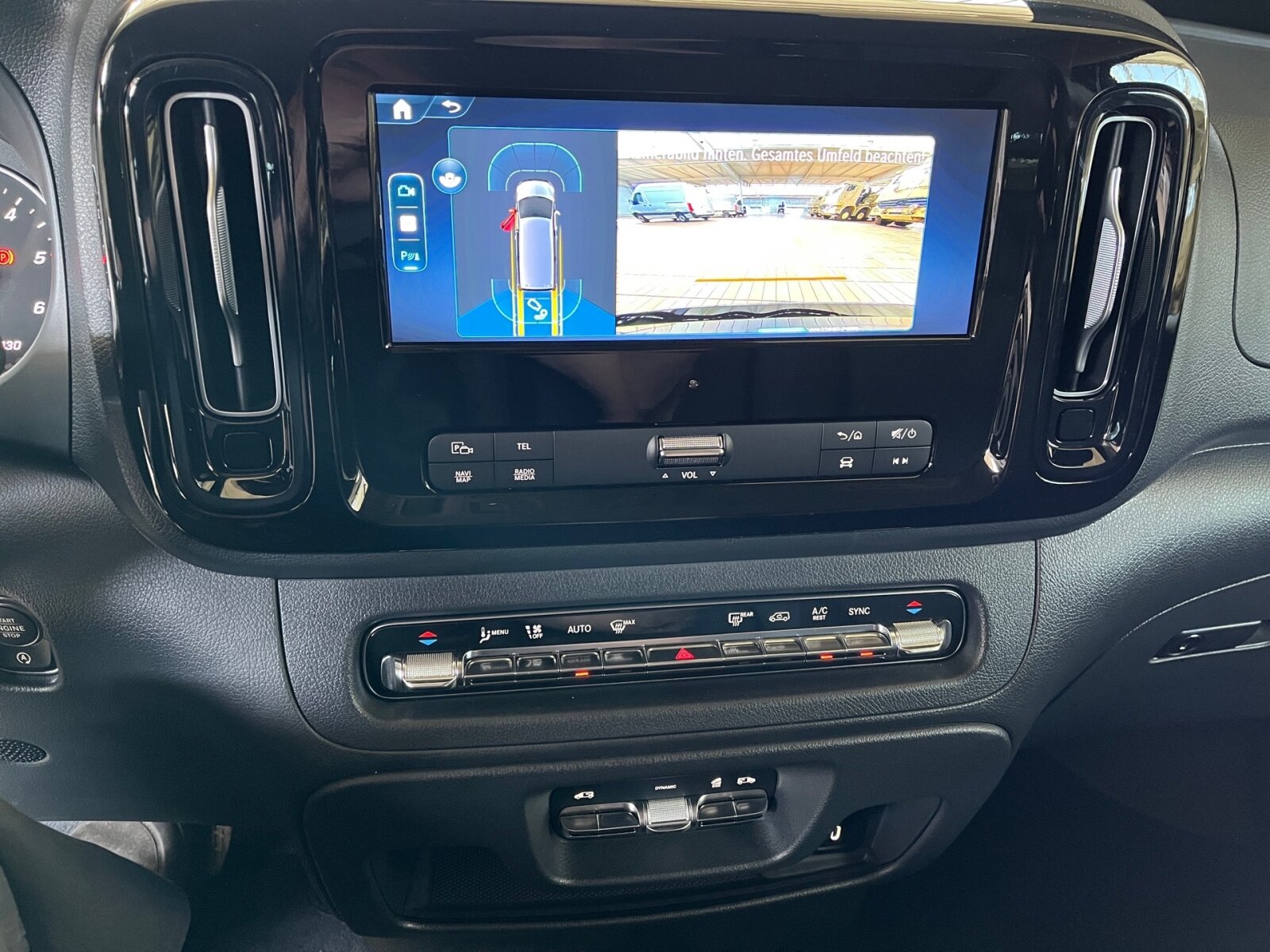 Ausstattungslinien und -Pakete:  Aerodynamik-Paket,   BlueEFFICIENCY-Paket:  Chrom Interieur-Paket:  Fahrassistenz-Paket:  Modellgeneration 2,   Park-Paket mit Rückfahrkamera:  Spiegel-Paket Vito:  Tourer PRO:Exterieur:  Anhängelast 2500 kg:  Anhängerkupplung Kugelkopf abnehmbar:  Außenspiegel elektrisch heranklappbar:  Außenspiegel heizbar und elektrisch verstellbar,   Baureihe C447 Vito/V-Klasse:  Befestigungspunkte im Dachrahmen,   CO2-optimierte Bremsanlage,   EASY PACK Paket - elektr. Schiebetür/Heckklappe,   Elektr. Betätigung für Schiebetür links:  Elektr. Betätigung für Schiebetür rechts:  Fehlbetankungsschutz,   Fenster in Heckklappe mit Wisch- und Waschanlage,   Fenster vorn links, fest in Seitenwand/Schiebetür,   Generator 14 V / 250 A:  Gewichtsvariante 3.200 kg,   Haupttank 70 Liter:  Heizung für Scheibenwaschanlage:  Hinterachswellenfabrikat IFA,   Kombifahrzeug:  Komplettfahrzeug,   Kühlergrill verchromt,   Leichtmetallräder 7 J x 17, 20-Speichen Design,   Metallic-Lack:  Multibeam LED: Fernlichtassistent Adaptive plus,   Radstand 3200 mm, Überhang lang,   Schiebetür links:  Schluss-, Brems- und Blinklicht in LED-Technik:  Steuercode Umstellung WLTP,   Steuercode Zertifizierung II,   Stoßfänger und Anbauteile in Wagenfarbe lackiertInterieur:  3er-Sitzbank in 2. SR (klapp-, wickel-, herausnehmbar) mit Isofix u. Top Tether auf außen, 2 Einzelsitze in der 3. SR,   Beifahrersitz Zweisitzer:  Beleuchtung im Haltegriff Fond mit Lesespot,   Fenster fest hinten,   Innenspiegel  automatisch abblendend,   Innenverkleidung gehobene Ausführung,   Klimaanlage halbautom. geregelt, TEMPMATIC im Fond:  Klimatisierungsautomatik Thermotronic:  Komfort Fahrersitz:  Kunstleder schwarz:  Lederlenkrad:  Linkslenker,   Lordosenstütze Fahrersitz,   Sitzbelegungserkennung Fahrersitz:  Sitzheizung für Beifahrer:  Sitzheizung für Fahrer:  Sitzkissentiefenverstellung Fahrer,   Vordersitze mit EASY-ENTRY-FunktionMultimedia:  2-Wege-Lautsprecher vorn und hinten,   Digitales Extra: Festplatten-Navigation,   Digitales Extra: Remote Services Plus,   Digitales Extra: Smartphone Integration,   Digitales Radio (DAB):  Kommunikationsmodul (LTE) für digitale Dienste:  Live Traffic Information,   MBUX Multimediasystem:  Mercedes-Benz Notrufsystem:Komfort und Umwelt:  9G-TRONIC:  Abgasreinigung SCR Generation 4,   Aktiver Geschwindigkeitslimit-Assistent:  Aktiver Lenk-Assistent:  Aktiver Spurhalte-Assistent:  Allrad permanent:  Attention Assist:  Berganfahrhilfe:  Colorverglasung im Fond, Schwarzglas:  Easy-Pack Heckklappe:  ECO Start-Stop Funktion:  Emissionsklasse  Euro 6b M/N1 GR. II:  Erweitertes autom. Wiederanfahren auf Autobahnen,   Fahrlichtassistent,   Innen- und Umfeldbeleuchtung Kombi,   Intelligenter Geschwindigkeitsassistent (ISA),   Kindererkennung im Fahrzeug passiv,   Kofferraum-Komfortschließung,   Lenkrad in Neigung und Höhe verstellbar,   Multifunktionslenkrad:  Nachtbeleuchtung,   Sauglüfter elektrisch Leistungsstufe 5,   Streckenbasierte Geschwindigkeitsanpassung,   Totwinkel-Assistent:  Verkehrszeichen-Assistent:  Zuheizer  elektrischSicherheit:  Aktiver Abstands-Assistent DISTRONIC:  Aktiver Brems-Assistent:  Beifahrerairbag,   Bremskraftverstärkerausfallkompensierung,   elek. Feststellbremse,   HOLD-Funktion:  Kindersicherung an Türen im Fahrgastraum,   Reifendrucküberwachung an VA u. HA, drahtlos:  Thorax-Pelvis-Sidebag Beifahrer:  Thorax-Pelvis-Sidebag Fahrer,   Windowbags für Fahrer und Beifahrer:Zustand/Papiere:  Modellpflege:  Wartungsintervall 40.000 km,   Zulassung als PKW:Weiteres:  AEJ X4/1,   AEJ X4/2,   Fahrzeug HVO fähig,   Fenster v. rechts, fest in Seitenwand/Schiebetür,   Hersteller Mercedes-Benz AG,   Kundenauftrag VdZ,   Kunstoffboden TPO im Fahrgastraum,   Mopf II,   OM654 DE 20 LA Leistungsstufe 5 Top Type,   Pannenmanagement,   Schilder / Druckschriften deutsch,   Sitzbef. Fond m.Schnellverriegelung 2 Sitzreihen,   Steuercode Modellpflege,   Vertriebskennzeichen 0,   VIN codierte Fahrzeugdaten mit Prüfziffer,   174 kW (237 PS) 4200/min,   Änderungsjahr G4-II,   Geschwindigkeitsbegrenzung 210 km/h,   Modelljahr 5.