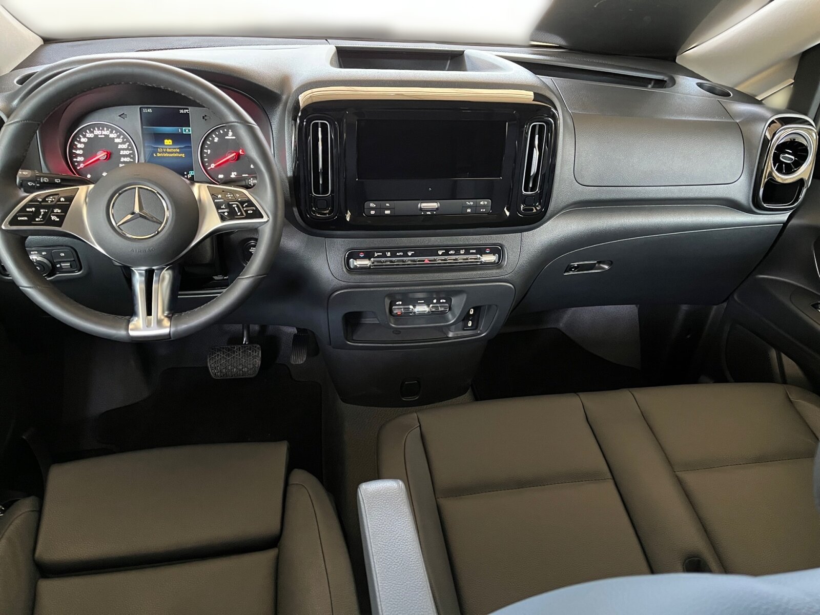 Ausstattungslinien und -Pakete:  Aerodynamik-Paket,   BlueEFFICIENCY-Paket:  Chrom Interieur-Paket:  Fahrassistenz-Paket:  Modellgeneration 2,   Park-Paket mit Rückfahrkamera:  Spiegel-Paket Vito:  Tourer PRO:Exterieur:  Anhängelast 2500 kg:  Anhängerkupplung Kugelkopf abnehmbar:  Außenspiegel elektrisch heranklappbar:  Außenspiegel heizbar und elektrisch verstellbar,   Baureihe C447 Vito/V-Klasse:  Befestigungspunkte im Dachrahmen,   CO2-optimierte Bremsanlage,   EASY PACK Paket - elektr. Schiebetür/Heckklappe,   Elektr. Betätigung für Schiebetür links:  Elektr. Betätigung für Schiebetür rechts:  Fehlbetankungsschutz,   Fenster in Heckklappe mit Wisch- und Waschanlage,   Fenster vorn links, fest in Seitenwand/Schiebetür,   Generator 14 V / 250 A:  Gewichtsvariante 3.200 kg,   Haupttank 70 Liter:  Heizung für Scheibenwaschanlage:  Hinterachswellenfabrikat IFA,   Kombifahrzeug:  Komplettfahrzeug,   Kühlergrill verchromt,   Leichtmetallräder 7 J x 17, 20-Speichen Design,   Metallic-Lack:  Multibeam LED: Fernlichtassistent Adaptive plus,   Radstand 3200 mm, Überhang lang,   Schiebetür links:  Schluss-, Brems- und Blinklicht in LED-Technik:  Steuercode Umstellung WLTP,   Steuercode Zertifizierung II,   Stoßfänger und Anbauteile in Wagenfarbe lackiertInterieur:  3er-Sitzbank in 2. SR (klapp-, wickel-, herausnehmbar) mit Isofix u. Top Tether auf außen, 2 Einzelsitze in der 3. SR,   Beifahrersitz Zweisitzer:  Beleuchtung im Haltegriff Fond mit Lesespot,   Fenster fest hinten,   Innenspiegel  automatisch abblendend,   Innenverkleidung gehobene Ausführung,   Klimaanlage halbautom. geregelt, TEMPMATIC im Fond:  Klimatisierungsautomatik Thermotronic:  Komfort Fahrersitz:  Kunstleder schwarz:  Lederlenkrad:  Linkslenker,   Lordosenstütze Fahrersitz,   Sitzbelegungserkennung Fahrersitz:  Sitzheizung für Beifahrer:  Sitzheizung für Fahrer:  Sitzkissentiefenverstellung Fahrer,   Vordersitze mit EASY-ENTRY-FunktionMultimedia:  2-Wege-Lautsprecher vorn und hinten,   Digitales Extra: Festplatten-Navigation,   Digitales Extra: Remote Services Plus,   Digitales Extra: Smartphone Integration,   Digitales Radio (DAB):  Kommunikationsmodul (LTE) für digitale Dienste:  Live Traffic Information,   MBUX Multimediasystem:  Mercedes-Benz Notrufsystem:Komfort und Umwelt:  9G-TRONIC:  Abgasreinigung SCR Generation 4,   Aktiver Geschwindigkeitslimit-Assistent:  Aktiver Lenk-Assistent:  Aktiver Spurhalte-Assistent:  Allrad permanent:  Attention Assist:  Berganfahrhilfe:  Colorverglasung im Fond, Schwarzglas:  Easy-Pack Heckklappe:  ECO Start-Stop Funktion:  Emissionsklasse  Euro 6b M/N1 GR. II:  Erweitertes autom. Wiederanfahren auf Autobahnen,   Fahrlichtassistent,   Innen- und Umfeldbeleuchtung Kombi,   Intelligenter Geschwindigkeitsassistent (ISA),   Kindererkennung im Fahrzeug passiv,   Kofferraum-Komfortschließung,   Lenkrad in Neigung und Höhe verstellbar,   Multifunktionslenkrad:  Nachtbeleuchtung,   Sauglüfter elektrisch Leistungsstufe 5,   Streckenbasierte Geschwindigkeitsanpassung,   Totwinkel-Assistent:  Verkehrszeichen-Assistent:  Zuheizer  elektrischSicherheit:  Aktiver Abstands-Assistent DISTRONIC:  Aktiver Brems-Assistent:  Beifahrerairbag,   Bremskraftverstärkerausfallkompensierung,   elek. Feststellbremse,   HOLD-Funktion:  Kindersicherung an Türen im Fahrgastraum,   Reifendrucküberwachung an VA u. HA, drahtlos:  Thorax-Pelvis-Sidebag Beifahrer:  Thorax-Pelvis-Sidebag Fahrer,   Windowbags für Fahrer und Beifahrer:Zustand/Papiere:  Modellpflege:  Wartungsintervall 40.000 km,   Zulassung als PKW:Weiteres:  AEJ X4/1,   AEJ X4/2,   Fahrzeug HVO fähig,   Fenster v. rechts, fest in Seitenwand/Schiebetür,   Hersteller Mercedes-Benz AG,   Kundenauftrag VdZ,   Kunstoffboden TPO im Fahrgastraum,   Mopf II,   OM654 DE 20 LA Leistungsstufe 5 Top Type,   Pannenmanagement,   Schilder / Druckschriften deutsch,   Sitzbef. Fond m.Schnellverriegelung 2 Sitzreihen,   Steuercode Modellpflege,   Vertriebskennzeichen 0,   VIN codierte Fahrzeugdaten mit Prüfziffer,   174 kW (237 PS) 4200/min,   Änderungsjahr G4-II,   Geschwindigkeitsbegrenzung 210 km/h,   Modelljahr 5.
