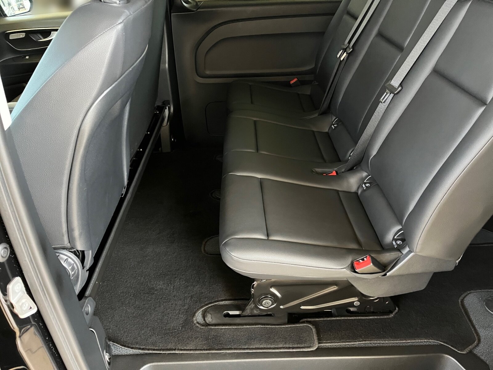 Ausstattungslinien und -Pakete:  Aerodynamik-Paket,   BlueEFFICIENCY-Paket:  Chrom Interieur-Paket:  Fahrassistenz-Paket:  Modellgeneration 2,   Park-Paket mit Rückfahrkamera:  Spiegel-Paket Vito:  Tourer PRO:Exterieur:  Anhängelast 2500 kg:  Anhängerkupplung Kugelkopf abnehmbar:  Außenspiegel elektrisch heranklappbar:  Außenspiegel heizbar und elektrisch verstellbar,   Baureihe C447 Vito/V-Klasse:  Befestigungspunkte im Dachrahmen,   CO2-optimierte Bremsanlage,   EASY PACK Paket - elektr. Schiebetür/Heckklappe,   Elektr. Betätigung für Schiebetür links:  Elektr. Betätigung für Schiebetür rechts:  Fehlbetankungsschutz,   Fenster in Heckklappe mit Wisch- und Waschanlage,   Fenster vorn links, fest in Seitenwand/Schiebetür,   Generator 14 V / 250 A:  Gewichtsvariante 3.200 kg,   Haupttank 70 Liter:  Heizung für Scheibenwaschanlage:  Hinterachswellenfabrikat IFA,   Kombifahrzeug:  Komplettfahrzeug,   Kühlergrill verchromt,   Leichtmetallräder 7 J x 17, 20-Speichen Design,   Metallic-Lack:  Multibeam LED: Fernlichtassistent Adaptive plus,   Radstand 3200 mm, Überhang lang,   Schiebetür links:  Schluss-, Brems- und Blinklicht in LED-Technik:  Steuercode Umstellung WLTP,   Steuercode Zertifizierung II,   Stoßfänger und Anbauteile in Wagenfarbe lackiertInterieur:  3er-Sitzbank in 2. SR (klapp-, wickel-, herausnehmbar) mit Isofix u. Top Tether auf außen, 2 Einzelsitze in der 3. SR,   Beifahrersitz Zweisitzer:  Beleuchtung im Haltegriff Fond mit Lesespot,   Fenster fest hinten,   Innenspiegel  automatisch abblendend,   Innenverkleidung gehobene Ausführung,   Klimaanlage halbautom. geregelt, TEMPMATIC im Fond:  Klimatisierungsautomatik Thermotronic:  Komfort Fahrersitz:  Kunstleder schwarz:  Lederlenkrad:  Linkslenker,   Lordosenstütze Fahrersitz,   Sitzbelegungserkennung Fahrersitz:  Sitzheizung für Beifahrer:  Sitzheizung für Fahrer:  Sitzkissentiefenverstellung Fahrer,   Vordersitze mit EASY-ENTRY-FunktionMultimedia:  2-Wege-Lautsprecher vorn und hinten,   Digitales Extra: Festplatten-Navigation,   Digitales Extra: Remote Services Plus,   Digitales Extra: Smartphone Integration,   Digitales Radio (DAB):  Kommunikationsmodul (LTE) für digitale Dienste:  Live Traffic Information,   MBUX Multimediasystem:  Mercedes-Benz Notrufsystem:Komfort und Umwelt:  9G-TRONIC:  Abgasreinigung SCR Generation 4,   Aktiver Geschwindigkeitslimit-Assistent:  Aktiver Lenk-Assistent:  Aktiver Spurhalte-Assistent:  Allrad permanent:  Attention Assist:  Berganfahrhilfe:  Colorverglasung im Fond, Schwarzglas:  Easy-Pack Heckklappe:  ECO Start-Stop Funktion:  Emissionsklasse  Euro 6b M/N1 GR. II:  Erweitertes autom. Wiederanfahren auf Autobahnen,   Fahrlichtassistent,   Innen- und Umfeldbeleuchtung Kombi,   Intelligenter Geschwindigkeitsassistent (ISA),   Kindererkennung im Fahrzeug passiv,   Kofferraum-Komfortschließung,   Lenkrad in Neigung und Höhe verstellbar,   Multifunktionslenkrad:  Nachtbeleuchtung,   Sauglüfter elektrisch Leistungsstufe 5,   Streckenbasierte Geschwindigkeitsanpassung,   Totwinkel-Assistent:  Verkehrszeichen-Assistent:  Zuheizer  elektrischSicherheit:  Aktiver Abstands-Assistent DISTRONIC:  Aktiver Brems-Assistent:  Beifahrerairbag,   Bremskraftverstärkerausfallkompensierung,   elek. Feststellbremse,   HOLD-Funktion:  Kindersicherung an Türen im Fahrgastraum,   Reifendrucküberwachung an VA u. HA, drahtlos:  Thorax-Pelvis-Sidebag Beifahrer:  Thorax-Pelvis-Sidebag Fahrer,   Windowbags für Fahrer und Beifahrer:Zustand/Papiere:  Modellpflege:  Wartungsintervall 40.000 km,   Zulassung als PKW:Weiteres:  AEJ X4/1,   AEJ X4/2,   Fahrzeug HVO fähig,   Fenster v. rechts, fest in Seitenwand/Schiebetür,   Hersteller Mercedes-Benz AG,   Kundenauftrag VdZ,   Kunstoffboden TPO im Fahrgastraum,   Mopf II,   OM654 DE 20 LA Leistungsstufe 5 Top Type,   Pannenmanagement,   Schilder / Druckschriften deutsch,   Sitzbef. Fond m.Schnellverriegelung 2 Sitzreihen,   Steuercode Modellpflege,   Vertriebskennzeichen 0,   VIN codierte Fahrzeugdaten mit Prüfziffer,   174 kW (237 PS) 4200/min,   Änderungsjahr G4-II,   Geschwindigkeitsbegrenzung 210 km/h,   Modelljahr 5.