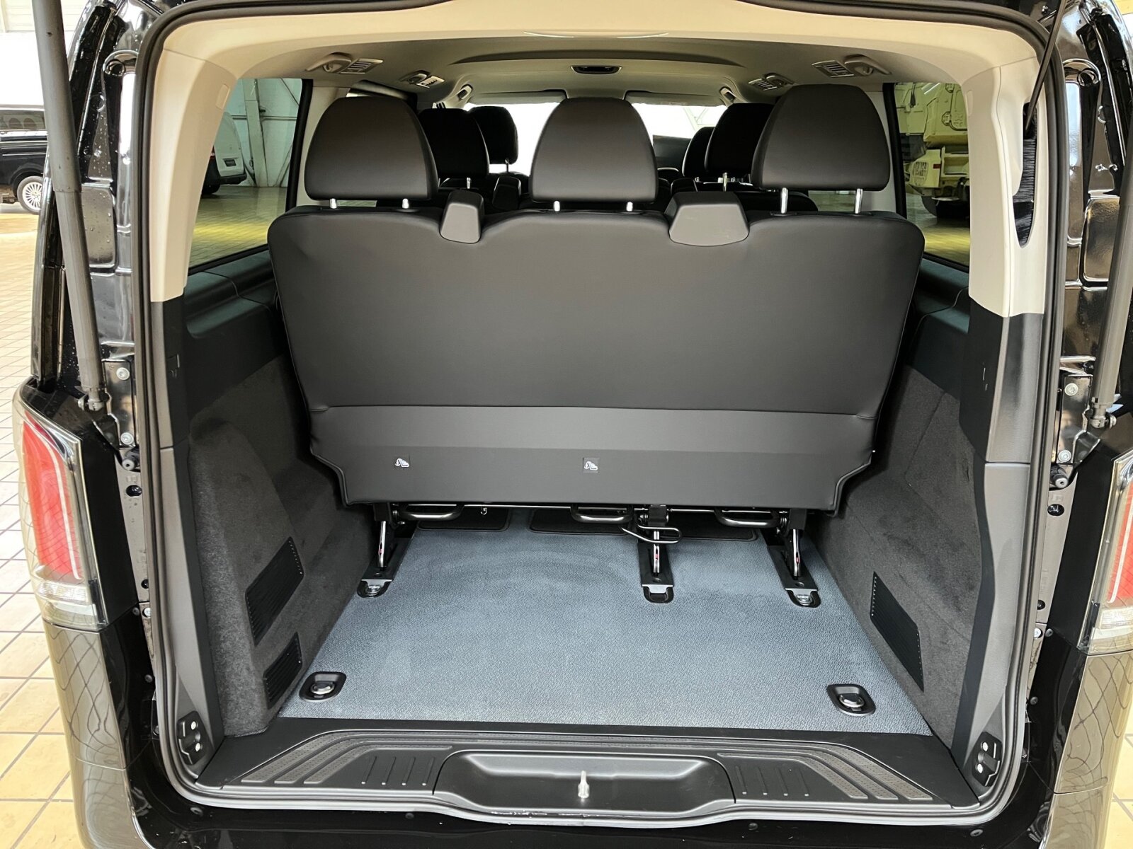 Ausstattungslinien und -Pakete:  Aerodynamik-Paket,   BlueEFFICIENCY-Paket:  Chrom Interieur-Paket:  Fahrassistenz-Paket:  Modellgeneration 2,   Park-Paket mit Rückfahrkamera:  Spiegel-Paket Vito:  Tourer PRO:Exterieur:  Anhängelast 2500 kg:  Anhängerkupplung Kugelkopf abnehmbar:  Außenspiegel elektrisch heranklappbar:  Außenspiegel heizbar und elektrisch verstellbar,   Baureihe C447 Vito/V-Klasse:  Befestigungspunkte im Dachrahmen,   CO2-optimierte Bremsanlage,   EASY PACK Paket - elektr. Schiebetür/Heckklappe,   Elektr. Betätigung für Schiebetür links:  Elektr. Betätigung für Schiebetür rechts:  Fehlbetankungsschutz,   Fenster in Heckklappe mit Wisch- und Waschanlage,   Fenster vorn links, fest in Seitenwand/Schiebetür,   Generator 14 V / 250 A:  Gewichtsvariante 3.200 kg,   Haupttank 70 Liter:  Heizung für Scheibenwaschanlage:  Hinterachswellenfabrikat IFA,   Kombifahrzeug:  Komplettfahrzeug,   Kühlergrill verchromt,   Leichtmetallräder 7 J x 17, 20-Speichen Design,   Metallic-Lack:  Multibeam LED: Fernlichtassistent Adaptive plus,   Radstand 3200 mm, Überhang lang,   Schiebetür links:  Schluss-, Brems- und Blinklicht in LED-Technik:  Steuercode Umstellung WLTP,   Steuercode Zertifizierung II,   Stoßfänger und Anbauteile in Wagenfarbe lackiertInterieur:  3er-Sitzbank in 2. SR (klapp-, wickel-, herausnehmbar) mit Isofix u. Top Tether auf außen, 2 Einzelsitze in der 3. SR,   Beifahrersitz Zweisitzer:  Beleuchtung im Haltegriff Fond mit Lesespot,   Fenster fest hinten,   Innenspiegel  automatisch abblendend,   Innenverkleidung gehobene Ausführung,   Klimaanlage halbautom. geregelt, TEMPMATIC im Fond:  Klimatisierungsautomatik Thermotronic:  Komfort Fahrersitz:  Kunstleder schwarz:  Lederlenkrad:  Linkslenker,   Lordosenstütze Fahrersitz,   Sitzbelegungserkennung Fahrersitz:  Sitzheizung für Beifahrer:  Sitzheizung für Fahrer:  Sitzkissentiefenverstellung Fahrer,   Vordersitze mit EASY-ENTRY-FunktionMultimedia:  2-Wege-Lautsprecher vorn und hinten,   Digitales Extra: Festplatten-Navigation,   Digitales Extra: Remote Services Plus,   Digitales Extra: Smartphone Integration,   Digitales Radio (DAB):  Kommunikationsmodul (LTE) für digitale Dienste:  Live Traffic Information,   MBUX Multimediasystem:  Mercedes-Benz Notrufsystem:Komfort und Umwelt:  9G-TRONIC:  Abgasreinigung SCR Generation 4,   Aktiver Geschwindigkeitslimit-Assistent:  Aktiver Lenk-Assistent:  Aktiver Spurhalte-Assistent:  Allrad permanent:  Attention Assist:  Berganfahrhilfe:  Colorverglasung im Fond, Schwarzglas:  Easy-Pack Heckklappe:  ECO Start-Stop Funktion:  Emissionsklasse  Euro 6b M/N1 GR. II:  Erweitertes autom. Wiederanfahren auf Autobahnen,   Fahrlichtassistent,   Innen- und Umfeldbeleuchtung Kombi,   Intelligenter Geschwindigkeitsassistent (ISA),   Kindererkennung im Fahrzeug passiv,   Kofferraum-Komfortschließung,   Lenkrad in Neigung und Höhe verstellbar,   Multifunktionslenkrad:  Nachtbeleuchtung,   Sauglüfter elektrisch Leistungsstufe 5,   Streckenbasierte Geschwindigkeitsanpassung,   Totwinkel-Assistent:  Verkehrszeichen-Assistent:  Zuheizer  elektrischSicherheit:  Aktiver Abstands-Assistent DISTRONIC:  Aktiver Brems-Assistent:  Beifahrerairbag,   Bremskraftverstärkerausfallkompensierung,   elek. Feststellbremse,   HOLD-Funktion:  Kindersicherung an Türen im Fahrgastraum,   Reifendrucküberwachung an VA u. HA, drahtlos:  Thorax-Pelvis-Sidebag Beifahrer:  Thorax-Pelvis-Sidebag Fahrer,   Windowbags für Fahrer und Beifahrer:Zustand/Papiere:  Modellpflege:  Wartungsintervall 40.000 km,   Zulassung als PKW:Weiteres:  AEJ X4/1,   AEJ X4/2,   Fahrzeug HVO fähig,   Fenster v. rechts, fest in Seitenwand/Schiebetür,   Hersteller Mercedes-Benz AG,   Kundenauftrag VdZ,   Kunstoffboden TPO im Fahrgastraum,   Mopf II,   OM654 DE 20 LA Leistungsstufe 5 Top Type,   Pannenmanagement,   Schilder / Druckschriften deutsch,   Sitzbef. Fond m.Schnellverriegelung 2 Sitzreihen,   Steuercode Modellpflege,   Vertriebskennzeichen 0,   VIN codierte Fahrzeugdaten mit Prüfziffer,   174 kW (237 PS) 4200/min,   Änderungsjahr G4-II,   Geschwindigkeitsbegrenzung 210 km/h,   Modelljahr 5.