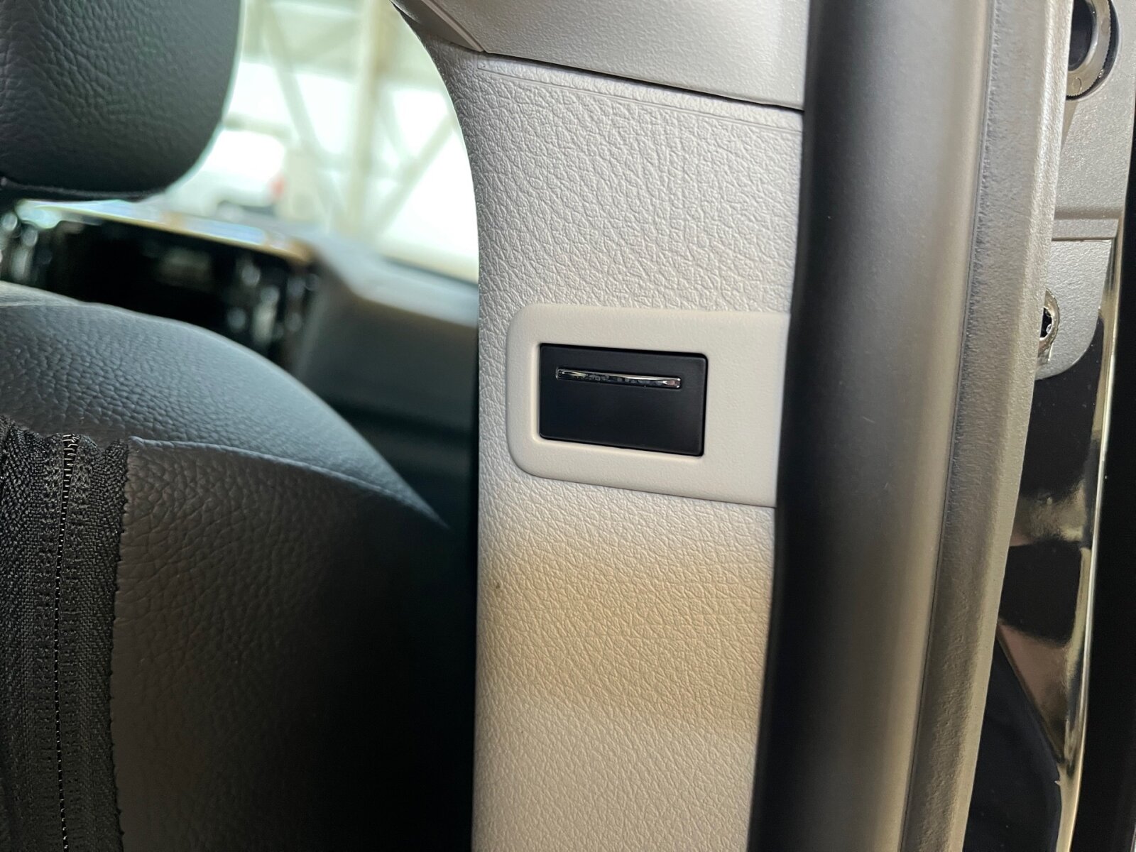 Ausstattungslinien und -Pakete:  Aerodynamik-Paket,   BlueEFFICIENCY-Paket:  Chrom Interieur-Paket:  Fahrassistenz-Paket:  Modellgeneration 2,   Park-Paket mit Rückfahrkamera:  Spiegel-Paket Vito:  Tourer PRO:Exterieur:  Anhängelast 2500 kg:  Anhängerkupplung Kugelkopf abnehmbar:  Außenspiegel elektrisch heranklappbar:  Außenspiegel heizbar und elektrisch verstellbar,   Baureihe C447 Vito/V-Klasse:  Befestigungspunkte im Dachrahmen,   CO2-optimierte Bremsanlage,   EASY PACK Paket - elektr. Schiebetür/Heckklappe,   Elektr. Betätigung für Schiebetür links:  Elektr. Betätigung für Schiebetür rechts:  Fehlbetankungsschutz,   Fenster in Heckklappe mit Wisch- und Waschanlage,   Fenster vorn links, fest in Seitenwand/Schiebetür,   Generator 14 V / 250 A:  Gewichtsvariante 3.200 kg,   Haupttank 70 Liter:  Heizung für Scheibenwaschanlage:  Hinterachswellenfabrikat IFA,   Kombifahrzeug:  Komplettfahrzeug,   Kühlergrill verchromt,   Leichtmetallräder 7 J x 17, 20-Speichen Design,   Metallic-Lack:  Multibeam LED: Fernlichtassistent Adaptive plus,   Radstand 3200 mm, Überhang lang,   Schiebetür links:  Schluss-, Brems- und Blinklicht in LED-Technik:  Steuercode Umstellung WLTP,   Steuercode Zertifizierung II,   Stoßfänger und Anbauteile in Wagenfarbe lackiertInterieur:  3er-Sitzbank in 2. SR (klapp-, wickel-, herausnehmbar) mit Isofix u. Top Tether auf außen, 2 Einzelsitze in der 3. SR,   Beifahrersitz Zweisitzer:  Beleuchtung im Haltegriff Fond mit Lesespot,   Fenster fest hinten,   Innenspiegel  automatisch abblendend,   Innenverkleidung gehobene Ausführung,   Klimaanlage halbautom. geregelt, TEMPMATIC im Fond:  Klimatisierungsautomatik Thermotronic:  Komfort Fahrersitz:  Kunstleder schwarz:  Lederlenkrad:  Linkslenker,   Lordosenstütze Fahrersitz,   Sitzbelegungserkennung Fahrersitz:  Sitzheizung für Beifahrer:  Sitzheizung für Fahrer:  Sitzkissentiefenverstellung Fahrer,   Vordersitze mit EASY-ENTRY-FunktionMultimedia:  2-Wege-Lautsprecher vorn und hinten,   Digitales Extra: Festplatten-Navigation,   Digitales Extra: Remote Services Plus,   Digitales Extra: Smartphone Integration,   Digitales Radio (DAB):  Kommunikationsmodul (LTE) für digitale Dienste:  Live Traffic Information,   MBUX Multimediasystem:  Mercedes-Benz Notrufsystem:Komfort und Umwelt:  9G-TRONIC:  Abgasreinigung SCR Generation 4,   Aktiver Geschwindigkeitslimit-Assistent:  Aktiver Lenk-Assistent:  Aktiver Spurhalte-Assistent:  Allrad permanent:  Attention Assist:  Berganfahrhilfe:  Colorverglasung im Fond, Schwarzglas:  Easy-Pack Heckklappe:  ECO Start-Stop Funktion:  Emissionsklasse  Euro 6b M/N1 GR. II:  Erweitertes autom. Wiederanfahren auf Autobahnen,   Fahrlichtassistent,   Innen- und Umfeldbeleuchtung Kombi,   Intelligenter Geschwindigkeitsassistent (ISA),   Kindererkennung im Fahrzeug passiv,   Kofferraum-Komfortschließung,   Lenkrad in Neigung und Höhe verstellbar,   Multifunktionslenkrad:  Nachtbeleuchtung,   Sauglüfter elektrisch Leistungsstufe 5,   Streckenbasierte Geschwindigkeitsanpassung,   Totwinkel-Assistent:  Verkehrszeichen-Assistent:  Zuheizer  elektrischSicherheit:  Aktiver Abstands-Assistent DISTRONIC:  Aktiver Brems-Assistent:  Beifahrerairbag,   Bremskraftverstärkerausfallkompensierung,   elek. Feststellbremse,   HOLD-Funktion:  Kindersicherung an Türen im Fahrgastraum,   Reifendrucküberwachung an VA u. HA, drahtlos:  Thorax-Pelvis-Sidebag Beifahrer:  Thorax-Pelvis-Sidebag Fahrer,   Windowbags für Fahrer und Beifahrer:Zustand/Papiere:  Modellpflege:  Wartungsintervall 40.000 km,   Zulassung als PKW:Weiteres:  AEJ X4/1,   AEJ X4/2,   Fahrzeug HVO fähig,   Fenster v. rechts, fest in Seitenwand/Schiebetür,   Hersteller Mercedes-Benz AG,   Kundenauftrag VdZ,   Kunstoffboden TPO im Fahrgastraum,   Mopf II,   OM654 DE 20 LA Leistungsstufe 5 Top Type,   Pannenmanagement,   Schilder / Druckschriften deutsch,   Sitzbef. Fond m.Schnellverriegelung 2 Sitzreihen,   Steuercode Modellpflege,   Vertriebskennzeichen 0,   VIN codierte Fahrzeugdaten mit Prüfziffer,   174 kW (237 PS) 4200/min,   Änderungsjahr G4-II,   Geschwindigkeitsbegrenzung 210 km/h,   Modelljahr 5.