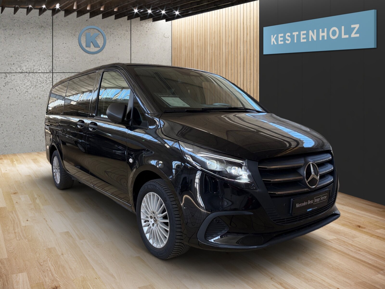 Ausstattungslinien und -Pakete:  Aerodynamik-Paket,   BlueEFFICIENCY-Paket:  Chrom Interieur-Paket:  Fahrassistenz-Paket:  Modellgeneration 2,   Park-Paket mit Rückfahrkamera:  Spiegel-Paket Vito:  Tourer PRO:Exterieur:  Anhängelast 2500 kg:  Anhängerkupplung Kugelkopf abnehmbar:  Außenspiegel elektrisch heranklappbar:  Außenspiegel heizbar und elektrisch verstellbar,   Baureihe C447 Vito/V-Klasse:  Befestigungspunkte im Dachrahmen,   CO2-optimierte Bremsanlage,   EASY PACK Paket - elektr. Schiebetür/Heckklappe,   Elektr. Betätigung für Schiebetür links:  Elektr. Betätigung für Schiebetür rechts:  Fehlbetankungsschutz,   Fenster in Heckklappe mit Wisch- und Waschanlage,   Fenster vorn links, fest in Seitenwand/Schiebetür,   Generator 14 V / 250 A:  Gewichtsvariante 3.200 kg,   Haupttank 70 Liter:  Heizung für Scheibenwaschanlage:  Hinterachswellenfabrikat IFA,   Kombifahrzeug:  Komplettfahrzeug,   Kühlergrill verchromt,   Leichtmetallräder 7 J x 17, 20-Speichen Design,   Metallic-Lack:  Multibeam LED: Fernlichtassistent Adaptive plus,   Radstand 3200 mm, Überhang lang,   Schiebetür links:  Schluss-, Brems- und Blinklicht in LED-Technik:  Steuercode Umstellung WLTP,   Steuercode Zertifizierung II,   Stoßfänger und Anbauteile in Wagenfarbe lackiertInterieur:  3er-Sitzbank in 2. SR (klapp-, wickel-, herausnehmbar) mit Isofix u. Top Tether auf außen, 2 Einzelsitze in der 3. SR,   Beifahrersitz Zweisitzer:  Beleuchtung im Haltegriff Fond mit Lesespot,   Fenster fest hinten,   Innenspiegel  automatisch abblendend,   Innenverkleidung gehobene Ausführung,   Klimaanlage halbautom. geregelt, TEMPMATIC im Fond:  Klimatisierungsautomatik Thermotronic:  Komfort Fahrersitz:  Kunstleder schwarz:  Lederlenkrad:  Linkslenker,   Lordosenstütze Fahrersitz,   Sitzbelegungserkennung Fahrersitz:  Sitzheizung für Beifahrer:  Sitzheizung für Fahrer:  Sitzkissentiefenverstellung Fahrer,   Vordersitze mit EASY-ENTRY-FunktionMultimedia:  2-Wege-Lautsprecher vorn und hinten,   Digitales Extra: Festplatten-Navigation,   Digitales Extra: Remote Services Plus,   Digitales Extra: Smartphone Integration,   Digitales Radio (DAB):  Kommunikationsmodul (LTE) für digitale Dienste:  Live Traffic Information,   MBUX Multimediasystem:  Mercedes-Benz Notrufsystem:Komfort und Umwelt:  9G-TRONIC:  Abgasreinigung SCR Generation 4,   Aktiver Geschwindigkeitslimit-Assistent:  Aktiver Lenk-Assistent:  Aktiver Spurhalte-Assistent:  Allrad permanent:  Attention Assist:  Berganfahrhilfe:  Colorverglasung im Fond, Schwarzglas:  Easy-Pack Heckklappe:  ECO Start-Stop Funktion:  Emissionsklasse  Euro 6b M/N1 GR. II:  Erweitertes autom. Wiederanfahren auf Autobahnen,   Fahrlichtassistent,   Innen- und Umfeldbeleuchtung Kombi,   Intelligenter Geschwindigkeitsassistent (ISA),   Kindererkennung im Fahrzeug passiv,   Kofferraum-Komfortschließung,   Lenkrad in Neigung und Höhe verstellbar,   Multifunktionslenkrad:  Nachtbeleuchtung,   Sauglüfter elektrisch Leistungsstufe 5,   Streckenbasierte Geschwindigkeitsanpassung,   Totwinkel-Assistent:  Verkehrszeichen-Assistent:  Zuheizer  elektrischSicherheit:  Aktiver Abstands-Assistent DISTRONIC:  Aktiver Brems-Assistent:  Beifahrerairbag,   Bremskraftverstärkerausfallkompensierung,   elek. Feststellbremse,   HOLD-Funktion:  Kindersicherung an Türen im Fahrgastraum,   Reifendrucküberwachung an VA u. HA, drahtlos:  Thorax-Pelvis-Sidebag Beifahrer:  Thorax-Pelvis-Sidebag Fahrer,   Windowbags für Fahrer und Beifahrer:Zustand/Papiere:  Modellpflege:  Wartungsintervall 40.000 km,   Zulassung als PKW:Weiteres:  AEJ X4/1,   AEJ X4/2,   Fahrzeug HVO fähig,   Fenster v. rechts, fest in Seitenwand/Schiebetür,   Hersteller Mercedes-Benz AG,   Kundenauftrag VdZ,   Kunstoffboden TPO im Fahrgastraum,   Mopf II,   OM654 DE 20 LA Leistungsstufe 5 Top Type,   Pannenmanagement,   Schilder / Druckschriften deutsch,   Sitzbef. Fond m.Schnellverriegelung 2 Sitzreihen,   Steuercode Modellpflege,   Vertriebskennzeichen 0,   VIN codierte Fahrzeugdaten mit Prüfziffer,   174 kW (237 PS) 4200/min,   Änderungsjahr G4-II,   Geschwindigkeitsbegrenzung 210 km/h,   Modelljahr 5.