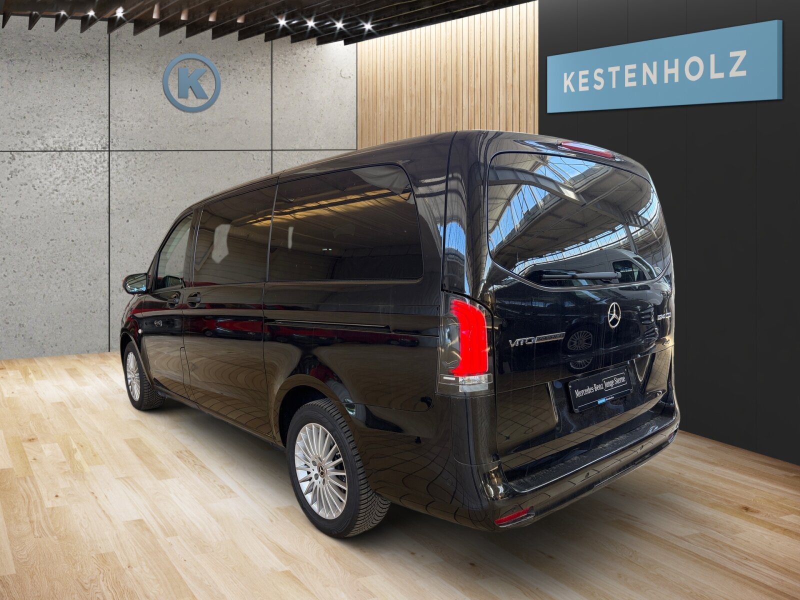 Ausstattungslinien und -Pakete:  Aerodynamik-Paket,   BlueEFFICIENCY-Paket:  Chrom Interieur-Paket:  Fahrassistenz-Paket:  Modellgeneration 2,   Park-Paket mit Rückfahrkamera:  Spiegel-Paket Vito:  Tourer PRO:Exterieur:  Anhängelast 2500 kg:  Anhängerkupplung Kugelkopf abnehmbar:  Außenspiegel elektrisch heranklappbar:  Außenspiegel heizbar und elektrisch verstellbar,   Baureihe C447 Vito/V-Klasse:  Befestigungspunkte im Dachrahmen,   CO2-optimierte Bremsanlage,   EASY PACK Paket - elektr. Schiebetür/Heckklappe,   Elektr. Betätigung für Schiebetür links:  Elektr. Betätigung für Schiebetür rechts:  Fehlbetankungsschutz,   Fenster in Heckklappe mit Wisch- und Waschanlage,   Fenster vorn links, fest in Seitenwand/Schiebetür,   Generator 14 V / 250 A:  Gewichtsvariante 3.200 kg,   Haupttank 70 Liter:  Heizung für Scheibenwaschanlage:  Hinterachswellenfabrikat IFA,   Kombifahrzeug:  Komplettfahrzeug,   Kühlergrill verchromt,   Leichtmetallräder 7 J x 17, 20-Speichen Design,   Metallic-Lack:  Multibeam LED: Fernlichtassistent Adaptive plus,   Radstand 3200 mm, Überhang lang,   Schiebetür links:  Schluss-, Brems- und Blinklicht in LED-Technik:  Steuercode Umstellung WLTP,   Steuercode Zertifizierung II,   Stoßfänger und Anbauteile in Wagenfarbe lackiertInterieur:  3er-Sitzbank in 2. SR (klapp-, wickel-, herausnehmbar) mit Isofix u. Top Tether auf außen, 2 Einzelsitze in der 3. SR,   Beifahrersitz Zweisitzer:  Beleuchtung im Haltegriff Fond mit Lesespot,   Fenster fest hinten,   Innenspiegel  automatisch abblendend,   Innenverkleidung gehobene Ausführung,   Klimaanlage halbautom. geregelt, TEMPMATIC im Fond:  Klimatisierungsautomatik Thermotronic:  Komfort Fahrersitz:  Kunstleder schwarz:  Lederlenkrad:  Linkslenker,   Lordosenstütze Fahrersitz,   Sitzbelegungserkennung Fahrersitz:  Sitzheizung für Beifahrer:  Sitzheizung für Fahrer:  Sitzkissentiefenverstellung Fahrer,   Vordersitze mit EASY-ENTRY-FunktionMultimedia:  2-Wege-Lautsprecher vorn und hinten,   Digitales Extra: Festplatten-Navigation,   Digitales Extra: Remote Services Plus,   Digitales Extra: Smartphone Integration,   Digitales Radio (DAB):  Kommunikationsmodul (LTE) für digitale Dienste:  Live Traffic Information,   MBUX Multimediasystem:  Mercedes-Benz Notrufsystem:Komfort und Umwelt:  9G-TRONIC:  Abgasreinigung SCR Generation 4,   Aktiver Geschwindigkeitslimit-Assistent:  Aktiver Lenk-Assistent:  Aktiver Spurhalte-Assistent:  Allrad permanent:  Attention Assist:  Berganfahrhilfe:  Colorverglasung im Fond, Schwarzglas:  Easy-Pack Heckklappe:  ECO Start-Stop Funktion:  Emissionsklasse  Euro 6b M/N1 GR. II:  Erweitertes autom. Wiederanfahren auf Autobahnen,   Fahrlichtassistent,   Innen- und Umfeldbeleuchtung Kombi,   Intelligenter Geschwindigkeitsassistent (ISA),   Kindererkennung im Fahrzeug passiv,   Kofferraum-Komfortschließung,   Lenkrad in Neigung und Höhe verstellbar,   Multifunktionslenkrad:  Nachtbeleuchtung,   Sauglüfter elektrisch Leistungsstufe 5,   Streckenbasierte Geschwindigkeitsanpassung,   Totwinkel-Assistent:  Verkehrszeichen-Assistent:  Zuheizer  elektrischSicherheit:  Aktiver Abstands-Assistent DISTRONIC:  Aktiver Brems-Assistent:  Beifahrerairbag,   Bremskraftverstärkerausfallkompensierung,   elek. Feststellbremse,   HOLD-Funktion:  Kindersicherung an Türen im Fahrgastraum,   Reifendrucküberwachung an VA u. HA, drahtlos:  Thorax-Pelvis-Sidebag Beifahrer:  Thorax-Pelvis-Sidebag Fahrer,   Windowbags für Fahrer und Beifahrer:Zustand/Papiere:  Modellpflege:  Wartungsintervall 40.000 km,   Zulassung als PKW:Weiteres:  AEJ X4/1,   AEJ X4/2,   Fahrzeug HVO fähig,   Fenster v. rechts, fest in Seitenwand/Schiebetür,   Hersteller Mercedes-Benz AG,   Kundenauftrag VdZ,   Kunstoffboden TPO im Fahrgastraum,   Mopf II,   OM654 DE 20 LA Leistungsstufe 5 Top Type,   Pannenmanagement,   Schilder / Druckschriften deutsch,   Sitzbef. Fond m.Schnellverriegelung 2 Sitzreihen,   Steuercode Modellpflege,   Vertriebskennzeichen 0,   VIN codierte Fahrzeugdaten mit Prüfziffer,   174 kW (237 PS) 4200/min,   Änderungsjahr G4-II,   Geschwindigkeitsbegrenzung 210 km/h,   Modelljahr 5.