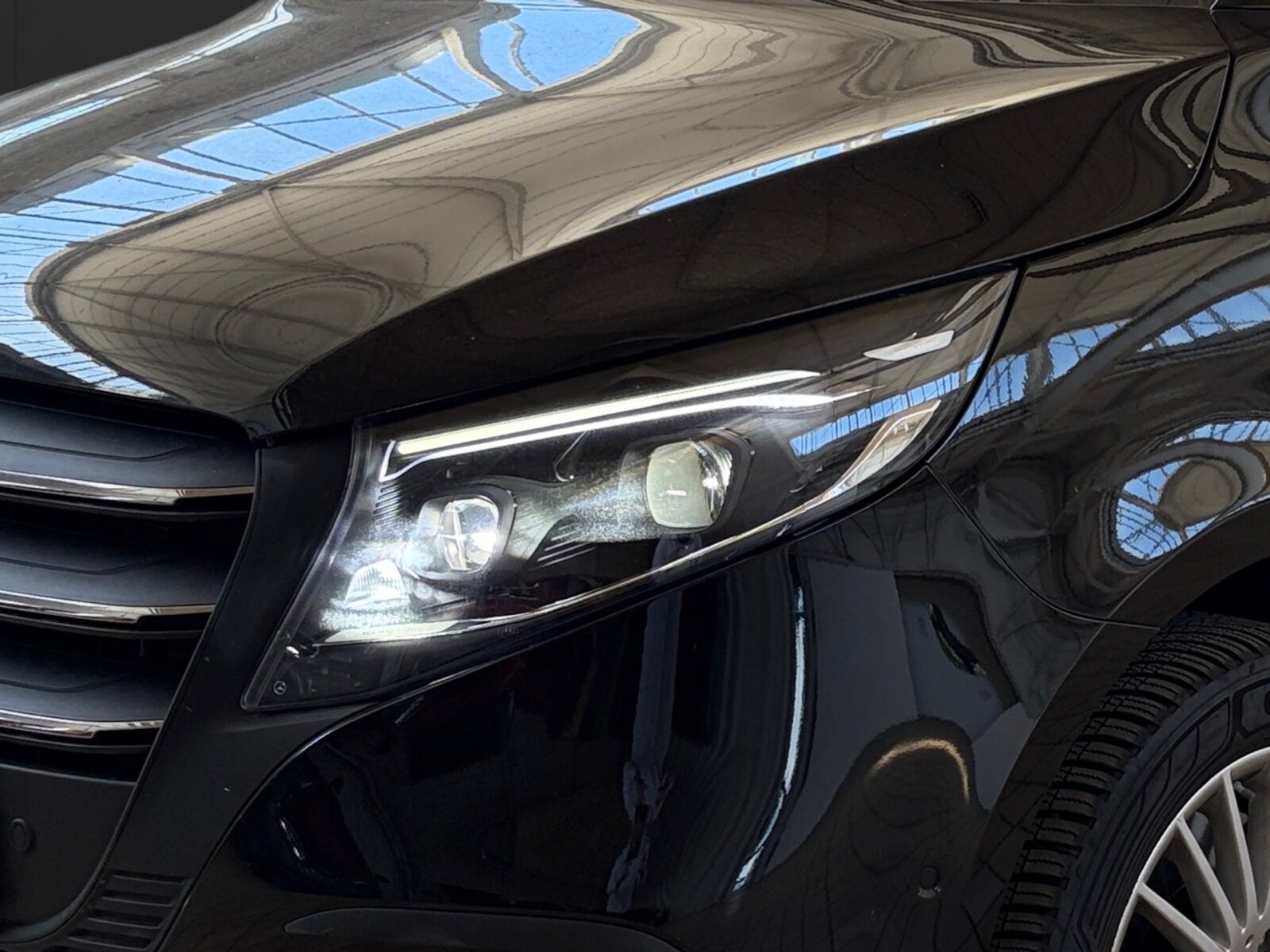 Ausstattungslinien und -Pakete:  Aerodynamik-Paket,   BlueEFFICIENCY-Paket:  Chrom Interieur-Paket:  Fahrassistenz-Paket:  Modellgeneration 2,   Park-Paket mit Rückfahrkamera:  Spiegel-Paket Vito:  Tourer PRO:Exterieur:  Anhängelast 2500 kg:  Anhängerkupplung Kugelkopf abnehmbar:  Außenspiegel elektrisch heranklappbar:  Außenspiegel heizbar und elektrisch verstellbar,   Baureihe C447 Vito/V-Klasse:  Befestigungspunkte im Dachrahmen,   CO2-optimierte Bremsanlage,   EASY PACK Paket - elektr. Schiebetür/Heckklappe,   Elektr. Betätigung für Schiebetür links:  Elektr. Betätigung für Schiebetür rechts:  Fehlbetankungsschutz,   Fenster in Heckklappe mit Wisch- und Waschanlage,   Fenster vorn links, fest in Seitenwand/Schiebetür,   Generator 14 V / 250 A:  Gewichtsvariante 3.200 kg,   Haupttank 70 Liter:  Heizung für Scheibenwaschanlage:  Hinterachswellenfabrikat IFA,   Kombifahrzeug:  Komplettfahrzeug,   Kühlergrill verchromt,   Leichtmetallräder 7 J x 17, 20-Speichen Design,   Metallic-Lack:  Multibeam LED: Fernlichtassistent Adaptive plus,   Radstand 3200 mm, Überhang lang,   Schiebetür links:  Schluss-, Brems- und Blinklicht in LED-Technik:  Steuercode Umstellung WLTP,   Steuercode Zertifizierung II,   Stoßfänger und Anbauteile in Wagenfarbe lackiertInterieur:  3er-Sitzbank in 2. SR (klapp-, wickel-, herausnehmbar) mit Isofix u. Top Tether auf außen, 2 Einzelsitze in der 3. SR,   Beifahrersitz Zweisitzer:  Beleuchtung im Haltegriff Fond mit Lesespot,   Fenster fest hinten,   Innenspiegel  automatisch abblendend,   Innenverkleidung gehobene Ausführung,   Klimaanlage halbautom. geregelt, TEMPMATIC im Fond:  Klimatisierungsautomatik Thermotronic:  Komfort Fahrersitz:  Kunstleder schwarz:  Lederlenkrad:  Linkslenker,   Lordosenstütze Fahrersitz,   Sitzbelegungserkennung Fahrersitz:  Sitzheizung für Beifahrer:  Sitzheizung für Fahrer:  Sitzkissentiefenverstellung Fahrer,   Vordersitze mit EASY-ENTRY-FunktionMultimedia:  2-Wege-Lautsprecher vorn und hinten,   Digitales Extra: Festplatten-Navigation,   Digitales Extra: Remote Services Plus,   Digitales Extra: Smartphone Integration,   Digitales Radio (DAB):  Kommunikationsmodul (LTE) für digitale Dienste:  Live Traffic Information,   MBUX Multimediasystem:  Mercedes-Benz Notrufsystem:Komfort und Umwelt:  9G-TRONIC:  Abgasreinigung SCR Generation 4,   Aktiver Geschwindigkeitslimit-Assistent:  Aktiver Lenk-Assistent:  Aktiver Spurhalte-Assistent:  Allrad permanent:  Attention Assist:  Berganfahrhilfe:  Colorverglasung im Fond, Schwarzglas:  Easy-Pack Heckklappe:  ECO Start-Stop Funktion:  Emissionsklasse  Euro 6b M/N1 GR. II:  Erweitertes autom. Wiederanfahren auf Autobahnen,   Fahrlichtassistent,   Innen- und Umfeldbeleuchtung Kombi,   Intelligenter Geschwindigkeitsassistent (ISA),   Kindererkennung im Fahrzeug passiv,   Kofferraum-Komfortschließung,   Lenkrad in Neigung und Höhe verstellbar,   Multifunktionslenkrad:  Nachtbeleuchtung,   Sauglüfter elektrisch Leistungsstufe 5,   Streckenbasierte Geschwindigkeitsanpassung,   Totwinkel-Assistent:  Verkehrszeichen-Assistent:  Zuheizer  elektrischSicherheit:  Aktiver Abstands-Assistent DISTRONIC:  Aktiver Brems-Assistent:  Beifahrerairbag,   Bremskraftverstärkerausfallkompensierung,   elek. Feststellbremse,   HOLD-Funktion:  Kindersicherung an Türen im Fahrgastraum,   Reifendrucküberwachung an VA u. HA, drahtlos:  Thorax-Pelvis-Sidebag Beifahrer:  Thorax-Pelvis-Sidebag Fahrer,   Windowbags für Fahrer und Beifahrer:Zustand/Papiere:  Modellpflege:  Wartungsintervall 40.000 km,   Zulassung als PKW:Weiteres:  AEJ X4/1,   AEJ X4/2,   Fahrzeug HVO fähig,   Fenster v. rechts, fest in Seitenwand/Schiebetür,   Hersteller Mercedes-Benz AG,   Kundenauftrag VdZ,   Kunstoffboden TPO im Fahrgastraum,   Mopf II,   OM654 DE 20 LA Leistungsstufe 5 Top Type,   Pannenmanagement,   Schilder / Druckschriften deutsch,   Sitzbef. Fond m.Schnellverriegelung 2 Sitzreihen,   Steuercode Modellpflege,   Vertriebskennzeichen 0,   VIN codierte Fahrzeugdaten mit Prüfziffer,   174 kW (237 PS) 4200/min,   Änderungsjahr G4-II,   Geschwindigkeitsbegrenzung 210 km/h,   Modelljahr 5.