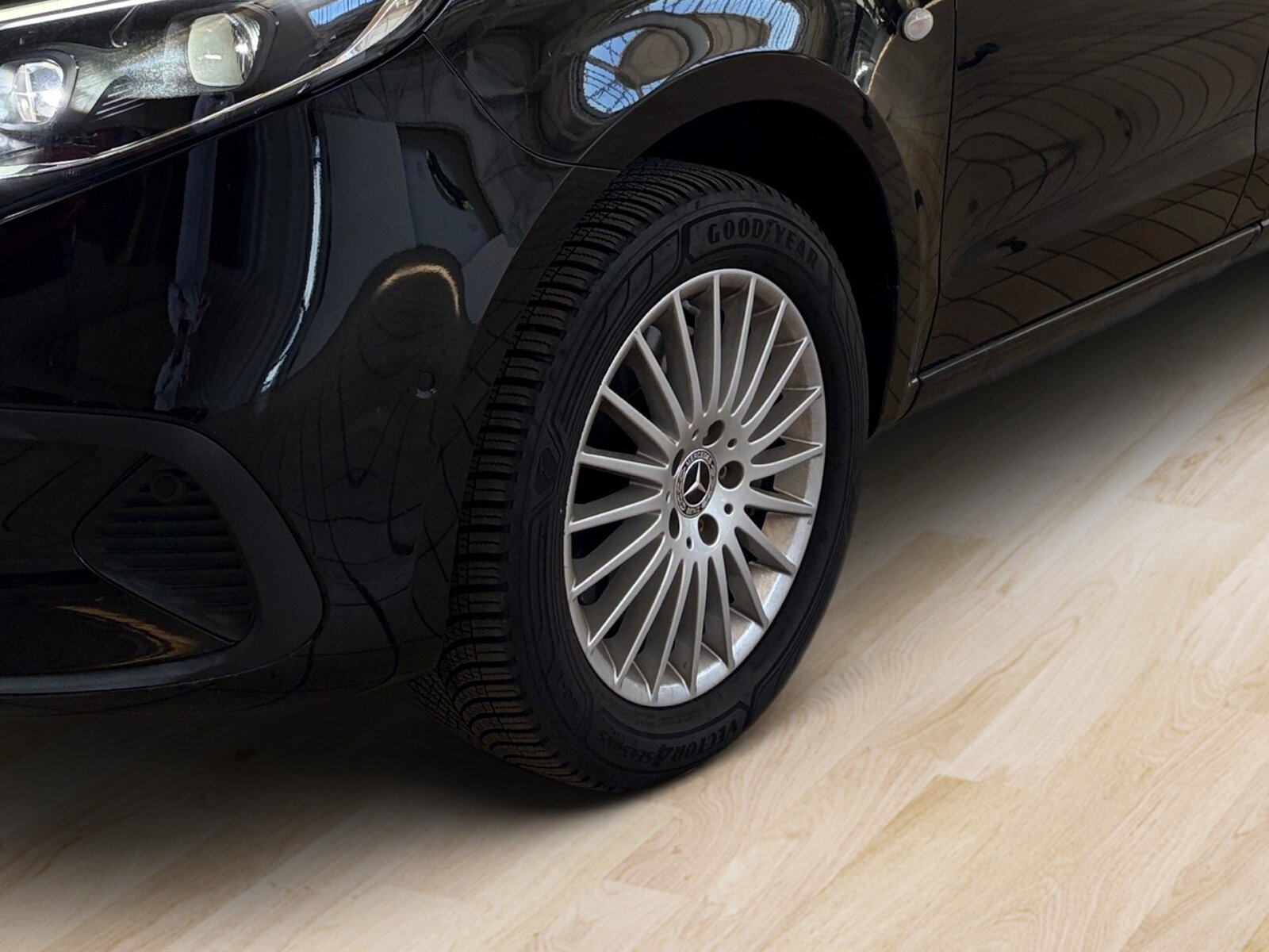 Ausstattungslinien und -Pakete:  Aerodynamik-Paket,   BlueEFFICIENCY-Paket:  Chrom Interieur-Paket:  Fahrassistenz-Paket:  Modellgeneration 2,   Park-Paket mit Rückfahrkamera:  Spiegel-Paket Vito:  Tourer PRO:Exterieur:  Anhängelast 2500 kg:  Anhängerkupplung Kugelkopf abnehmbar:  Außenspiegel elektrisch heranklappbar:  Außenspiegel heizbar und elektrisch verstellbar,   Baureihe C447 Vito/V-Klasse:  Befestigungspunkte im Dachrahmen,   CO2-optimierte Bremsanlage,   EASY PACK Paket - elektr. Schiebetür/Heckklappe,   Elektr. Betätigung für Schiebetür links:  Elektr. Betätigung für Schiebetür rechts:  Fehlbetankungsschutz,   Fenster in Heckklappe mit Wisch- und Waschanlage,   Fenster vorn links, fest in Seitenwand/Schiebetür,   Generator 14 V / 250 A:  Gewichtsvariante 3.200 kg,   Haupttank 70 Liter:  Heizung für Scheibenwaschanlage:  Hinterachswellenfabrikat IFA,   Kombifahrzeug:  Komplettfahrzeug,   Kühlergrill verchromt,   Leichtmetallräder 7 J x 17, 20-Speichen Design,   Metallic-Lack:  Multibeam LED: Fernlichtassistent Adaptive plus,   Radstand 3200 mm, Überhang lang,   Schiebetür links:  Schluss-, Brems- und Blinklicht in LED-Technik:  Steuercode Umstellung WLTP,   Steuercode Zertifizierung II,   Stoßfänger und Anbauteile in Wagenfarbe lackiertInterieur:  3er-Sitzbank in 2. SR (klapp-, wickel-, herausnehmbar) mit Isofix u. Top Tether auf außen, 2 Einzelsitze in der 3. SR,   Beifahrersitz Zweisitzer:  Beleuchtung im Haltegriff Fond mit Lesespot,   Fenster fest hinten,   Innenspiegel  automatisch abblendend,   Innenverkleidung gehobene Ausführung,   Klimaanlage halbautom. geregelt, TEMPMATIC im Fond:  Klimatisierungsautomatik Thermotronic:  Komfort Fahrersitz:  Kunstleder schwarz:  Lederlenkrad:  Linkslenker,   Lordosenstütze Fahrersitz,   Sitzbelegungserkennung Fahrersitz:  Sitzheizung für Beifahrer:  Sitzheizung für Fahrer:  Sitzkissentiefenverstellung Fahrer,   Vordersitze mit EASY-ENTRY-FunktionMultimedia:  2-Wege-Lautsprecher vorn und hinten,   Digitales Extra: Festplatten-Navigation,   Digitales Extra: Remote Services Plus,   Digitales Extra: Smartphone Integration,   Digitales Radio (DAB):  Kommunikationsmodul (LTE) für digitale Dienste:  Live Traffic Information,   MBUX Multimediasystem:  Mercedes-Benz Notrufsystem:Komfort und Umwelt:  9G-TRONIC:  Abgasreinigung SCR Generation 4,   Aktiver Geschwindigkeitslimit-Assistent:  Aktiver Lenk-Assistent:  Aktiver Spurhalte-Assistent:  Allrad permanent:  Attention Assist:  Berganfahrhilfe:  Colorverglasung im Fond, Schwarzglas:  Easy-Pack Heckklappe:  ECO Start-Stop Funktion:  Emissionsklasse  Euro 6b M/N1 GR. II:  Erweitertes autom. Wiederanfahren auf Autobahnen,   Fahrlichtassistent,   Innen- und Umfeldbeleuchtung Kombi,   Intelligenter Geschwindigkeitsassistent (ISA),   Kindererkennung im Fahrzeug passiv,   Kofferraum-Komfortschließung,   Lenkrad in Neigung und Höhe verstellbar,   Multifunktionslenkrad:  Nachtbeleuchtung,   Sauglüfter elektrisch Leistungsstufe 5,   Streckenbasierte Geschwindigkeitsanpassung,   Totwinkel-Assistent:  Verkehrszeichen-Assistent:  Zuheizer  elektrischSicherheit:  Aktiver Abstands-Assistent DISTRONIC:  Aktiver Brems-Assistent:  Beifahrerairbag,   Bremskraftverstärkerausfallkompensierung,   elek. Feststellbremse,   HOLD-Funktion:  Kindersicherung an Türen im Fahrgastraum,   Reifendrucküberwachung an VA u. HA, drahtlos:  Thorax-Pelvis-Sidebag Beifahrer:  Thorax-Pelvis-Sidebag Fahrer,   Windowbags für Fahrer und Beifahrer:Zustand/Papiere:  Modellpflege:  Wartungsintervall 40.000 km,   Zulassung als PKW:Weiteres:  AEJ X4/1,   AEJ X4/2,   Fahrzeug HVO fähig,   Fenster v. rechts, fest in Seitenwand/Schiebetür,   Hersteller Mercedes-Benz AG,   Kundenauftrag VdZ,   Kunstoffboden TPO im Fahrgastraum,   Mopf II,   OM654 DE 20 LA Leistungsstufe 5 Top Type,   Pannenmanagement,   Schilder / Druckschriften deutsch,   Sitzbef. Fond m.Schnellverriegelung 2 Sitzreihen,   Steuercode Modellpflege,   Vertriebskennzeichen 0,   VIN codierte Fahrzeugdaten mit Prüfziffer,   174 kW (237 PS) 4200/min,   Änderungsjahr G4-II,   Geschwindigkeitsbegrenzung 210 km/h,   Modelljahr 5.