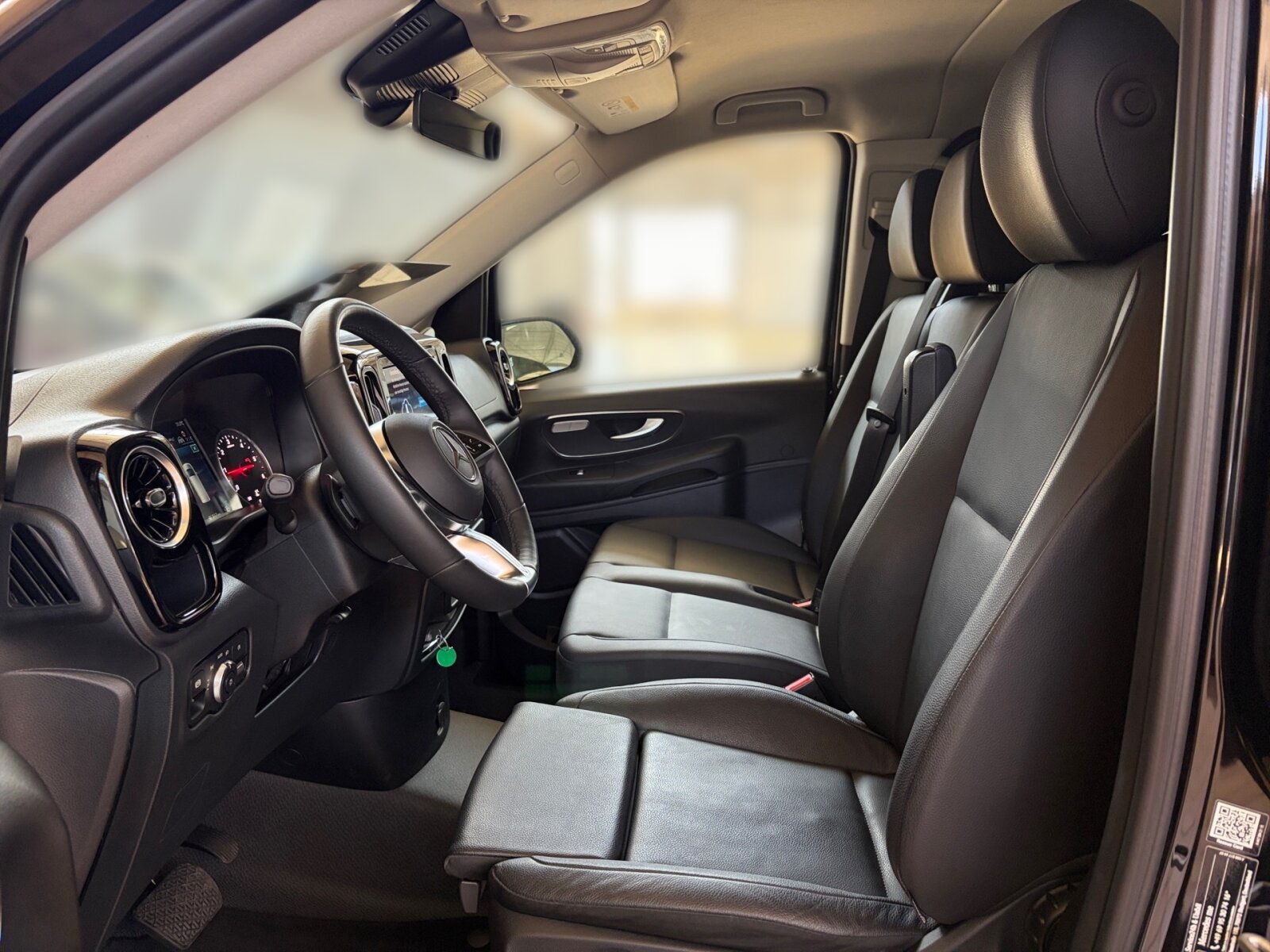 Ausstattungslinien und -Pakete:  Aerodynamik-Paket,   BlueEFFICIENCY-Paket:  Chrom Interieur-Paket:  Fahrassistenz-Paket:  Modellgeneration 2,   Park-Paket mit Rückfahrkamera:  Spiegel-Paket Vito:  Tourer PRO:Exterieur:  Anhängelast 2500 kg:  Anhängerkupplung Kugelkopf abnehmbar:  Außenspiegel elektrisch heranklappbar:  Außenspiegel heizbar und elektrisch verstellbar,   Baureihe C447 Vito/V-Klasse:  Befestigungspunkte im Dachrahmen,   CO2-optimierte Bremsanlage,   EASY PACK Paket - elektr. Schiebetür/Heckklappe,   Elektr. Betätigung für Schiebetür links:  Elektr. Betätigung für Schiebetür rechts:  Fehlbetankungsschutz,   Fenster in Heckklappe mit Wisch- und Waschanlage,   Fenster vorn links, fest in Seitenwand/Schiebetür,   Generator 14 V / 250 A:  Gewichtsvariante 3.200 kg,   Haupttank 70 Liter:  Heizung für Scheibenwaschanlage:  Hinterachswellenfabrikat IFA,   Kombifahrzeug:  Komplettfahrzeug,   Kühlergrill verchromt,   Leichtmetallräder 7 J x 17, 20-Speichen Design,   Metallic-Lack:  Multibeam LED: Fernlichtassistent Adaptive plus,   Radstand 3200 mm, Überhang lang,   Schiebetür links:  Schluss-, Brems- und Blinklicht in LED-Technik:  Steuercode Umstellung WLTP,   Steuercode Zertifizierung II,   Stoßfänger und Anbauteile in Wagenfarbe lackiertInterieur:  3er-Sitzbank in 2. SR (klapp-, wickel-, herausnehmbar) mit Isofix u. Top Tether auf außen, 2 Einzelsitze in der 3. SR,   Beifahrersitz Zweisitzer:  Beleuchtung im Haltegriff Fond mit Lesespot,   Fenster fest hinten,   Innenspiegel  automatisch abblendend,   Innenverkleidung gehobene Ausführung,   Klimaanlage halbautom. geregelt, TEMPMATIC im Fond:  Klimatisierungsautomatik Thermotronic:  Komfort Fahrersitz:  Kunstleder schwarz:  Lederlenkrad:  Linkslenker,   Lordosenstütze Fahrersitz,   Sitzbelegungserkennung Fahrersitz:  Sitzheizung für Beifahrer:  Sitzheizung für Fahrer:  Sitzkissentiefenverstellung Fahrer,   Vordersitze mit EASY-ENTRY-FunktionMultimedia:  2-Wege-Lautsprecher vorn und hinten,   Digitales Extra: Festplatten-Navigation,   Digitales Extra: Remote Services Plus,   Digitales Extra: Smartphone Integration,   Digitales Radio (DAB):  Kommunikationsmodul (LTE) für digitale Dienste:  Live Traffic Information,   MBUX Multimediasystem:  Mercedes-Benz Notrufsystem:Komfort und Umwelt:  9G-TRONIC:  Abgasreinigung SCR Generation 4,   Aktiver Geschwindigkeitslimit-Assistent:  Aktiver Lenk-Assistent:  Aktiver Spurhalte-Assistent:  Allrad permanent:  Attention Assist:  Berganfahrhilfe:  Colorverglasung im Fond, Schwarzglas:  Easy-Pack Heckklappe:  ECO Start-Stop Funktion:  Emissionsklasse  Euro 6b M/N1 GR. II:  Erweitertes autom. Wiederanfahren auf Autobahnen,   Fahrlichtassistent,   Innen- und Umfeldbeleuchtung Kombi,   Intelligenter Geschwindigkeitsassistent (ISA),   Kindererkennung im Fahrzeug passiv,   Kofferraum-Komfortschließung,   Lenkrad in Neigung und Höhe verstellbar,   Multifunktionslenkrad:  Nachtbeleuchtung,   Sauglüfter elektrisch Leistungsstufe 5,   Streckenbasierte Geschwindigkeitsanpassung,   Totwinkel-Assistent:  Verkehrszeichen-Assistent:  Zuheizer  elektrischSicherheit:  Aktiver Abstands-Assistent DISTRONIC:  Aktiver Brems-Assistent:  Beifahrerairbag,   Bremskraftverstärkerausfallkompensierung,   elek. Feststellbremse,   HOLD-Funktion:  Kindersicherung an Türen im Fahrgastraum,   Reifendrucküberwachung an VA u. HA, drahtlos:  Thorax-Pelvis-Sidebag Beifahrer:  Thorax-Pelvis-Sidebag Fahrer,   Windowbags für Fahrer und Beifahrer:Zustand/Papiere:  Modellpflege:  Wartungsintervall 40.000 km,   Zulassung als PKW:Weiteres:  AEJ X4/1,   AEJ X4/2,   Fahrzeug HVO fähig,   Fenster v. rechts, fest in Seitenwand/Schiebetür,   Hersteller Mercedes-Benz AG,   Kundenauftrag VdZ,   Kunstoffboden TPO im Fahrgastraum,   Mopf II,   OM654 DE 20 LA Leistungsstufe 5 Top Type,   Pannenmanagement,   Schilder / Druckschriften deutsch,   Sitzbef. Fond m.Schnellverriegelung 2 Sitzreihen,   Steuercode Modellpflege,   Vertriebskennzeichen 0,   VIN codierte Fahrzeugdaten mit Prüfziffer,   174 kW (237 PS) 4200/min,   Änderungsjahr G4-II,   Geschwindigkeitsbegrenzung 210 km/h,   Modelljahr 5.