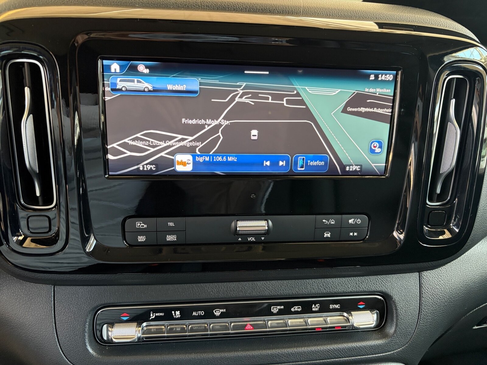 Ausstattungslinien und -Pakete:  Aerodynamik-Paket,   BlueEFFICIENCY-Paket:  Chrom Interieur-Paket:  Fahrassistenz-Paket:  Modellgeneration 2,   Park-Paket mit Rückfahrkamera:  Spiegel-Paket Vito:  Tourer PRO:Exterieur:  Anhängelast 2500 kg:  Anhängerkupplung Kugelkopf abnehmbar:  Außenspiegel elektrisch heranklappbar:  Außenspiegel heizbar und elektrisch verstellbar,   Baureihe C447 Vito/V-Klasse:  Befestigungspunkte im Dachrahmen,   CO2-optimierte Bremsanlage,   EASY PACK Paket - elektr. Schiebetür/Heckklappe,   Elektr. Betätigung für Schiebetür links:  Elektr. Betätigung für Schiebetür rechts:  Fehlbetankungsschutz,   Fenster in Heckklappe mit Wisch- und Waschanlage,   Fenster vorn links, fest in Seitenwand/Schiebetür,   Generator 14 V / 250 A:  Gewichtsvariante 3.200 kg,   Haupttank 70 Liter:  Heizung für Scheibenwaschanlage:  Hinterachswellenfabrikat IFA,   Kombifahrzeug:  Komplettfahrzeug,   Kühlergrill verchromt,   Leichtmetallräder 7 J x 17, 20-Speichen Design,   Metallic-Lack:  Multibeam LED: Fernlichtassistent Adaptive plus,   Radstand 3200 mm, Überhang lang,   Schiebetür links:  Schluss-, Brems- und Blinklicht in LED-Technik:  Steuercode Umstellung WLTP,   Steuercode Zertifizierung II,   Stoßfänger und Anbauteile in Wagenfarbe lackiertInterieur:  3er-Sitzbank in 2. SR (klapp-, wickel-, herausnehmbar) mit Isofix u. Top Tether auf außen, 2 Einzelsitze in der 3. SR,   Beifahrersitz Zweisitzer:  Beleuchtung im Haltegriff Fond mit Lesespot,   Fenster fest hinten,   Innenspiegel  automatisch abblendend,   Innenverkleidung gehobene Ausführung,   Klimaanlage halbautom. geregelt, TEMPMATIC im Fond:  Klimatisierungsautomatik Thermotronic:  Komfort Fahrersitz:  Kunstleder schwarz:  Lederlenkrad:  Linkslenker,   Lordosenstütze Fahrersitz,   Sitzbelegungserkennung Fahrersitz:  Sitzheizung für Beifahrer:  Sitzheizung für Fahrer:  Sitzkissentiefenverstellung Fahrer,   Vordersitze mit EASY-ENTRY-FunktionMultimedia:  2-Wege-Lautsprecher vorn und hinten,   Digitales Extra: Festplatten-Navigation,   Digitales Extra: Remote Services Plus,   Digitales Extra: Smartphone Integration,   Digitales Radio (DAB):  Kommunikationsmodul (LTE) für digitale Dienste:  Live Traffic Information,   MBUX Multimediasystem:  Mercedes-Benz Notrufsystem:Komfort und Umwelt:  9G-TRONIC:  Abgasreinigung SCR Generation 4,   Aktiver Geschwindigkeitslimit-Assistent:  Aktiver Lenk-Assistent:  Aktiver Spurhalte-Assistent:  Allrad permanent:  Attention Assist:  Berganfahrhilfe:  Colorverglasung im Fond, Schwarzglas:  Easy-Pack Heckklappe:  ECO Start-Stop Funktion:  Emissionsklasse  Euro 6b M/N1 GR. II:  Erweitertes autom. Wiederanfahren auf Autobahnen,   Fahrlichtassistent,   Innen- und Umfeldbeleuchtung Kombi,   Intelligenter Geschwindigkeitsassistent (ISA),   Kindererkennung im Fahrzeug passiv,   Kofferraum-Komfortschließung,   Lenkrad in Neigung und Höhe verstellbar,   Multifunktionslenkrad:  Nachtbeleuchtung,   Sauglüfter elektrisch Leistungsstufe 5,   Streckenbasierte Geschwindigkeitsanpassung,   Totwinkel-Assistent:  Verkehrszeichen-Assistent:  Zuheizer  elektrischSicherheit:  Aktiver Abstands-Assistent DISTRONIC:  Aktiver Brems-Assistent:  Beifahrerairbag,   Bremskraftverstärkerausfallkompensierung,   elek. Feststellbremse,   HOLD-Funktion:  Kindersicherung an Türen im Fahrgastraum,   Reifendrucküberwachung an VA u. HA, drahtlos:  Thorax-Pelvis-Sidebag Beifahrer:  Thorax-Pelvis-Sidebag Fahrer,   Windowbags für Fahrer und Beifahrer:Zustand/Papiere:  Modellpflege:  Wartungsintervall 40.000 km,   Zulassung als PKW:Weiteres:  AEJ X4/1,   AEJ X4/2,   Fahrzeug HVO fähig,   Fenster v. rechts, fest in Seitenwand/Schiebetür,   Hersteller Mercedes-Benz AG,   Kundenauftrag VdZ,   Kunstoffboden TPO im Fahrgastraum,   Mopf II,   OM654 DE 20 LA Leistungsstufe 5 Top Type,   Pannenmanagement,   Schilder / Druckschriften deutsch,   Sitzbef. Fond m.Schnellverriegelung 2 Sitzreihen,   Steuercode Modellpflege,   Vertriebskennzeichen 0,   VIN codierte Fahrzeugdaten mit Prüfziffer,   174 kW (237 PS) 4200/min,   Änderungsjahr G4-II,   Geschwindigkeitsbegrenzung 210 km/h,   Modelljahr 5.