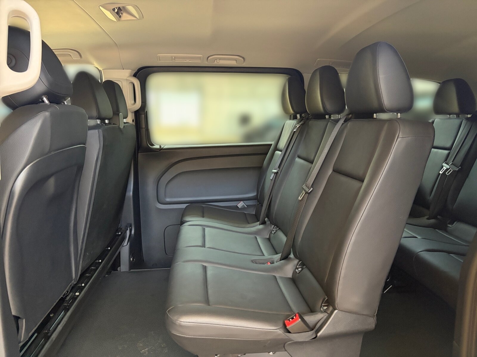 Ausstattungslinien und -Pakete:  Aerodynamik-Paket,   BlueEFFICIENCY-Paket:  Chrom Interieur-Paket:  Fahrassistenz-Paket:  Modellgeneration 2,   Park-Paket mit Rückfahrkamera:  Spiegel-Paket Vito:  Tourer PRO:Exterieur:  Anhängelast 2500 kg:  Anhängerkupplung Kugelkopf abnehmbar:  Außenspiegel elektrisch heranklappbar:  Außenspiegel heizbar und elektrisch verstellbar,   Baureihe C447 Vito/V-Klasse:  Befestigungspunkte im Dachrahmen,   CO2-optimierte Bremsanlage,   EASY PACK Paket - elektr. Schiebetür/Heckklappe,   Elektr. Betätigung für Schiebetür links:  Elektr. Betätigung für Schiebetür rechts:  Fehlbetankungsschutz,   Fenster in Heckklappe mit Wisch- und Waschanlage,   Fenster vorn links, fest in Seitenwand/Schiebetür,   Generator 14 V / 250 A:  Gewichtsvariante 3.200 kg,   Haupttank 70 Liter:  Heizung für Scheibenwaschanlage:  Hinterachswellenfabrikat IFA,   Kombifahrzeug:  Komplettfahrzeug,   Kühlergrill verchromt,   Leichtmetallräder 7 J x 17, 20-Speichen Design,   Metallic-Lack:  Multibeam LED: Fernlichtassistent Adaptive plus,   Radstand 3200 mm, Überhang lang,   Schiebetür links:  Schluss-, Brems- und Blinklicht in LED-Technik:  Steuercode Umstellung WLTP,   Steuercode Zertifizierung II,   Stoßfänger und Anbauteile in Wagenfarbe lackiertInterieur:  3er-Sitzbank in 2. SR (klapp-, wickel-, herausnehmbar) mit Isofix u. Top Tether auf außen, 2 Einzelsitze in der 3. SR,   Beifahrersitz Zweisitzer:  Beleuchtung im Haltegriff Fond mit Lesespot,   Fenster fest hinten,   Innenspiegel  automatisch abblendend,   Innenverkleidung gehobene Ausführung,   Klimaanlage halbautom. geregelt, TEMPMATIC im Fond:  Klimatisierungsautomatik Thermotronic:  Komfort Fahrersitz:  Kunstleder schwarz:  Lederlenkrad:  Linkslenker,   Lordosenstütze Fahrersitz,   Sitzbelegungserkennung Fahrersitz:  Sitzheizung für Beifahrer:  Sitzheizung für Fahrer:  Sitzkissentiefenverstellung Fahrer,   Vordersitze mit EASY-ENTRY-FunktionMultimedia:  2-Wege-Lautsprecher vorn und hinten,   Digitales Extra: Festplatten-Navigation,   Digitales Extra: Remote Services Plus,   Digitales Extra: Smartphone Integration,   Digitales Radio (DAB):  Kommunikationsmodul (LTE) für digitale Dienste:  Live Traffic Information,   MBUX Multimediasystem:  Mercedes-Benz Notrufsystem:Komfort und Umwelt:  9G-TRONIC:  Abgasreinigung SCR Generation 4,   Aktiver Geschwindigkeitslimit-Assistent:  Aktiver Lenk-Assistent:  Aktiver Spurhalte-Assistent:  Allrad permanent:  Attention Assist:  Berganfahrhilfe:  Colorverglasung im Fond, Schwarzglas:  Easy-Pack Heckklappe:  ECO Start-Stop Funktion:  Emissionsklasse  Euro 6b M/N1 GR. II:  Erweitertes autom. Wiederanfahren auf Autobahnen,   Fahrlichtassistent,   Innen- und Umfeldbeleuchtung Kombi,   Intelligenter Geschwindigkeitsassistent (ISA),   Kindererkennung im Fahrzeug passiv,   Kofferraum-Komfortschließung,   Lenkrad in Neigung und Höhe verstellbar,   Multifunktionslenkrad:  Nachtbeleuchtung,   Sauglüfter elektrisch Leistungsstufe 5,   Streckenbasierte Geschwindigkeitsanpassung,   Totwinkel-Assistent:  Verkehrszeichen-Assistent:  Zuheizer  elektrischSicherheit:  Aktiver Abstands-Assistent DISTRONIC:  Aktiver Brems-Assistent:  Beifahrerairbag,   Bremskraftverstärkerausfallkompensierung,   elek. Feststellbremse,   HOLD-Funktion:  Kindersicherung an Türen im Fahrgastraum,   Reifendrucküberwachung an VA u. HA, drahtlos:  Thorax-Pelvis-Sidebag Beifahrer:  Thorax-Pelvis-Sidebag Fahrer,   Windowbags für Fahrer und Beifahrer:Zustand/Papiere:  Modellpflege:  Wartungsintervall 40.000 km,   Zulassung als PKW:Weiteres:  AEJ X4/1,   AEJ X4/2,   Fahrzeug HVO fähig,   Fenster v. rechts, fest in Seitenwand/Schiebetür,   Hersteller Mercedes-Benz AG,   Kundenauftrag VdZ,   Kunstoffboden TPO im Fahrgastraum,   Mopf II,   OM654 DE 20 LA Leistungsstufe 5 Top Type,   Pannenmanagement,   Schilder / Druckschriften deutsch,   Sitzbef. Fond m.Schnellverriegelung 2 Sitzreihen,   Steuercode Modellpflege,   Vertriebskennzeichen 0,   VIN codierte Fahrzeugdaten mit Prüfziffer,   174 kW (237 PS) 4200/min,   Änderungsjahr G4-II,   Geschwindigkeitsbegrenzung 210 km/h,   Modelljahr 5.