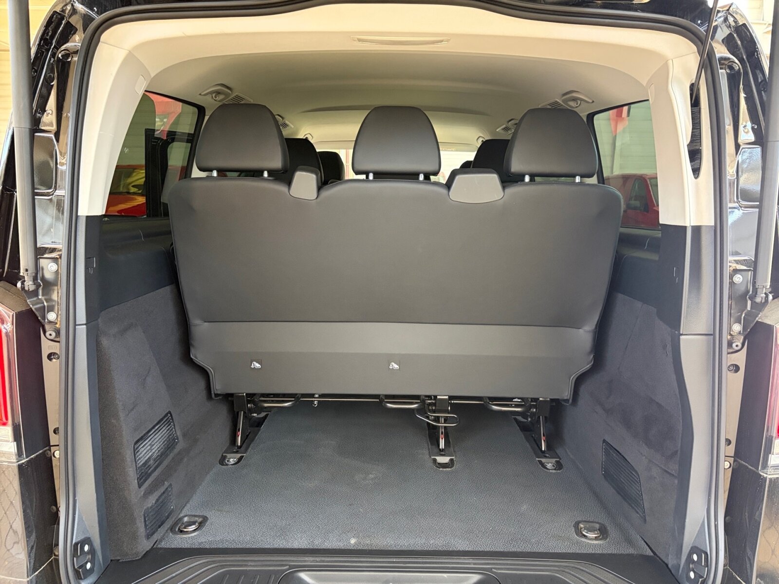 Ausstattungslinien und -Pakete:  Aerodynamik-Paket,   BlueEFFICIENCY-Paket:  Chrom Interieur-Paket:  Fahrassistenz-Paket:  Modellgeneration 2,   Park-Paket mit Rückfahrkamera:  Spiegel-Paket Vito:  Tourer PRO:Exterieur:  Anhängelast 2500 kg:  Anhängerkupplung Kugelkopf abnehmbar:  Außenspiegel elektrisch heranklappbar:  Außenspiegel heizbar und elektrisch verstellbar,   Baureihe C447 Vito/V-Klasse:  Befestigungspunkte im Dachrahmen,   CO2-optimierte Bremsanlage,   EASY PACK Paket - elektr. Schiebetür/Heckklappe,   Elektr. Betätigung für Schiebetür links:  Elektr. Betätigung für Schiebetür rechts:  Fehlbetankungsschutz,   Fenster in Heckklappe mit Wisch- und Waschanlage,   Fenster vorn links, fest in Seitenwand/Schiebetür,   Generator 14 V / 250 A:  Gewichtsvariante 3.200 kg,   Haupttank 70 Liter:  Heizung für Scheibenwaschanlage:  Hinterachswellenfabrikat IFA,   Kombifahrzeug:  Komplettfahrzeug,   Kühlergrill verchromt,   Leichtmetallräder 7 J x 17, 20-Speichen Design,   Metallic-Lack:  Multibeam LED: Fernlichtassistent Adaptive plus,   Radstand 3200 mm, Überhang lang,   Schiebetür links:  Schluss-, Brems- und Blinklicht in LED-Technik:  Steuercode Umstellung WLTP,   Steuercode Zertifizierung II,   Stoßfänger und Anbauteile in Wagenfarbe lackiertInterieur:  3er-Sitzbank in 2. SR (klapp-, wickel-, herausnehmbar) mit Isofix u. Top Tether auf außen, 2 Einzelsitze in der 3. SR,   Beifahrersitz Zweisitzer:  Beleuchtung im Haltegriff Fond mit Lesespot,   Fenster fest hinten,   Innenspiegel  automatisch abblendend,   Innenverkleidung gehobene Ausführung,   Klimaanlage halbautom. geregelt, TEMPMATIC im Fond:  Klimatisierungsautomatik Thermotronic:  Komfort Fahrersitz:  Kunstleder schwarz:  Lederlenkrad:  Linkslenker,   Lordosenstütze Fahrersitz,   Sitzbelegungserkennung Fahrersitz:  Sitzheizung für Beifahrer:  Sitzheizung für Fahrer:  Sitzkissentiefenverstellung Fahrer,   Vordersitze mit EASY-ENTRY-FunktionMultimedia:  2-Wege-Lautsprecher vorn und hinten,   Digitales Extra: Festplatten-Navigation,   Digitales Extra: Remote Services Plus,   Digitales Extra: Smartphone Integration,   Digitales Radio (DAB):  Kommunikationsmodul (LTE) für digitale Dienste:  Live Traffic Information,   MBUX Multimediasystem:  Mercedes-Benz Notrufsystem:Komfort und Umwelt:  9G-TRONIC:  Abgasreinigung SCR Generation 4,   Aktiver Geschwindigkeitslimit-Assistent:  Aktiver Lenk-Assistent:  Aktiver Spurhalte-Assistent:  Allrad permanent:  Attention Assist:  Berganfahrhilfe:  Colorverglasung im Fond, Schwarzglas:  Easy-Pack Heckklappe:  ECO Start-Stop Funktion:  Emissionsklasse  Euro 6b M/N1 GR. II:  Erweitertes autom. Wiederanfahren auf Autobahnen,   Fahrlichtassistent,   Innen- und Umfeldbeleuchtung Kombi,   Intelligenter Geschwindigkeitsassistent (ISA),   Kindererkennung im Fahrzeug passiv,   Kofferraum-Komfortschließung,   Lenkrad in Neigung und Höhe verstellbar,   Multifunktionslenkrad:  Nachtbeleuchtung,   Sauglüfter elektrisch Leistungsstufe 5,   Streckenbasierte Geschwindigkeitsanpassung,   Totwinkel-Assistent:  Verkehrszeichen-Assistent:  Zuheizer  elektrischSicherheit:  Aktiver Abstands-Assistent DISTRONIC:  Aktiver Brems-Assistent:  Beifahrerairbag,   Bremskraftverstärkerausfallkompensierung,   elek. Feststellbremse,   HOLD-Funktion:  Kindersicherung an Türen im Fahrgastraum,   Reifendrucküberwachung an VA u. HA, drahtlos:  Thorax-Pelvis-Sidebag Beifahrer:  Thorax-Pelvis-Sidebag Fahrer,   Windowbags für Fahrer und Beifahrer:Zustand/Papiere:  Modellpflege:  Wartungsintervall 40.000 km,   Zulassung als PKW:Weiteres:  AEJ X4/1,   AEJ X4/2,   Fahrzeug HVO fähig,   Fenster v. rechts, fest in Seitenwand/Schiebetür,   Hersteller Mercedes-Benz AG,   Kundenauftrag VdZ,   Kunstoffboden TPO im Fahrgastraum,   Mopf II,   OM654 DE 20 LA Leistungsstufe 5 Top Type,   Pannenmanagement,   Schilder / Druckschriften deutsch,   Sitzbef. Fond m.Schnellverriegelung 2 Sitzreihen,   Steuercode Modellpflege,   Vertriebskennzeichen 0,   VIN codierte Fahrzeugdaten mit Prüfziffer,   174 kW (237 PS) 4200/min,   Änderungsjahr G4-II,   Geschwindigkeitsbegrenzung 210 km/h,   Modelljahr 5.