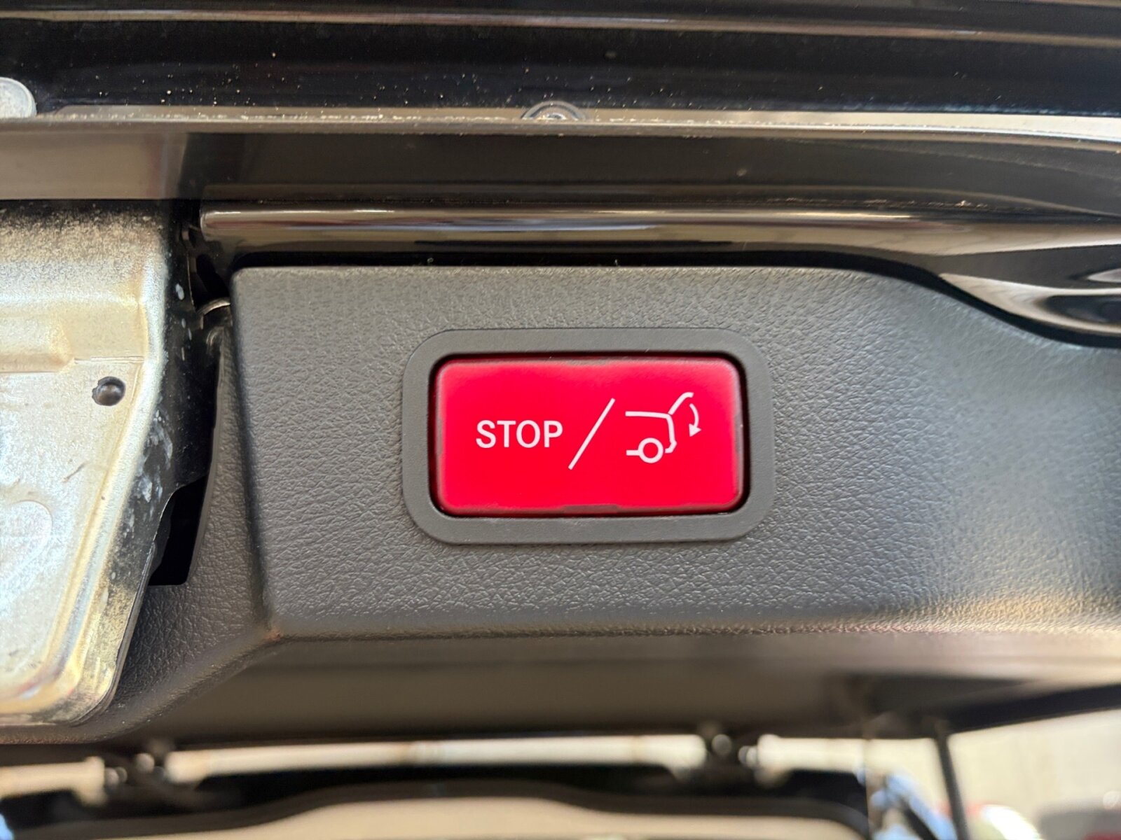 Ausstattungslinien und -Pakete:  Aerodynamik-Paket,   BlueEFFICIENCY-Paket:  Chrom Interieur-Paket:  Fahrassistenz-Paket:  Modellgeneration 2,   Park-Paket mit Rückfahrkamera:  Spiegel-Paket Vito:  Tourer PRO:Exterieur:  Anhängelast 2500 kg:  Anhängerkupplung Kugelkopf abnehmbar:  Außenspiegel elektrisch heranklappbar:  Außenspiegel heizbar und elektrisch verstellbar,   Baureihe C447 Vito/V-Klasse:  Befestigungspunkte im Dachrahmen,   CO2-optimierte Bremsanlage,   EASY PACK Paket - elektr. Schiebetür/Heckklappe,   Elektr. Betätigung für Schiebetür links:  Elektr. Betätigung für Schiebetür rechts:  Fehlbetankungsschutz,   Fenster in Heckklappe mit Wisch- und Waschanlage,   Fenster vorn links, fest in Seitenwand/Schiebetür,   Generator 14 V / 250 A:  Gewichtsvariante 3.200 kg,   Haupttank 70 Liter:  Heizung für Scheibenwaschanlage:  Hinterachswellenfabrikat IFA,   Kombifahrzeug:  Komplettfahrzeug,   Kühlergrill verchromt,   Leichtmetallräder 7 J x 17, 20-Speichen Design,   Metallic-Lack:  Multibeam LED: Fernlichtassistent Adaptive plus,   Radstand 3200 mm, Überhang lang,   Schiebetür links:  Schluss-, Brems- und Blinklicht in LED-Technik:  Steuercode Umstellung WLTP,   Steuercode Zertifizierung II,   Stoßfänger und Anbauteile in Wagenfarbe lackiertInterieur:  3er-Sitzbank in 2. SR (klapp-, wickel-, herausnehmbar) mit Isofix u. Top Tether auf außen, 2 Einzelsitze in der 3. SR,   Beifahrersitz Zweisitzer:  Beleuchtung im Haltegriff Fond mit Lesespot,   Fenster fest hinten,   Innenspiegel  automatisch abblendend,   Innenverkleidung gehobene Ausführung,   Klimaanlage halbautom. geregelt, TEMPMATIC im Fond:  Klimatisierungsautomatik Thermotronic:  Komfort Fahrersitz:  Kunstleder schwarz:  Lederlenkrad:  Linkslenker,   Lordosenstütze Fahrersitz,   Sitzbelegungserkennung Fahrersitz:  Sitzheizung für Beifahrer:  Sitzheizung für Fahrer:  Sitzkissentiefenverstellung Fahrer,   Vordersitze mit EASY-ENTRY-FunktionMultimedia:  2-Wege-Lautsprecher vorn und hinten,   Digitales Extra: Festplatten-Navigation,   Digitales Extra: Remote Services Plus,   Digitales Extra: Smartphone Integration,   Digitales Radio (DAB):  Kommunikationsmodul (LTE) für digitale Dienste:  Live Traffic Information,   MBUX Multimediasystem:  Mercedes-Benz Notrufsystem:Komfort und Umwelt:  9G-TRONIC:  Abgasreinigung SCR Generation 4,   Aktiver Geschwindigkeitslimit-Assistent:  Aktiver Lenk-Assistent:  Aktiver Spurhalte-Assistent:  Allrad permanent:  Attention Assist:  Berganfahrhilfe:  Colorverglasung im Fond, Schwarzglas:  Easy-Pack Heckklappe:  ECO Start-Stop Funktion:  Emissionsklasse  Euro 6b M/N1 GR. II:  Erweitertes autom. Wiederanfahren auf Autobahnen,   Fahrlichtassistent,   Innen- und Umfeldbeleuchtung Kombi,   Intelligenter Geschwindigkeitsassistent (ISA),   Kindererkennung im Fahrzeug passiv,   Kofferraum-Komfortschließung,   Lenkrad in Neigung und Höhe verstellbar,   Multifunktionslenkrad:  Nachtbeleuchtung,   Sauglüfter elektrisch Leistungsstufe 5,   Streckenbasierte Geschwindigkeitsanpassung,   Totwinkel-Assistent:  Verkehrszeichen-Assistent:  Zuheizer  elektrischSicherheit:  Aktiver Abstands-Assistent DISTRONIC:  Aktiver Brems-Assistent:  Beifahrerairbag,   Bremskraftverstärkerausfallkompensierung,   elek. Feststellbremse,   HOLD-Funktion:  Kindersicherung an Türen im Fahrgastraum,   Reifendrucküberwachung an VA u. HA, drahtlos:  Thorax-Pelvis-Sidebag Beifahrer:  Thorax-Pelvis-Sidebag Fahrer,   Windowbags für Fahrer und Beifahrer:Zustand/Papiere:  Modellpflege:  Wartungsintervall 40.000 km,   Zulassung als PKW:Weiteres:  AEJ X4/1,   AEJ X4/2,   Fahrzeug HVO fähig,   Fenster v. rechts, fest in Seitenwand/Schiebetür,   Hersteller Mercedes-Benz AG,   Kundenauftrag VdZ,   Kunstoffboden TPO im Fahrgastraum,   Mopf II,   OM654 DE 20 LA Leistungsstufe 5 Top Type,   Pannenmanagement,   Schilder / Druckschriften deutsch,   Sitzbef. Fond m.Schnellverriegelung 2 Sitzreihen,   Steuercode Modellpflege,   Vertriebskennzeichen 0,   VIN codierte Fahrzeugdaten mit Prüfziffer,   174 kW (237 PS) 4200/min,   Änderungsjahr G4-II,   Geschwindigkeitsbegrenzung 210 km/h,   Modelljahr 5.