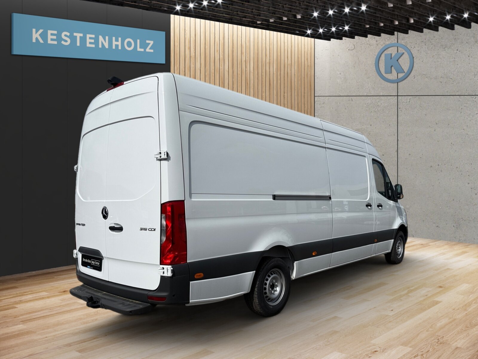 Ausstattungslinien und -Pakete:  Akustikpaket:  Ladepaket Instrumententafel,   Park-Paket mit Rückfahrkamera:  Pro,   Raucher-Paket:Exterieur:  3,5 Tonner:  Anhängerkupplung Kugelkopf fest:  Anhängersteckdose 13-Polig,   Auftritt Hecktür:  Außenspiegel elektrisch heranklappbar:  Außenspiegel heizbar und elektrisch verstellbar,   Baureihe C907 / C910 Sprinter,   Baureihe C907 VS30 RWD:  Bereifung 235/65 R16 C,   Dritte Bremsleuchte:  Einstieggriff an Ecksäule hinten links,   Generator 14 V / 250 A:  Geräuschmaßnahmen,   Haltegriff Einstieg Laderaumschiebetür an Trennw.,   Haupttank 93 Liter,   Hecktüren, zweiflügelig, Öffnung bis Seitenwand:  Hochdach:  Kastenwagen:  Komplettfahrzeug,   LED High Performance-Scheinwerfer:  Leitungskanal an Heckportal,   Länderausführung EU - EFTA - UK,   Längsträgerverstärkung,   Radstand 4325 mm, Überhang kurz,   Reserverad,   Reserveradhalter unter Rahmenende,   Rohbaumaßnahmen zusätzlich,   Schiebetür rechts:  Seitliche Markierungsleuchten,   Steuercode Umstellung WLTP,   Steuercode Werk 155,   Wärmed. Glas mit Bandfilter an der Frontscheibe:Interieur:  Ablagefach unter Cockpit,   Ablagefach über Dachverkleidung,   Ablage über Frontscheibe,   Armlehne für Fahrersitz:  Bedienung Tachograph vorn unter Dachhimmel,   Beifahrersitz Zweisitzer:  Cupholder vorn,   Deckenleuchte(n) LD-/FG-Raum mit Türkontakt,   Einstieggriff an Ecksäule hinten rechts,   Fahrersitz,   Haltegriffe für Einstieg Fahrer und Beifahrer,   Holzfußboden,   Kleiderhaken im Fahrerhaus,   Kraftstofffilter mit Wasserabscheider,   LED-Lichtband im Laderaum:  Lederlenkrad:  Leitungskanal an Seitenwand,   Linkslenker,   Sitzbelegungserkennung Fahrersitz:  Sitzheizung für Beifahrer:  Sitzheizung für Fahrer:  Stoff Maturin schwarz:  Tachometer km/h,   Trennwand durchgehend:  USB-Steckdose 5 V:  Vorrüstung Intelligenter Tachograf EU,   Zurrschienen Seitenwand an BrüstungsgurtMultimedia:  Digitale Betriebsanleitung,   Digitales Extra: Festplatten-Navigation,   Digitales Extra: Remote Services Plus,   Digitales Extra: Smartphone Integration,   Digitales Radio (DAB):  Kommunikationsmodul (LTE) für digitale Dienste:  Live Traffic Information,   MBUX Multimediasystem:  Mercedes-Benz Notrufsystem:Komfort und Umwelt:  9G-TRONIC:  Abgasreinigung SCR Generation 4,   Abgasstufe E (für schwere Nutzfahrzeuge),   Aktiver Spurhalte-Assistent:  Attention Assist:  Aussentemperaturanzeige,   Berganfahrhilfe:  ECO Start-Stop Funktion:  Fahrlichtassistent,   Fahrwerk: Stabilisierung Stufe I,   Hydraulik - Wagenheber,   Intelligenter Geschwindigkeitsassistent (ISA),   Lenkradheizung:  Lenkrad in Neigung und Höhe verstellbar,   Motorausführung Euro VI:  Multifunktionslenkrad:  Regensensor:  Seitenwind-Assistent:  Starthilfe - Kontakt,   Tempomat:  Totwinkel-Assistent:  Verkehrszeichen-Assistent:Sicherheit:  Airbag Fahrer,   Aktiver Brems-Assistent:  Beifahrerairbag,   elek. Feststellbremse,   Gurtwarneinrichtung für Fahrersitz,   HOLD-Funktion:  Reifendrucküberwachung an VA u. HA, drahtlos:  Wet Wiper SystemWeiteres:  AEJ X4/1,   Änderungsjahr G4-I,   Bezugsmasse mindestens 2381 kg notwendig,   Fahrzeug HVO fähig,   Fertigung Düsseldorf,   halbautomatisch geregelt Klimaanlage TEMPMATIC:  Hersteller Mercedes-Benz AG,   Kundenauftrag VdZ,   ohne Auf-/Ablastung  3.500 kg:  OM 654 DE 20 LA 110 kW (150 PS) 3800/min,   Pannenmanagement,   Schilder / Druckschriften deutsch,   VIN codierte Fahrzeugdaten mit Prüfziffer,   Achsübersetzung i = 3,923,   Fahrzeug ohne Geschwindigkeits-Begrenzung EG,   Modelljahr 5,   Vorderachse mit erhöhter Traglast:.