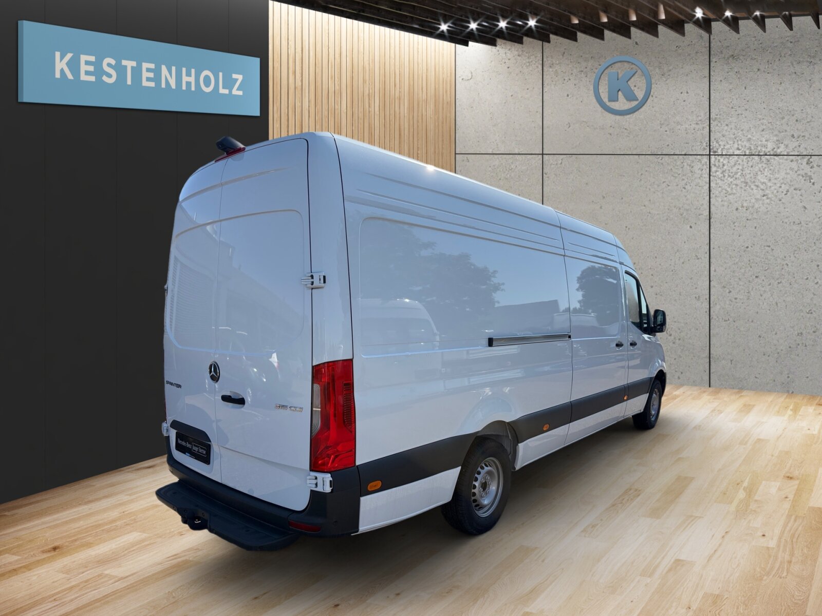 Ausstattungslinien und -Pakete:  Akustikpaket:  Ladepaket Instrumententafel,   Park-Paket mit Rückfahrkamera:  Pro,   Raucher-Paket:Exterieur:  3,5 Tonner:  Anhängerkupplung Kugelkopf fest:  Anhängersteckdose 13-Polig,   Auftritt Hecktür:  Außenspiegel elektrisch heranklappbar:  Außenspiegel heizbar und elektrisch verstellbar,   Baureihe C907 / C910 Sprinter,   Baureihe C907 VS30 RWD:  Bereifung 235/65 R16 C,   Dritte Bremsleuchte:  Einstieggriff an Ecksäule hinten links,   Generator 14 V / 250 A:  Geräuschmaßnahmen,   Haltegriff Einstieg Laderaumschiebetür an Trennw.,   Haupttank 93 Liter,   Hecktüren, zweiflügelig, Öffnung bis Seitenwand:  Hochdach:  Kastenwagen:  Komplettfahrzeug,   LED High Performance-Scheinwerfer:  Leitungskanal an Heckportal,   Länderausführung EU - EFTA - UK,   Längsträgerverstärkung,   Radstand 4325 mm, Überhang kurz,   Reserverad,   Reserveradhalter unter Rahmenende,   Rohbaumaßnahmen zusätzlich,   Schiebetür rechts:  Seitliche Markierungsleuchten,   Steuercode Umstellung WLTP,   Steuercode Werk 155,   Wärmed. Glas mit Bandfilter an der Frontscheibe:Interieur:  Ablagefach unter Cockpit,   Ablagefach über Dachverkleidung,   Ablage über Frontscheibe,   Armlehne für Fahrersitz:  Bedienung Tachograph vorn unter Dachhimmel,   Beifahrersitz Zweisitzer:  Cupholder vorn,   Deckenleuchte(n) LD-/FG-Raum mit Türkontakt,   Einstieggriff an Ecksäule hinten rechts,   Fahrersitz,   Haltegriffe für Einstieg Fahrer und Beifahrer,   Holzfußboden,   Kleiderhaken im Fahrerhaus,   Kraftstofffilter mit Wasserabscheider,   LED-Lichtband im Laderaum:  Lederlenkrad:  Leitungskanal an Seitenwand,   Linkslenker,   Sitzbelegungserkennung Fahrersitz:  Sitzheizung für Beifahrer:  Sitzheizung für Fahrer:  Stoff Maturin schwarz:  Tachometer km/h,   Trennwand durchgehend:  USB-Steckdose 5 V:  Vorrüstung Intelligenter Tachograf EU,   Zurrschienen Seitenwand an BrüstungsgurtMultimedia:  Digitale Betriebsanleitung,   Digitales Extra: Festplatten-Navigation,   Digitales Extra: Remote Services Plus,   Digitales Extra: Smartphone Integration,   Digitales Radio (DAB):  Kommunikationsmodul (LTE) für digitale Dienste:  Live Traffic Information,   MBUX Multimediasystem:  Mercedes-Benz Notrufsystem:Komfort und Umwelt:  9G-TRONIC:  Abgasreinigung SCR Generation 4,   Abgasstufe E (für schwere Nutzfahrzeuge),   Aktiver Spurhalte-Assistent:  Attention Assist:  Aussentemperaturanzeige,   Berganfahrhilfe:  ECO Start-Stop Funktion:  Fahrlichtassistent,   Fahrwerk: Stabilisierung Stufe I,   Hydraulik - Wagenheber,   Intelligenter Geschwindigkeitsassistent (ISA),   Lenkradheizung:  Lenkrad in Neigung und Höhe verstellbar,   Motorausführung Euro VI:  Multifunktionslenkrad:  Regensensor:  Seitenwind-Assistent:  Starthilfe - Kontakt,   Tempomat:  Totwinkel-Assistent:  Verkehrszeichen-Assistent:Sicherheit:  Airbag Fahrer,   Aktiver Brems-Assistent:  Beifahrerairbag,   elek. Feststellbremse,   Gurtwarneinrichtung für Fahrersitz,   HOLD-Funktion:  Reifendrucküberwachung an VA u. HA, drahtlos:  Wet Wiper SystemWeiteres:  AEJ X4/1,   Änderungsjahr G4-I,   Bezugsmasse mindestens 2381 kg notwendig,   Fahrzeug HVO fähig,   Fertigung Düsseldorf,   halbautomatisch geregelt Klimaanlage TEMPMATIC:  Hersteller Mercedes-Benz AG,   Kundenauftrag VdZ,   ohne Auf-/Ablastung  3.500 kg:  OM 654 DE 20 LA 110 kW (150 PS) 3800/min,   Pannenmanagement,   Schilder / Druckschriften deutsch,   VIN codierte Fahrzeugdaten mit Prüfziffer,   Achsübersetzung i = 3,923,   Fahrzeug ohne Geschwindigkeits-Begrenzung EG,   Modelljahr 5,   Vorderachse mit erhöhter Traglast:.