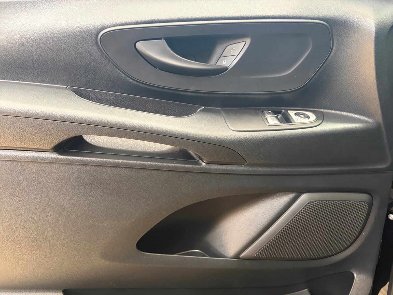 Ausstattungslinien und -Pakete:  Aerodynamik-Paket,   BlueEFFICIENCY-Paket:  Modellgeneration 2,   Spiegel-Paket Vito:  Tourer PRO:Exterieur:  Anhängelast 2500 kg:  Außenspiegel elektrisch heranklappbar:  Außenspiegel heizbar und elektrisch verstellbar,   Baureihe C447 Vito/V-Klasse:  Befestigungspunkte im Dachrahmen,   CO2-optimierte Bremsanlage,   Elektrik für Anhängersteckdose:  Fehlbetankungsschutz,   Fenster in Heckklappe mit Wisch- und Waschanlage,   Fenster vorn links, fest in Seitenwand/Schiebetür,   Generator 14 V / 250 A:  Gewichtsvariante 3.200 kg,   Haupttank 70 Liter:  Heckklappe:  Hinterachswellenfabrikat IFA,   Kombifahrzeug:  Komplettfahrzeug,   Leichtmetallraeder 7 J x 17, 5-Speichen Design,   Metallic-Lack:  Multibeam LED: Fernlichtassistent Adaptive plus,   Reifenfabrikat Dunlop (20),   Reserverad mit Wagenheber,   Räderfabrikat Ronal,   Schiebetür links:  Schilder / Druckschriften französisch,   Schluss-, Brems- und Blinklicht in LED-Technik:  Steuercode Umstellung WLTP,   Stoßfänger und Anbauteile in Wagenfarbe lackiert,   Vorderachse mit erhöhter Traglast:Interieur:  3er-Sitzbank in 2. SR (klapp-, wickel-, herausnehmbar) mit Isofix u. Top Tether auf außen, 2 Einzelsitze in der 3. SR,   Beifahrersitz Zweisitzer:  Digitaler Innenspiegel,   Fenster fest hinten,   Haltegriffe für Einstieg Fahrer und Beifahrer,   Innenraumleuchte(n) im Fond,   Innenverkleidung gehobene Ausführung,   Klimaanlage halbautom. geregelt, TEMPMATIC im Fond:  Komfort Fahrersitz:  Kunstleder schwarz:  Lederlenkrad:  Linkslenker,   Lordosenstütze Fahrersitz,   Sitzbelegungserkennung Fahrersitz:  Sitzkissentiefenverstellung Fahrer,   Vordersitze mit EASY-ENTRY-FunktionMultimedia:  2-Wege-Lautsprecher vorn und hinten,   Digitales Extra: Festplatten-Navigation,   Digitales Extra: Remote Services Plus,   Digitales Extra: Smartphone Integration,   Digitales Radio (DAB):  Kommunikationsmodul (LTE) für digitale Dienste:  Live Traffic Information,   MBUX Multimediasystem:  Mercedes-Benz Notrufsystem:Komfort und Umwelt:  9G-TRONIC:  Abgasreinigung SCR Generation 4,   Aktiver Spurhalte-Assistent:  Attention Assist:  Berganfahrhilfe:  Colorverglasung im Fond, Schwarzglas:  ECO Start-Stop Funktion:  Fahrlichtassistent,   Intelligenter Geschwindigkeitsassistent (ISA),   Kindererkennung im Fahrzeug passiv,   Kofferraum-Komfortschließung,   Komfortfahrwerk:  Lenkrad in Neigung und Höhe verstellbar,   Multifunktionslenkrad:  Nachtbeleuchtung,   Rückfahrkamera:  Sauglüfter elektrisch Leistungsstufe 5,   Tempomat:  Totwinkel-Assistent:  Verkehrszeichen-Assistent:  Zuheizer  elektrischSicherheit:  Aktiver Brems-Assistent:  Beifahrerairbag,   Bremskraftverstärkerausfallkompensierung,   elek. Feststellbremse,   Feuerlöscher 1 kg,   HOLD-Funktion:  Kindersicherung an Türen im Fahrgastraum,   Reifendrucküberwachung an VA u. HA, drahtlos:  Thorax-Pelvis-Sidebag Beifahrer:  Thorax-Pelvis-Sidebag Fahrer,   Windowbags für Fahrer und Beifahrer:Zustand/Papiere:  Modellpflege:  Wartungsintervall 40.000 km,   Zulassung als PKW:Weiteres:  AEJ X5/1,   BEDIENUNGSANLEITUNG U. SERVICEHEFT-NIEDERLAENDISCH,   EMISSIONSKLASSE EURO 6E-BIS M1,   Export-Code,   Fahrzeug HVO fähig,   Fenster v. rechts, fest in Seitenwand/Schiebetür,   halbautomatisch geregelt Klimaanlage TEMPMATIC:  Hersteller Mercedes-Benz AG,   Kunstoffboden TPO im Fahrgastraum,   Mopf II,   OM 654 DE 20 LA 100 kW (136 PS) 3800/min:  Pannenmanagement,   Series 0,   Sitzbef. Fond m.Schnellverriegelung 2 Sitzreihen,   Steuercode Modellpflege,   VIN codierte Fahrzeugdaten mit Prüfziffer,   Wartungsintervall 2 Jahre,   Geschwindigkeitsbegrenzung 210 km/h.