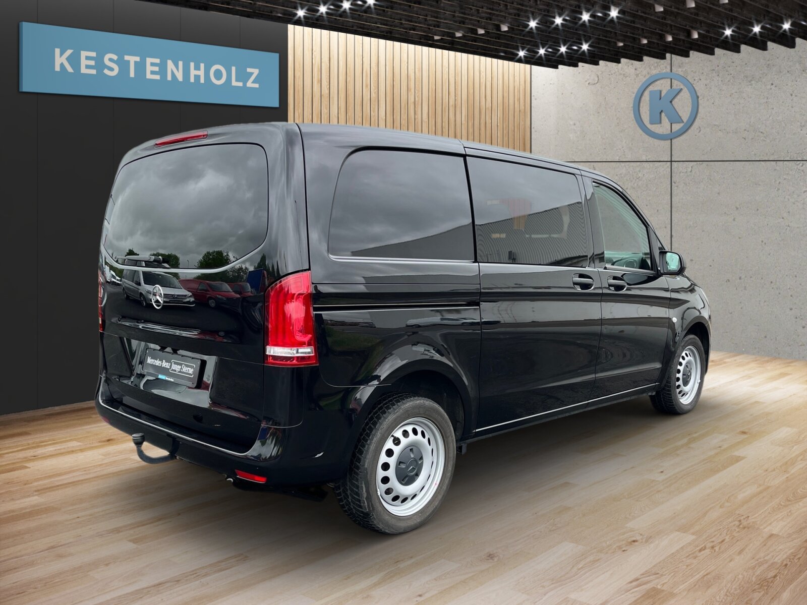 Ausstattungslinien und -Pakete:  BlueEFFICIENCY-Paket:  Chrom Interieur-Paket:  Mixto:  Spiegel-Paket Vito:Exterieur:  Anhängelast 2500 kg:  Anhängerkupplung Kugelkopf fest:  Außenspiegel elektrisch heranklappbar:  Außenspiegel heizbar und elektrisch verstellbar,   Baureihe C447 Vito/V-Klasse:  Befestigungspunkte im Dachrahmen,   CO2-optimierte Bremsanlage,   Fenster in Heckklappe mit Wisch- und Waschanlage,   Fenster vorn links, fest in Seitenwand/Schiebetür,   Generator 14 V / 250 A:  Haupttank 70 Liter:  Heckkamera nicht einklappbar,   Heckklappe:  Hinterachswellenfabrikat IFA,   Kombifahrzeug:  Komplettfahrzeug,   Kühlergrill verchromt,   LED Intelligent Light System:  Metallic-Lack:  Radstand 3200 mm, Überhang kurz,   Schluss-, Brems- und Blinklicht in LED-Technik:  Stahlräder 6,5 J x 17,   Stahlräder Sonderlackierung,   Steuercode Umstellung WLTP,   Stoßfänger und Anbauteile in Wagenfarbe lackiert,   Wegfall Heckbeschriftung:Interieur:  Armlehnen für Bestuhlung im Fahrgastraum,   Beifahrersitz Zweisitzer:  Dachverkleidung Standard Säule B-D,   Holzfußboden,   Innenraumleuchte(n) im Fond,   Innenverkleidung Laderaum, obere Felder,   Innenverkleidung Laderaum, seitlich,   Klimatisierungsautomatik Thermotronic:  Komfort Fahrersitz:  Kunstleder schwarz:  Lederlenkrad:  Linkslenker,   Lordosenstütze Fahrersitz,   Vordersitze mit EASY-ENTRY-FunktionMultimedia:  2-Wege-Lautsprecher vorne,   Audio 40:  Digitales Extra: Remote Services Plus,   Digitales Radio (DAB):  Kommunikationsmodul (LTE) für digitale Dienste:  Live Traffic Information,   Mercedes-Benz Notrufsystem:Komfort und Umwelt:  9G-TRONIC:  Abgasreinigung SCR Generation 4,   Allrad permanent:  Attention Assist:  Außen-/Innenspiegel mit Abblendautomatik,   Berganfahrhilfe:  Colorverglasung im Fond, Schwarzglas:  ECO Start-Stop Funktion:  Emissionsklasse Euro 6d N1 GR.III/N2:  Fahrlichtassistent,   Fernlichtassistent PLUS:  Lenkrad in Neigung und Höhe verstellbar,   Multifunktionslenkrad mit Reiserechner:  Regensensor:  Rückfahrkamera:  Sauglüfter elektrisch Leistungsstufe 5,   Tempomat:  Warmwasser-Zusatzheizung:Sicherheit:  Beifahrerairbag,   Kindersicherung an Türen im FahrgastraumZustand/Papiere:  Modellpflege:  Wartungsintervall 40.000 km,   Zulassung als LKW:Weiteres:  Fenster v. rechts, fest in Seitenwand/Schiebetür,   Funkfernbedienung für Warmwasser-Zusatzheizung:  Gewichtsvariante 3.050 kg,   Hersteller Mercedes-Benz AG,   Pannenmanagement,   Schilder / Druckschriften deutsch,   Steuercode Modellpflege,   Vertriebskennzeichen 0,   Änderungsjahr G1-II:  Geschwindigkeitsbegrenzung 210 km/h,   Motor OM 654 DE 20 LA 140 kW (190 PS) 3800/min.