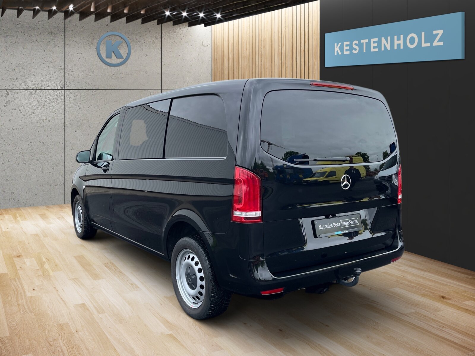 Ausstattungslinien und -Pakete:  BlueEFFICIENCY-Paket:  Chrom Interieur-Paket:  Mixto:  Spiegel-Paket Vito:Exterieur:  Anhängelast 2500 kg:  Anhängerkupplung Kugelkopf fest:  Außenspiegel elektrisch heranklappbar:  Außenspiegel heizbar und elektrisch verstellbar,   Baureihe C447 Vito/V-Klasse:  Befestigungspunkte im Dachrahmen,   CO2-optimierte Bremsanlage,   Fenster in Heckklappe mit Wisch- und Waschanlage,   Fenster vorn links, fest in Seitenwand/Schiebetür,   Generator 14 V / 250 A:  Haupttank 70 Liter:  Heckkamera nicht einklappbar,   Heckklappe:  Hinterachswellenfabrikat IFA,   Kombifahrzeug:  Komplettfahrzeug,   Kühlergrill verchromt,   LED Intelligent Light System:  Metallic-Lack:  Radstand 3200 mm, Überhang kurz,   Schluss-, Brems- und Blinklicht in LED-Technik:  Stahlräder 6,5 J x 17,   Stahlräder Sonderlackierung,   Steuercode Umstellung WLTP,   Stoßfänger und Anbauteile in Wagenfarbe lackiert,   Wegfall Heckbeschriftung:Interieur:  Armlehnen für Bestuhlung im Fahrgastraum,   Beifahrersitz Zweisitzer:  Dachverkleidung Standard Säule B-D,   Holzfußboden,   Innenraumleuchte(n) im Fond,   Innenverkleidung Laderaum, obere Felder,   Innenverkleidung Laderaum, seitlich,   Klimatisierungsautomatik Thermotronic:  Komfort Fahrersitz:  Kunstleder schwarz:  Lederlenkrad:  Linkslenker,   Lordosenstütze Fahrersitz,   Vordersitze mit EASY-ENTRY-FunktionMultimedia:  2-Wege-Lautsprecher vorne,   Audio 40:  Digitales Extra: Remote Services Plus,   Digitales Radio (DAB):  Kommunikationsmodul (LTE) für digitale Dienste:  Live Traffic Information,   Mercedes-Benz Notrufsystem:Komfort und Umwelt:  9G-TRONIC:  Abgasreinigung SCR Generation 4,   Allrad permanent:  Attention Assist:  Außen-/Innenspiegel mit Abblendautomatik,   Berganfahrhilfe:  Colorverglasung im Fond, Schwarzglas:  ECO Start-Stop Funktion:  Emissionsklasse Euro 6d N1 GR.III/N2:  Fahrlichtassistent,   Fernlichtassistent PLUS:  Lenkrad in Neigung und Höhe verstellbar,   Multifunktionslenkrad mit Reiserechner:  Regensensor:  Rückfahrkamera:  Sauglüfter elektrisch Leistungsstufe 5,   Tempomat:  Warmwasser-Zusatzheizung:Sicherheit:  Beifahrerairbag,   Kindersicherung an Türen im FahrgastraumZustand/Papiere:  Modellpflege:  Wartungsintervall 40.000 km,   Zulassung als LKW:Weiteres:  Fenster v. rechts, fest in Seitenwand/Schiebetür,   Funkfernbedienung für Warmwasser-Zusatzheizung:  Gewichtsvariante 3.050 kg,   Hersteller Mercedes-Benz AG,   Pannenmanagement,   Schilder / Druckschriften deutsch,   Steuercode Modellpflege,   Vertriebskennzeichen 0,   Änderungsjahr G1-II:  Geschwindigkeitsbegrenzung 210 km/h,   Motor OM 654 DE 20 LA 140 kW (190 PS) 3800/min.