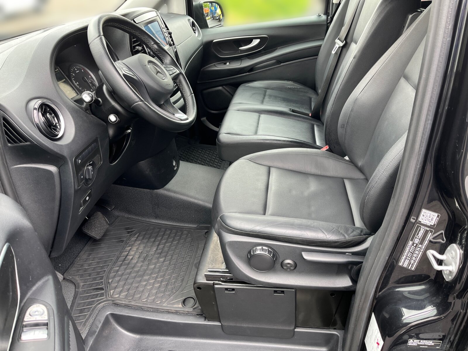 Ausstattungslinien und -Pakete:  BlueEFFICIENCY-Paket:  Chrom Interieur-Paket:  Mixto:  Spiegel-Paket Vito:Exterieur:  Anhängelast 2500 kg:  Anhängerkupplung Kugelkopf fest:  Außenspiegel elektrisch heranklappbar:  Außenspiegel heizbar und elektrisch verstellbar,   Baureihe C447 Vito/V-Klasse:  Befestigungspunkte im Dachrahmen,   CO2-optimierte Bremsanlage,   Fenster in Heckklappe mit Wisch- und Waschanlage,   Fenster vorn links, fest in Seitenwand/Schiebetür,   Generator 14 V / 250 A:  Haupttank 70 Liter:  Heckkamera nicht einklappbar,   Heckklappe:  Hinterachswellenfabrikat IFA,   Kombifahrzeug:  Komplettfahrzeug,   Kühlergrill verchromt,   LED Intelligent Light System:  Metallic-Lack:  Radstand 3200 mm, Überhang kurz,   Schluss-, Brems- und Blinklicht in LED-Technik:  Stahlräder 6,5 J x 17,   Stahlräder Sonderlackierung,   Steuercode Umstellung WLTP,   Stoßfänger und Anbauteile in Wagenfarbe lackiert,   Wegfall Heckbeschriftung:Interieur:  Armlehnen für Bestuhlung im Fahrgastraum,   Beifahrersitz Zweisitzer:  Dachverkleidung Standard Säule B-D,   Holzfußboden,   Innenraumleuchte(n) im Fond,   Innenverkleidung Laderaum, obere Felder,   Innenverkleidung Laderaum, seitlich,   Klimatisierungsautomatik Thermotronic:  Komfort Fahrersitz:  Kunstleder schwarz:  Lederlenkrad:  Linkslenker,   Lordosenstütze Fahrersitz,   Vordersitze mit EASY-ENTRY-FunktionMultimedia:  2-Wege-Lautsprecher vorne,   Audio 40:  Digitales Extra: Remote Services Plus,   Digitales Radio (DAB):  Kommunikationsmodul (LTE) für digitale Dienste:  Live Traffic Information,   Mercedes-Benz Notrufsystem:Komfort und Umwelt:  9G-TRONIC:  Abgasreinigung SCR Generation 4,   Allrad permanent:  Attention Assist:  Außen-/Innenspiegel mit Abblendautomatik,   Berganfahrhilfe:  Colorverglasung im Fond, Schwarzglas:  ECO Start-Stop Funktion:  Emissionsklasse Euro 6d N1 GR.III/N2:  Fahrlichtassistent,   Fernlichtassistent PLUS:  Lenkrad in Neigung und Höhe verstellbar,   Multifunktionslenkrad mit Reiserechner:  Regensensor:  Rückfahrkamera:  Sauglüfter elektrisch Leistungsstufe 5,   Tempomat:  Warmwasser-Zusatzheizung:Sicherheit:  Beifahrerairbag,   Kindersicherung an Türen im FahrgastraumZustand/Papiere:  Modellpflege:  Wartungsintervall 40.000 km,   Zulassung als LKW:Weiteres:  Fenster v. rechts, fest in Seitenwand/Schiebetür,   Funkfernbedienung für Warmwasser-Zusatzheizung:  Gewichtsvariante 3.050 kg,   Hersteller Mercedes-Benz AG,   Pannenmanagement,   Schilder / Druckschriften deutsch,   Steuercode Modellpflege,   Vertriebskennzeichen 0,   Änderungsjahr G1-II:  Geschwindigkeitsbegrenzung 210 km/h,   Motor OM 654 DE 20 LA 140 kW (190 PS) 3800/min.