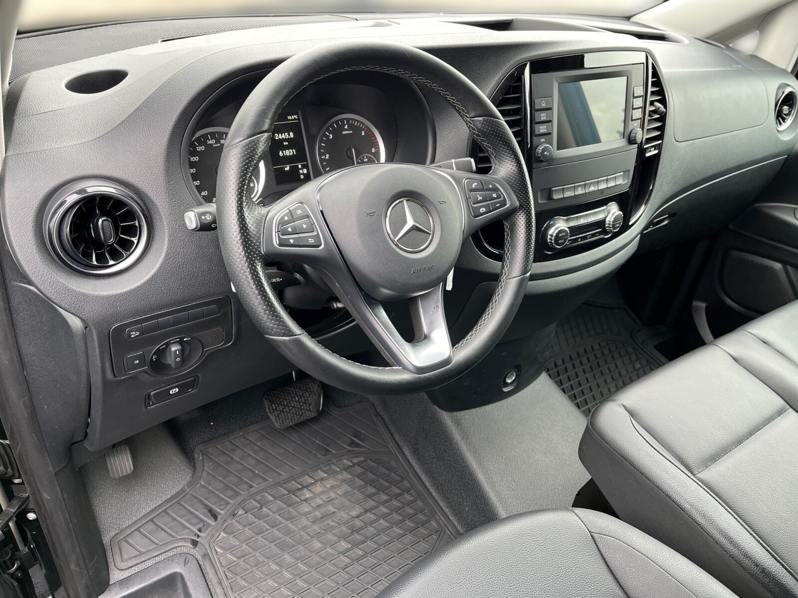 Ausstattungslinien und -Pakete:  BlueEFFICIENCY-Paket:  Chrom Interieur-Paket:  Mixto:  Spiegel-Paket Vito:Exterieur:  Anhängelast 2500 kg:  Anhängerkupplung Kugelkopf fest:  Außenspiegel elektrisch heranklappbar:  Außenspiegel heizbar und elektrisch verstellbar,   Baureihe C447 Vito/V-Klasse:  Befestigungspunkte im Dachrahmen,   CO2-optimierte Bremsanlage,   Fenster in Heckklappe mit Wisch- und Waschanlage,   Fenster vorn links, fest in Seitenwand/Schiebetür,   Generator 14 V / 250 A:  Haupttank 70 Liter:  Heckkamera nicht einklappbar,   Heckklappe:  Hinterachswellenfabrikat IFA,   Kombifahrzeug:  Komplettfahrzeug,   Kühlergrill verchromt,   LED Intelligent Light System:  Metallic-Lack:  Radstand 3200 mm, Überhang kurz,   Schluss-, Brems- und Blinklicht in LED-Technik:  Stahlräder 6,5 J x 17,   Stahlräder Sonderlackierung,   Steuercode Umstellung WLTP,   Stoßfänger und Anbauteile in Wagenfarbe lackiert,   Wegfall Heckbeschriftung:Interieur:  Armlehnen für Bestuhlung im Fahrgastraum,   Beifahrersitz Zweisitzer:  Dachverkleidung Standard Säule B-D,   Holzfußboden,   Innenraumleuchte(n) im Fond,   Innenverkleidung Laderaum, obere Felder,   Innenverkleidung Laderaum, seitlich,   Klimatisierungsautomatik Thermotronic:  Komfort Fahrersitz:  Kunstleder schwarz:  Lederlenkrad:  Linkslenker,   Lordosenstütze Fahrersitz,   Vordersitze mit EASY-ENTRY-FunktionMultimedia:  2-Wege-Lautsprecher vorne,   Audio 40:  Digitales Extra: Remote Services Plus,   Digitales Radio (DAB):  Kommunikationsmodul (LTE) für digitale Dienste:  Live Traffic Information,   Mercedes-Benz Notrufsystem:Komfort und Umwelt:  9G-TRONIC:  Abgasreinigung SCR Generation 4,   Allrad permanent:  Attention Assist:  Außen-/Innenspiegel mit Abblendautomatik,   Berganfahrhilfe:  Colorverglasung im Fond, Schwarzglas:  ECO Start-Stop Funktion:  Emissionsklasse Euro 6d N1 GR.III/N2:  Fahrlichtassistent,   Fernlichtassistent PLUS:  Lenkrad in Neigung und Höhe verstellbar,   Multifunktionslenkrad mit Reiserechner:  Regensensor:  Rückfahrkamera:  Sauglüfter elektrisch Leistungsstufe 5,   Tempomat:  Warmwasser-Zusatzheizung:Sicherheit:  Beifahrerairbag,   Kindersicherung an Türen im FahrgastraumZustand/Papiere:  Modellpflege:  Wartungsintervall 40.000 km,   Zulassung als LKW:Weiteres:  Fenster v. rechts, fest in Seitenwand/Schiebetür,   Funkfernbedienung für Warmwasser-Zusatzheizung:  Gewichtsvariante 3.050 kg,   Hersteller Mercedes-Benz AG,   Pannenmanagement,   Schilder / Druckschriften deutsch,   Steuercode Modellpflege,   Vertriebskennzeichen 0,   Änderungsjahr G1-II:  Geschwindigkeitsbegrenzung 210 km/h,   Motor OM 654 DE 20 LA 140 kW (190 PS) 3800/min.