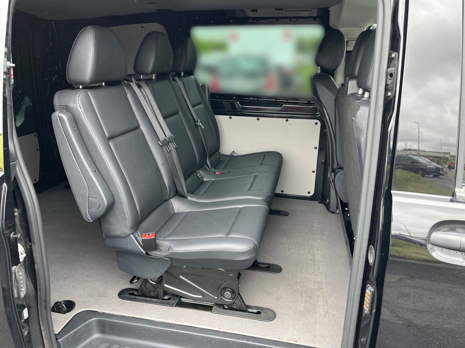 Ausstattungslinien und -Pakete:  BlueEFFICIENCY-Paket:  Chrom Interieur-Paket:  Mixto:  Spiegel-Paket Vito:Exterieur:  Anhängelast 2500 kg:  Anhängerkupplung Kugelkopf fest:  Außenspiegel elektrisch heranklappbar:  Außenspiegel heizbar und elektrisch verstellbar,   Baureihe C447 Vito/V-Klasse:  Befestigungspunkte im Dachrahmen,   CO2-optimierte Bremsanlage,   Fenster in Heckklappe mit Wisch- und Waschanlage,   Fenster vorn links, fest in Seitenwand/Schiebetür,   Generator 14 V / 250 A:  Haupttank 70 Liter:  Heckkamera nicht einklappbar,   Heckklappe:  Hinterachswellenfabrikat IFA,   Kombifahrzeug:  Komplettfahrzeug,   Kühlergrill verchromt,   LED Intelligent Light System:  Metallic-Lack:  Radstand 3200 mm, Überhang kurz,   Schluss-, Brems- und Blinklicht in LED-Technik:  Stahlräder 6,5 J x 17,   Stahlräder Sonderlackierung,   Steuercode Umstellung WLTP,   Stoßfänger und Anbauteile in Wagenfarbe lackiert,   Wegfall Heckbeschriftung:Interieur:  Armlehnen für Bestuhlung im Fahrgastraum,   Beifahrersitz Zweisitzer:  Dachverkleidung Standard Säule B-D,   Holzfußboden,   Innenraumleuchte(n) im Fond,   Innenverkleidung Laderaum, obere Felder,   Innenverkleidung Laderaum, seitlich,   Klimatisierungsautomatik Thermotronic:  Komfort Fahrersitz:  Kunstleder schwarz:  Lederlenkrad:  Linkslenker,   Lordosenstütze Fahrersitz,   Vordersitze mit EASY-ENTRY-FunktionMultimedia:  2-Wege-Lautsprecher vorne,   Audio 40:  Digitales Extra: Remote Services Plus,   Digitales Radio (DAB):  Kommunikationsmodul (LTE) für digitale Dienste:  Live Traffic Information,   Mercedes-Benz Notrufsystem:Komfort und Umwelt:  9G-TRONIC:  Abgasreinigung SCR Generation 4,   Allrad permanent:  Attention Assist:  Außen-/Innenspiegel mit Abblendautomatik,   Berganfahrhilfe:  Colorverglasung im Fond, Schwarzglas:  ECO Start-Stop Funktion:  Emissionsklasse Euro 6d N1 GR.III/N2:  Fahrlichtassistent,   Fernlichtassistent PLUS:  Lenkrad in Neigung und Höhe verstellbar,   Multifunktionslenkrad mit Reiserechner:  Regensensor:  Rückfahrkamera:  Sauglüfter elektrisch Leistungsstufe 5,   Tempomat:  Warmwasser-Zusatzheizung:Sicherheit:  Beifahrerairbag,   Kindersicherung an Türen im FahrgastraumZustand/Papiere:  Modellpflege:  Wartungsintervall 40.000 km,   Zulassung als LKW:Weiteres:  Fenster v. rechts, fest in Seitenwand/Schiebetür,   Funkfernbedienung für Warmwasser-Zusatzheizung:  Gewichtsvariante 3.050 kg,   Hersteller Mercedes-Benz AG,   Pannenmanagement,   Schilder / Druckschriften deutsch,   Steuercode Modellpflege,   Vertriebskennzeichen 0,   Änderungsjahr G1-II:  Geschwindigkeitsbegrenzung 210 km/h,   Motor OM 654 DE 20 LA 140 kW (190 PS) 3800/min.