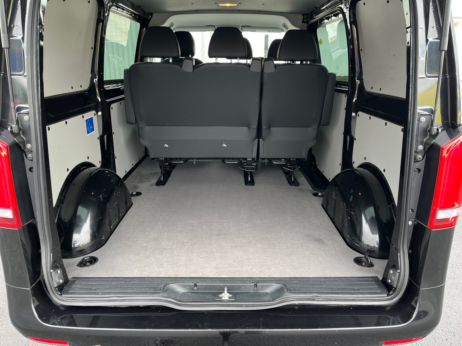 Ausstattungslinien und -Pakete:  BlueEFFICIENCY-Paket:  Chrom Interieur-Paket:  Mixto:  Spiegel-Paket Vito:Exterieur:  Anhängelast 2500 kg:  Anhängerkupplung Kugelkopf fest:  Außenspiegel elektrisch heranklappbar:  Außenspiegel heizbar und elektrisch verstellbar,   Baureihe C447 Vito/V-Klasse:  Befestigungspunkte im Dachrahmen,   CO2-optimierte Bremsanlage,   Fenster in Heckklappe mit Wisch- und Waschanlage,   Fenster vorn links, fest in Seitenwand/Schiebetür,   Generator 14 V / 250 A:  Haupttank 70 Liter:  Heckkamera nicht einklappbar,   Heckklappe:  Hinterachswellenfabrikat IFA,   Kombifahrzeug:  Komplettfahrzeug,   Kühlergrill verchromt,   LED Intelligent Light System:  Metallic-Lack:  Radstand 3200 mm, Überhang kurz,   Schluss-, Brems- und Blinklicht in LED-Technik:  Stahlräder 6,5 J x 17,   Stahlräder Sonderlackierung,   Steuercode Umstellung WLTP,   Stoßfänger und Anbauteile in Wagenfarbe lackiert,   Wegfall Heckbeschriftung:Interieur:  Armlehnen für Bestuhlung im Fahrgastraum,   Beifahrersitz Zweisitzer:  Dachverkleidung Standard Säule B-D,   Holzfußboden,   Innenraumleuchte(n) im Fond,   Innenverkleidung Laderaum, obere Felder,   Innenverkleidung Laderaum, seitlich,   Klimatisierungsautomatik Thermotronic:  Komfort Fahrersitz:  Kunstleder schwarz:  Lederlenkrad:  Linkslenker,   Lordosenstütze Fahrersitz,   Vordersitze mit EASY-ENTRY-FunktionMultimedia:  2-Wege-Lautsprecher vorne,   Audio 40:  Digitales Extra: Remote Services Plus,   Digitales Radio (DAB):  Kommunikationsmodul (LTE) für digitale Dienste:  Live Traffic Information,   Mercedes-Benz Notrufsystem:Komfort und Umwelt:  9G-TRONIC:  Abgasreinigung SCR Generation 4,   Allrad permanent:  Attention Assist:  Außen-/Innenspiegel mit Abblendautomatik,   Berganfahrhilfe:  Colorverglasung im Fond, Schwarzglas:  ECO Start-Stop Funktion:  Emissionsklasse Euro 6d N1 GR.III/N2:  Fahrlichtassistent,   Fernlichtassistent PLUS:  Lenkrad in Neigung und Höhe verstellbar,   Multifunktionslenkrad mit Reiserechner:  Regensensor:  Rückfahrkamera:  Sauglüfter elektrisch Leistungsstufe 5,   Tempomat:  Warmwasser-Zusatzheizung:Sicherheit:  Beifahrerairbag,   Kindersicherung an Türen im FahrgastraumZustand/Papiere:  Modellpflege:  Wartungsintervall 40.000 km,   Zulassung als LKW:Weiteres:  Fenster v. rechts, fest in Seitenwand/Schiebetür,   Funkfernbedienung für Warmwasser-Zusatzheizung:  Gewichtsvariante 3.050 kg,   Hersteller Mercedes-Benz AG,   Pannenmanagement,   Schilder / Druckschriften deutsch,   Steuercode Modellpflege,   Vertriebskennzeichen 0,   Änderungsjahr G1-II:  Geschwindigkeitsbegrenzung 210 km/h,   Motor OM 654 DE 20 LA 140 kW (190 PS) 3800/min.