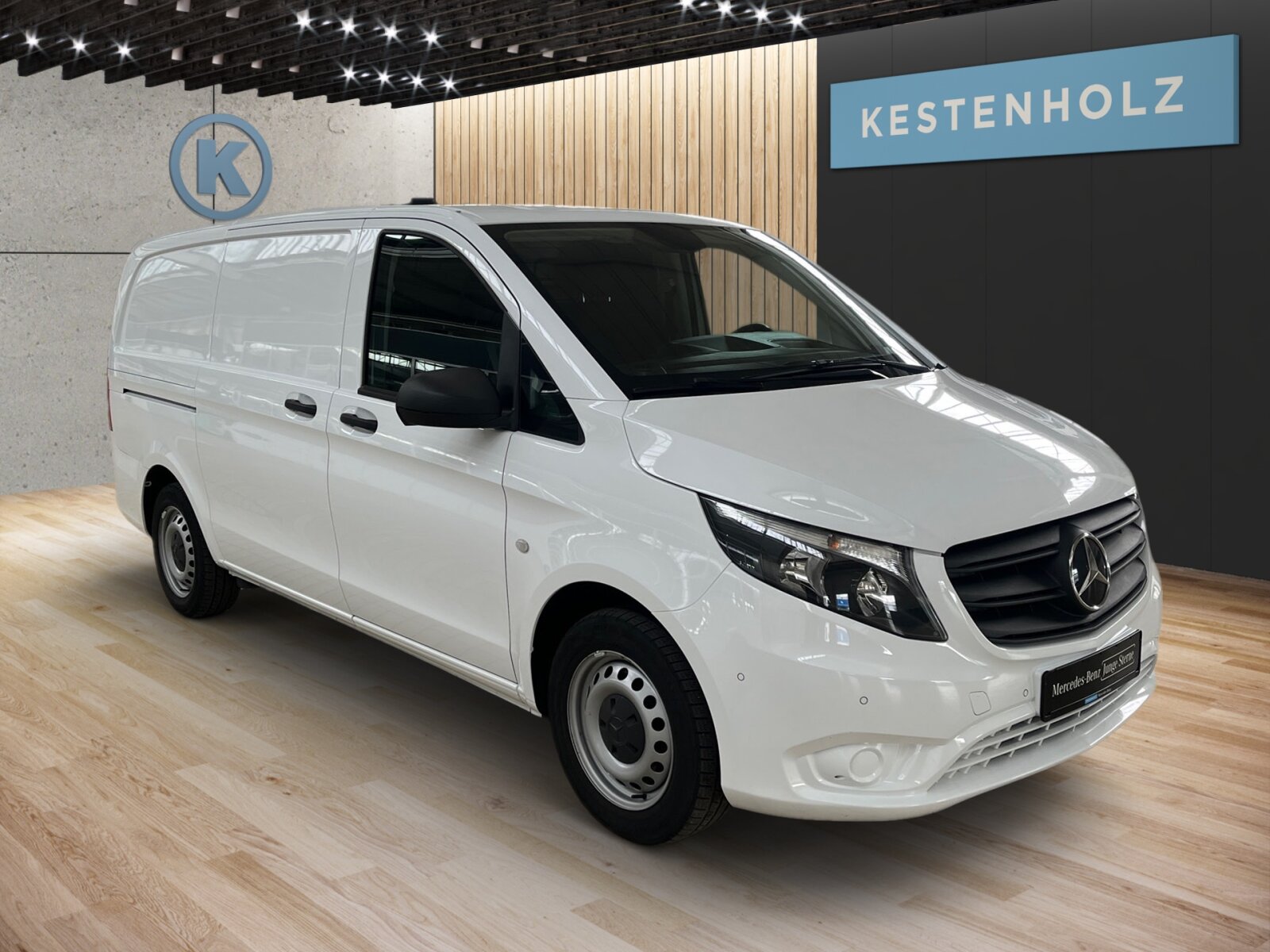 Ausstattungslinien und -Pakete:  BASE,   BlueEFFICIENCY-Paket:  Park-Paket:Exterieur:  Anhängelast 2500 kg:  Anhängerkupplung Kugelkopf fest:  Baureihe C447 Vito/V-Klasse:  Befestigungspunkte im Dachrahmen,   Generator 14 V / 250 A:  Gewichtsvariante 2.800 kg:  Haupttank 57 Liter,   Heckkamera nicht einklappbar,   Heckklappe:  Kastenwagen:  Komplettfahrzeug,   Radstand 3200 mm, Überhang lang,   Steuercode Umstellung WLTP,   Stoßfänger und Anbauteile in Wagenfarbe lackiertInterieur:  Beifahrersitz Zweisitzer:  Holzfußboden,   Innenverkleidung Laderaum bis Dachhöhe (Holz),   Komfort Fahrersitz:  Lederlenkrad:  Linkslenker,   Stoff Caluma schwarz,   Trennwand durchgehend:Multimedia:  2-Wege-Lautsprecher vorne,   Audio 40:  Digitales Radio (DAB):  Kommunikationsmodul (LTE) für digitale Dienste:  Live Traffic Information,   Mercedes-Benz Notrufsystem:Komfort und Umwelt:  9G-TRONIC:  Abgasreinigung SCR Generation 3,   Attention Assist:  Berganfahrhilfe:  ECO Start-Stop Funktion:  Emissionsklasse Euro 6d-TEMP N1 GR.III/N2:  Fahrlichtassistent,   Lenkrad in Neigung und Höhe verstellbar,   Multi-Tasten Funkfernbedienung,   Multifunktionslenkrad mit Reiserechner:  Parktronic:  Regensensor:  Rückfahrkamera:  Sauglüfter elektrisch Leistungsstufe 5Sicherheit:  Aktiver Abstands-Assistent DISTRONIC:  Aktiver Brems-Assistent:  Beifahrerairbag,   HOLD-Funktion:Zustand/Papiere:  Modellpflege:  Wartungsintervall 40.000 km,   Zulassung als LKW:Weiteres:  halbautomatisch geregelt Klimaanlage TEMPMATIC:  Hersteller Mercedes-Benz AG,   Pannenmanagement,   Schilder / Druckschriften deutsch,   Steuercode Modellpflege,   Vertriebskennzeichen 0,   Änderungsjahr G0-II,   Hinterachswellenfabrikat Neapco,   Motor OM 654 DE 20 LA 120 kW (163 PS) 3800/min.