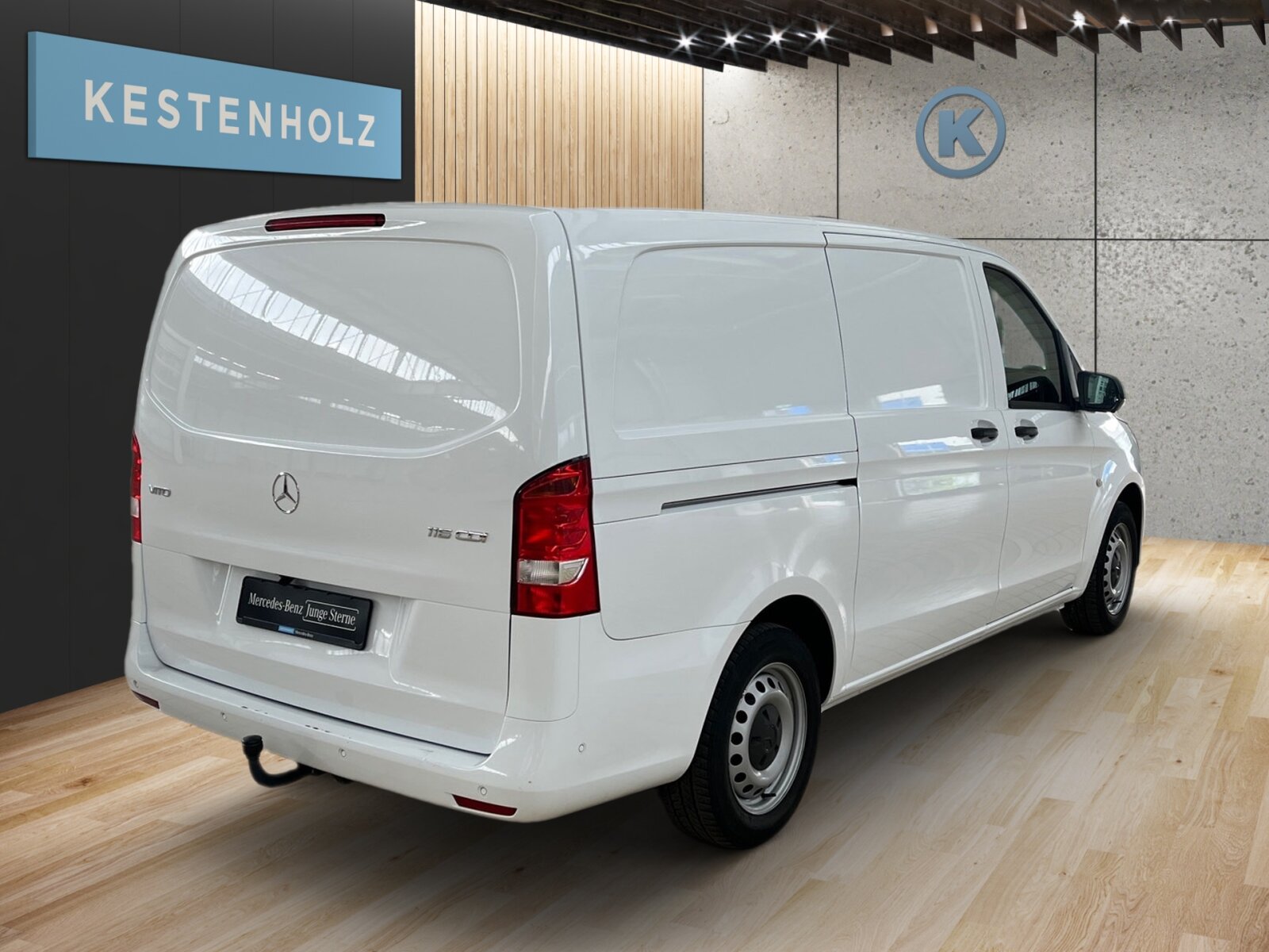 Ausstattungslinien und -Pakete:  BASE,   BlueEFFICIENCY-Paket:  Park-Paket:Exterieur:  Anhängelast 2500 kg:  Anhängerkupplung Kugelkopf fest:  Baureihe C447 Vito/V-Klasse:  Befestigungspunkte im Dachrahmen,   Generator 14 V / 250 A:  Gewichtsvariante 2.800 kg:  Haupttank 57 Liter,   Heckkamera nicht einklappbar,   Heckklappe:  Kastenwagen:  Komplettfahrzeug,   Radstand 3200 mm, Überhang lang,   Steuercode Umstellung WLTP,   Stoßfänger und Anbauteile in Wagenfarbe lackiertInterieur:  Beifahrersitz Zweisitzer:  Holzfußboden,   Innenverkleidung Laderaum bis Dachhöhe (Holz),   Komfort Fahrersitz:  Lederlenkrad:  Linkslenker,   Stoff Caluma schwarz,   Trennwand durchgehend:Multimedia:  2-Wege-Lautsprecher vorne,   Audio 40:  Digitales Radio (DAB):  Kommunikationsmodul (LTE) für digitale Dienste:  Live Traffic Information,   Mercedes-Benz Notrufsystem:Komfort und Umwelt:  9G-TRONIC:  Abgasreinigung SCR Generation 3,   Attention Assist:  Berganfahrhilfe:  ECO Start-Stop Funktion:  Emissionsklasse Euro 6d-TEMP N1 GR.III/N2:  Fahrlichtassistent,   Lenkrad in Neigung und Höhe verstellbar,   Multi-Tasten Funkfernbedienung,   Multifunktionslenkrad mit Reiserechner:  Parktronic:  Regensensor:  Rückfahrkamera:  Sauglüfter elektrisch Leistungsstufe 5Sicherheit:  Aktiver Abstands-Assistent DISTRONIC:  Aktiver Brems-Assistent:  Beifahrerairbag,   HOLD-Funktion:Zustand/Papiere:  Modellpflege:  Wartungsintervall 40.000 km,   Zulassung als LKW:Weiteres:  halbautomatisch geregelt Klimaanlage TEMPMATIC:  Hersteller Mercedes-Benz AG,   Pannenmanagement,   Schilder / Druckschriften deutsch,   Steuercode Modellpflege,   Vertriebskennzeichen 0,   Änderungsjahr G0-II,   Hinterachswellenfabrikat Neapco,   Motor OM 654 DE 20 LA 120 kW (163 PS) 3800/min.