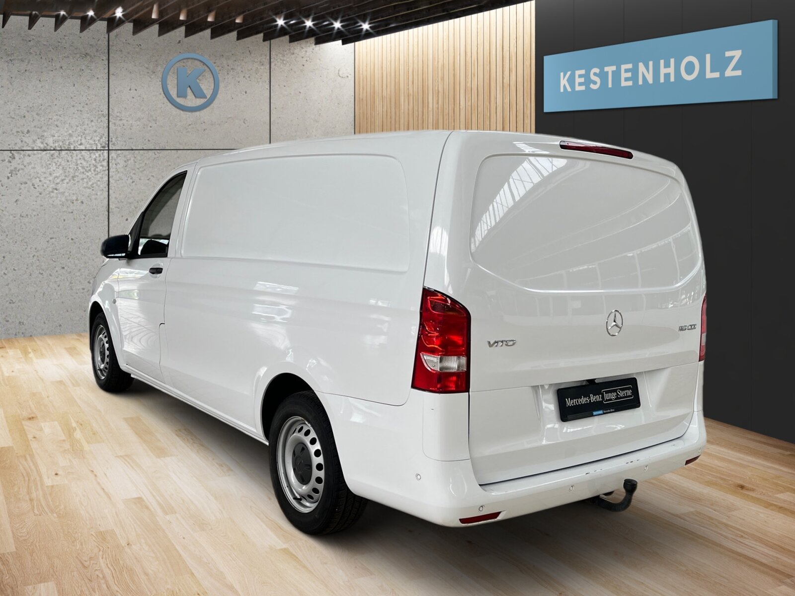 Ausstattungslinien und -Pakete:  BASE,   BlueEFFICIENCY-Paket:  Park-Paket:Exterieur:  Anhängelast 2500 kg:  Anhängerkupplung Kugelkopf fest:  Baureihe C447 Vito/V-Klasse:  Befestigungspunkte im Dachrahmen,   Generator 14 V / 250 A:  Gewichtsvariante 2.800 kg:  Haupttank 57 Liter,   Heckkamera nicht einklappbar,   Heckklappe:  Kastenwagen:  Komplettfahrzeug,   Radstand 3200 mm, Überhang lang,   Steuercode Umstellung WLTP,   Stoßfänger und Anbauteile in Wagenfarbe lackiertInterieur:  Beifahrersitz Zweisitzer:  Holzfußboden,   Innenverkleidung Laderaum bis Dachhöhe (Holz),   Komfort Fahrersitz:  Lederlenkrad:  Linkslenker,   Stoff Caluma schwarz,   Trennwand durchgehend:Multimedia:  2-Wege-Lautsprecher vorne,   Audio 40:  Digitales Radio (DAB):  Kommunikationsmodul (LTE) für digitale Dienste:  Live Traffic Information,   Mercedes-Benz Notrufsystem:Komfort und Umwelt:  9G-TRONIC:  Abgasreinigung SCR Generation 3,   Attention Assist:  Berganfahrhilfe:  ECO Start-Stop Funktion:  Emissionsklasse Euro 6d-TEMP N1 GR.III/N2:  Fahrlichtassistent,   Lenkrad in Neigung und Höhe verstellbar,   Multi-Tasten Funkfernbedienung,   Multifunktionslenkrad mit Reiserechner:  Parktronic:  Regensensor:  Rückfahrkamera:  Sauglüfter elektrisch Leistungsstufe 5Sicherheit:  Aktiver Abstands-Assistent DISTRONIC:  Aktiver Brems-Assistent:  Beifahrerairbag,   HOLD-Funktion:Zustand/Papiere:  Modellpflege:  Wartungsintervall 40.000 km,   Zulassung als LKW:Weiteres:  halbautomatisch geregelt Klimaanlage TEMPMATIC:  Hersteller Mercedes-Benz AG,   Pannenmanagement,   Schilder / Druckschriften deutsch,   Steuercode Modellpflege,   Vertriebskennzeichen 0,   Änderungsjahr G0-II,   Hinterachswellenfabrikat Neapco,   Motor OM 654 DE 20 LA 120 kW (163 PS) 3800/min.
