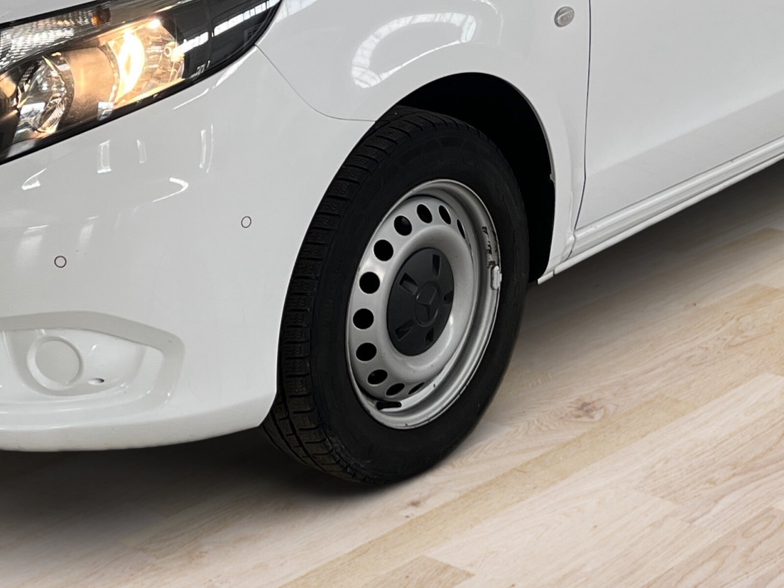 Ausstattungslinien und -Pakete:  BASE,   BlueEFFICIENCY-Paket:  Park-Paket:Exterieur:  Anhängelast 2500 kg:  Anhängerkupplung Kugelkopf fest:  Baureihe C447 Vito/V-Klasse:  Befestigungspunkte im Dachrahmen,   Generator 14 V / 250 A:  Gewichtsvariante 2.800 kg:  Haupttank 57 Liter,   Heckkamera nicht einklappbar,   Heckklappe:  Kastenwagen:  Komplettfahrzeug,   Radstand 3200 mm, Überhang lang,   Steuercode Umstellung WLTP,   Stoßfänger und Anbauteile in Wagenfarbe lackiertInterieur:  Beifahrersitz Zweisitzer:  Holzfußboden,   Innenverkleidung Laderaum bis Dachhöhe (Holz),   Komfort Fahrersitz:  Lederlenkrad:  Linkslenker,   Stoff Caluma schwarz,   Trennwand durchgehend:Multimedia:  2-Wege-Lautsprecher vorne,   Audio 40:  Digitales Radio (DAB):  Kommunikationsmodul (LTE) für digitale Dienste:  Live Traffic Information,   Mercedes-Benz Notrufsystem:Komfort und Umwelt:  9G-TRONIC:  Abgasreinigung SCR Generation 3,   Attention Assist:  Berganfahrhilfe:  ECO Start-Stop Funktion:  Emissionsklasse Euro 6d-TEMP N1 GR.III/N2:  Fahrlichtassistent,   Lenkrad in Neigung und Höhe verstellbar,   Multi-Tasten Funkfernbedienung,   Multifunktionslenkrad mit Reiserechner:  Parktronic:  Regensensor:  Rückfahrkamera:  Sauglüfter elektrisch Leistungsstufe 5Sicherheit:  Aktiver Abstands-Assistent DISTRONIC:  Aktiver Brems-Assistent:  Beifahrerairbag,   HOLD-Funktion:Zustand/Papiere:  Modellpflege:  Wartungsintervall 40.000 km,   Zulassung als LKW:Weiteres:  halbautomatisch geregelt Klimaanlage TEMPMATIC:  Hersteller Mercedes-Benz AG,   Pannenmanagement,   Schilder / Druckschriften deutsch,   Steuercode Modellpflege,   Vertriebskennzeichen 0,   Änderungsjahr G0-II,   Hinterachswellenfabrikat Neapco,   Motor OM 654 DE 20 LA 120 kW (163 PS) 3800/min.
