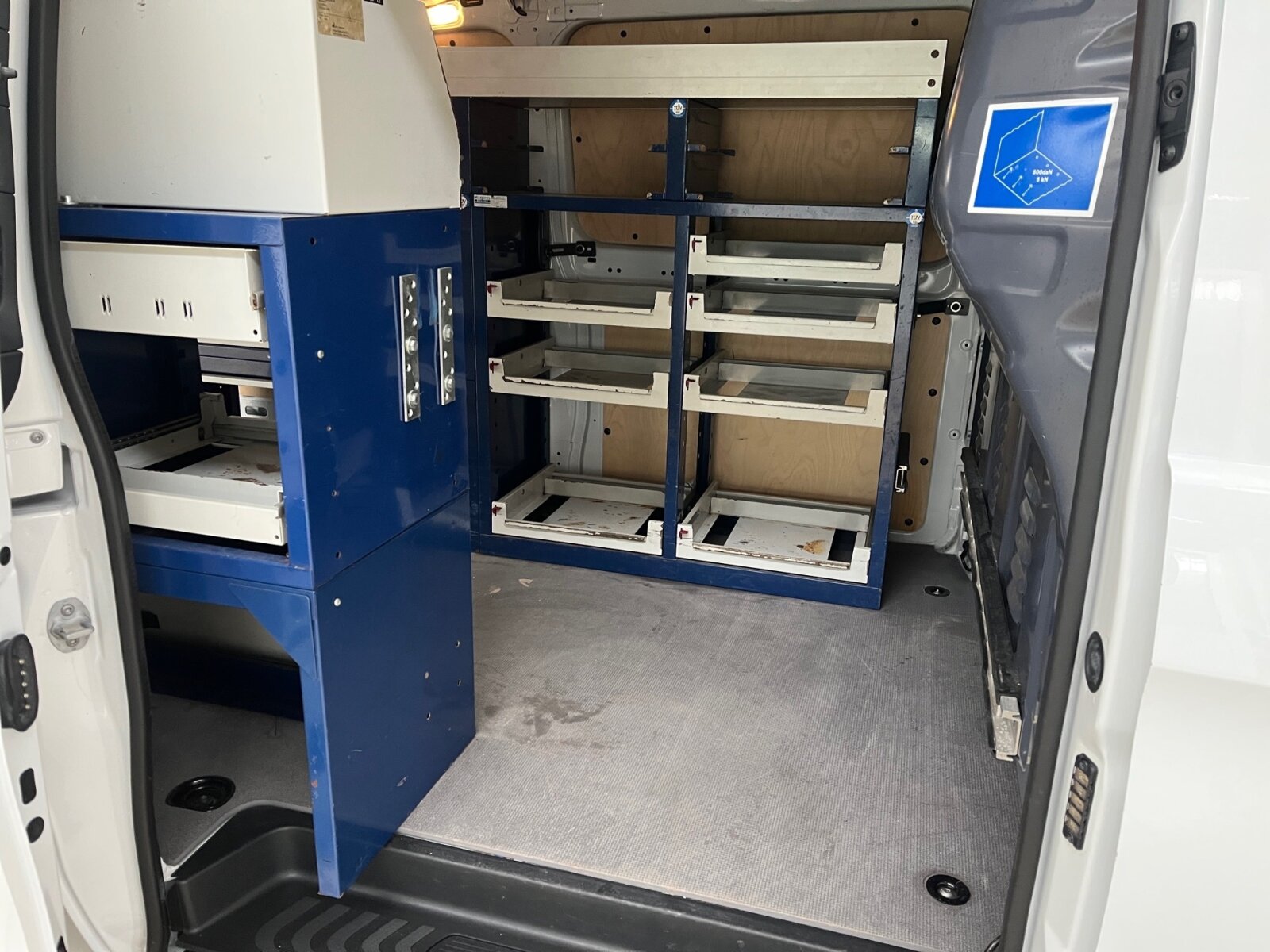 Ausstattungslinien und -Pakete:  BASE,   BlueEFFICIENCY-Paket:  Park-Paket:Exterieur:  Anhängelast 2500 kg:  Anhängerkupplung Kugelkopf fest:  Baureihe C447 Vito/V-Klasse:  Befestigungspunkte im Dachrahmen,   Generator 14 V / 250 A:  Gewichtsvariante 2.800 kg:  Haupttank 57 Liter,   Heckkamera nicht einklappbar,   Heckklappe:  Kastenwagen:  Komplettfahrzeug,   Radstand 3200 mm, Überhang lang,   Steuercode Umstellung WLTP,   Stoßfänger und Anbauteile in Wagenfarbe lackiertInterieur:  Beifahrersitz Zweisitzer:  Holzfußboden,   Innenverkleidung Laderaum bis Dachhöhe (Holz),   Komfort Fahrersitz:  Lederlenkrad:  Linkslenker,   Stoff Caluma schwarz,   Trennwand durchgehend:Multimedia:  2-Wege-Lautsprecher vorne,   Audio 40:  Digitales Radio (DAB):  Kommunikationsmodul (LTE) für digitale Dienste:  Live Traffic Information,   Mercedes-Benz Notrufsystem:Komfort und Umwelt:  9G-TRONIC:  Abgasreinigung SCR Generation 3,   Attention Assist:  Berganfahrhilfe:  ECO Start-Stop Funktion:  Emissionsklasse Euro 6d-TEMP N1 GR.III/N2:  Fahrlichtassistent,   Lenkrad in Neigung und Höhe verstellbar,   Multi-Tasten Funkfernbedienung,   Multifunktionslenkrad mit Reiserechner:  Parktronic:  Regensensor:  Rückfahrkamera:  Sauglüfter elektrisch Leistungsstufe 5Sicherheit:  Aktiver Abstands-Assistent DISTRONIC:  Aktiver Brems-Assistent:  Beifahrerairbag,   HOLD-Funktion:Zustand/Papiere:  Modellpflege:  Wartungsintervall 40.000 km,   Zulassung als LKW:Weiteres:  halbautomatisch geregelt Klimaanlage TEMPMATIC:  Hersteller Mercedes-Benz AG,   Pannenmanagement,   Schilder / Druckschriften deutsch,   Steuercode Modellpflege,   Vertriebskennzeichen 0,   Änderungsjahr G0-II,   Hinterachswellenfabrikat Neapco,   Motor OM 654 DE 20 LA 120 kW (163 PS) 3800/min.