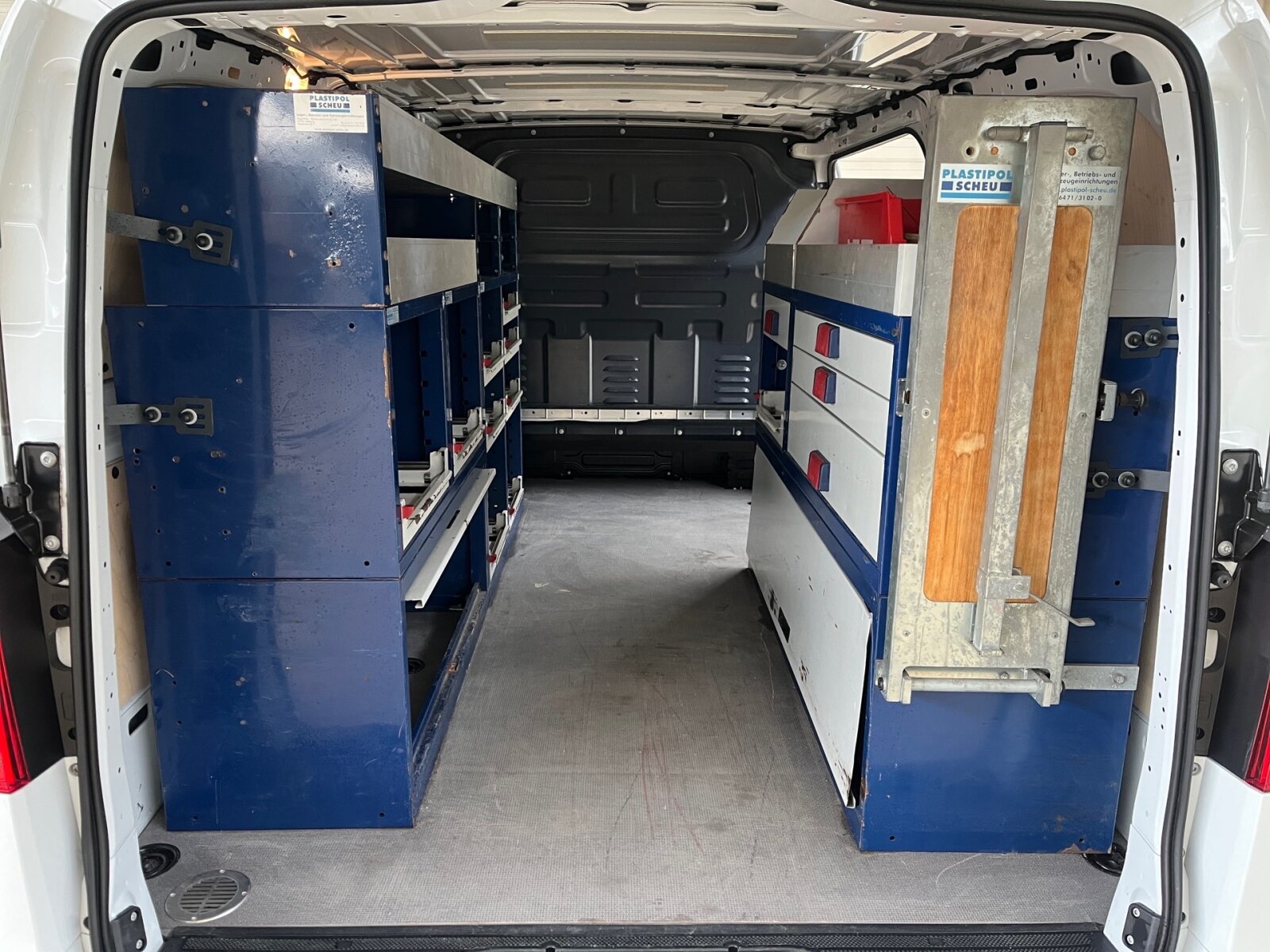 Ausstattungslinien und -Pakete:  BASE,   BlueEFFICIENCY-Paket:  Park-Paket:Exterieur:  Anhängelast 2500 kg:  Anhängerkupplung Kugelkopf fest:  Baureihe C447 Vito/V-Klasse:  Befestigungspunkte im Dachrahmen,   Generator 14 V / 250 A:  Gewichtsvariante 2.800 kg:  Haupttank 57 Liter,   Heckkamera nicht einklappbar,   Heckklappe:  Kastenwagen:  Komplettfahrzeug,   Radstand 3200 mm, Überhang lang,   Steuercode Umstellung WLTP,   Stoßfänger und Anbauteile in Wagenfarbe lackiertInterieur:  Beifahrersitz Zweisitzer:  Holzfußboden,   Innenverkleidung Laderaum bis Dachhöhe (Holz),   Komfort Fahrersitz:  Lederlenkrad:  Linkslenker,   Stoff Caluma schwarz,   Trennwand durchgehend:Multimedia:  2-Wege-Lautsprecher vorne,   Audio 40:  Digitales Radio (DAB):  Kommunikationsmodul (LTE) für digitale Dienste:  Live Traffic Information,   Mercedes-Benz Notrufsystem:Komfort und Umwelt:  9G-TRONIC:  Abgasreinigung SCR Generation 3,   Attention Assist:  Berganfahrhilfe:  ECO Start-Stop Funktion:  Emissionsklasse Euro 6d-TEMP N1 GR.III/N2:  Fahrlichtassistent,   Lenkrad in Neigung und Höhe verstellbar,   Multi-Tasten Funkfernbedienung,   Multifunktionslenkrad mit Reiserechner:  Parktronic:  Regensensor:  Rückfahrkamera:  Sauglüfter elektrisch Leistungsstufe 5Sicherheit:  Aktiver Abstands-Assistent DISTRONIC:  Aktiver Brems-Assistent:  Beifahrerairbag,   HOLD-Funktion:Zustand/Papiere:  Modellpflege:  Wartungsintervall 40.000 km,   Zulassung als LKW:Weiteres:  halbautomatisch geregelt Klimaanlage TEMPMATIC:  Hersteller Mercedes-Benz AG,   Pannenmanagement,   Schilder / Druckschriften deutsch,   Steuercode Modellpflege,   Vertriebskennzeichen 0,   Änderungsjahr G0-II,   Hinterachswellenfabrikat Neapco,   Motor OM 654 DE 20 LA 120 kW (163 PS) 3800/min.