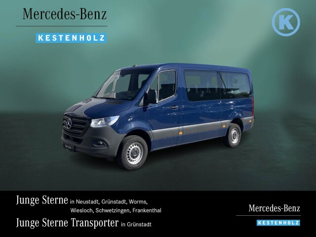 Interne Fahrzeugnr.:: 0923839Ausstattungslinien und -Pakete:  Akustikpaket,   Basic,   Ladepaket Instrumententafel,   Modellgeneration 1,   Park-Paket mit Rückfahrkamera,   Pro,   Sprinter Tourer,   Winter-PaketExterieur:  3,5 Tonner,   6-Gang-Schaltgetriebe ECO Gear,   Abschleppöse hinten,   AdBlue-Einfülldeckel abschliessbar,   Anhängersteckdose 13-Polig,   Auspuff gerade nach hinten,   Außenspiegel elektrisch heranklappbar,   Außenspiegel heizbar und elektrisch verstellbar,   Batterie-Hauptschalter einpolig,   Baureihe C907 / C910 Sprinter,   Baureihe C907 VS30 RWD,   Bereifung 235/65 R16 C,   Dachverkleidung,   Dritte Bremsleuchte,   Fenster in Heckklappe / Hecktüren,   Fenster vorn links, fest in Seitenwand/Schiebetür,   Generator 14 V / 250 A,   Geräuschmaßnahmen,   Haupttank 93 Liter,   Heckscheibe heizbar,   Hecktüren, zweiflügelig, Öffnung bis Seitenwand,   Inland - Code,   Kastenwagen mit Rundumverglasung,   Kombifahrzeug,   Komplettfahrzeug,   Kältemittel R-1234yf,   Länderausführung EU - EFTA - UK,   Längsträgerverstärkung,   Nebelscheinwerfer mit Abbiegelicht,   Premium Komplettradschutz (3 Jahre),   Radstand 3665 mm,   Reserveradhalter unter Rahmenende,   Rohbaumaßnahmen zusätzlich,   Rückfahrleuchte unten,   Schiebetür rechts,   Schwingungstilger,   Seitliche Markierungsleuchten,   Steckdose im Fahrerhaus,   Steuercode Umstellung WLTP,   Steuercode Werk 065,   Steuercode Werk 155,   Vliesbatterie 12 V 92 Ah,   Vorrüstung Schalterfeld,   Wegfall Fahrzeugabsenkung,   Wegfall Parklicht,   Wärmed. Glas mit Bandfilter an der FrontscheibeInterieur:  3er-Sitzbank in 2. SR (klapp-, wickel-, herausnehmbar) mit Isofix u. Top Tether auf außen, 2 Einzelsitze in der 3. SR,   Ablagefach mit Netz in Hecktüren,   Ablagefach unter Cockpit,   Ablage über Frontscheibe,   Einstieggriff an Ecksäule hinten rechts,   Haltegriffe für Einstieg Fahrer und Beifahrer,   Innenspiegel,   Klappdeckel für Ablagefach,   Kleiderhaken im Fahrgastraum,   Klemmleiste für Elektroanschluss,   Komfort-Beifahrersitz,   Komfort Fahrersitz,   Kunststoffboden People Mover,   Linkslenker,   Lordosenstütze Beifahrersitz,   Lordosenstütze Fahrersitz,   Radkastenvekleidung,   Schaltpunktanzeige,   Sitzbelegungserkennung Fahrersitz,   Sitzheizung für Beifahrer,   Sitzheizung für Fahrer,   Staunetz Beifahrersitzlehne,   Staunetz Fahrersitzlehne,   Steckdose 12 V Kofferraum / Laderaum,   Stoff Maturin schwarz,   Tachometer km/h,   USB-Steckdose 5 V,   Verkleidung Laderaum bis Brüstungsgurt Standard,   Vorrüstung Sitzkonfiguration 3/3/-,   Warmluftkanal zum Fahrgastraum,   Weitwurfdüsen in I-TafelMultimedia:  Digitale Betriebsanleitung,   Digitales Extra: Festplatten-Navigation,   Digitales Extra: Remote Services Plus,   Digitales Radio (DAB),   Headunit Europa/GUS-Staaten/Mongolei,   Kombiinstrument mit Farbdisplay,   Kommunikationsmodul (LTE) für digitale Dienste,   Live Traffic Information,   MBUX Multimediasystem,   Mercedes-Benz NotrufsystemKomfort und Umwelt:  Abgasreinigung SCR Generation 4,   Abgasstufe E (für schwere Nutzfahrzeuge),   Aktiver Spurhalte-Assistent,   Attention Assist,   Aussentemperaturanzeige,   Berganfahrhilfe,   ECO Start-Stop Funktion,   Fahrlichtassistent,   Fahrwerk für Komfort und Ladegutschonung,   Fenster fest hinten links,   Fenster fest hinten rechts,   Haltegriff für Einstieg,   Hydraulik - Wagenheber,   Intelligenter Geschwindigkeitsassistent (ISA),   Kindererkennung im Fahrzeug passiv,   Lenkrad in Neigung und Höhe verstellbar,   Mercedes-Benz MobiloVan mit DSB und GgD,   Motorausführung Euro VI,   Multifunktionslenkrad,   Regensensor,   Seitenwind-Assistent,   Starthilfe - Kontakt,   Tempomat,   Totwinkel-Assistent,   Verkehrszeichen-Assistent,   Warmluft-Zusatzheizung elektrischSicherheit:  Adaptives Bremslicht,   Airbag Fahrer,   Aktiver Brems-Assistent,   Beifahrerairbag,   Gurtwarneinrichtung für Beifahrer,   Gurtwarneinrichtung für Fahrersitz,   Reifendrucküberwachung an VA u. HA, drahtlos,   Thorax-Pelvis-Sidebag Beifahrer,   Thorax-Pelvis-Sidebag Fahrer,   Verbandtasche,   Warndreieck,   Wet Wiper System,   Windowbags für Fahrer und BeifahrerZustand/Papiere:  COC-Papiere,   Zulassung M1Weiteres:  3er-Sitzbank in 1. Reihe im Fond,   230 V Steckdose,   AEJ X4/1,   Änderungsjahr G4-I,   Bezugsmasse mindestens 2381 kg notwendig,   Bodengruppe Kombi,   Europa,   Fahrzeug HVO fähig,   Fenster v. rechts, fest in Seitenwand/Schiebetür,   Fertigung Düsseldorf,   halbautomatisch geregelt Klimaanlage TEMPMATIC,   Hersteller Mercedes-Benz AG,   ohne Auf-/Ablastung  3.500 kg,   OM 654 DE 20 LA 110 kW (150 PS) 3800/min,   Pannenmanagement.