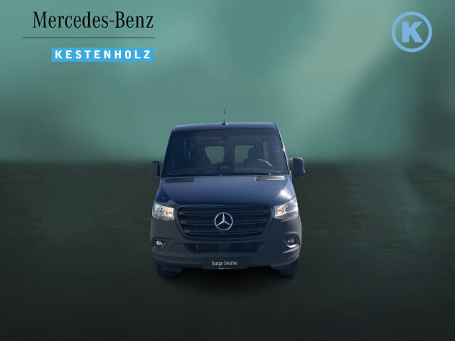 Interne Fahrzeugnr.:: 0923839Ausstattungslinien und -Pakete:  Akustikpaket,   Basic,   Ladepaket Instrumententafel,   Modellgeneration 1,   Park-Paket mit Rückfahrkamera,   Pro,   Sprinter Tourer,   Winter-PaketExterieur:  3,5 Tonner,   6-Gang-Schaltgetriebe ECO Gear,   Abschleppöse hinten,   AdBlue-Einfülldeckel abschliessbar,   Anhängersteckdose 13-Polig,   Auspuff gerade nach hinten,   Außenspiegel elektrisch heranklappbar,   Außenspiegel heizbar und elektrisch verstellbar,   Batterie-Hauptschalter einpolig,   Baureihe C907 / C910 Sprinter,   Baureihe C907 VS30 RWD,   Bereifung 235/65 R16 C,   Dachverkleidung,   Dritte Bremsleuchte,   Fenster in Heckklappe / Hecktüren,   Fenster vorn links, fest in Seitenwand/Schiebetür,   Generator 14 V / 250 A,   Geräuschmaßnahmen,   Haupttank 93 Liter,   Heckscheibe heizbar,   Hecktüren, zweiflügelig, Öffnung bis Seitenwand,   Inland - Code,   Kastenwagen mit Rundumverglasung,   Kombifahrzeug,   Komplettfahrzeug,   Kältemittel R-1234yf,   Länderausführung EU - EFTA - UK,   Längsträgerverstärkung,   Nebelscheinwerfer mit Abbiegelicht,   Premium Komplettradschutz (3 Jahre),   Radstand 3665 mm,   Reserveradhalter unter Rahmenende,   Rohbaumaßnahmen zusätzlich,   Rückfahrleuchte unten,   Schiebetür rechts,   Schwingungstilger,   Seitliche Markierungsleuchten,   Steckdose im Fahrerhaus,   Steuercode Umstellung WLTP,   Steuercode Werk 065,   Steuercode Werk 155,   Vliesbatterie 12 V 92 Ah,   Vorrüstung Schalterfeld,   Wegfall Fahrzeugabsenkung,   Wegfall Parklicht,   Wärmed. Glas mit Bandfilter an der FrontscheibeInterieur:  3er-Sitzbank in 2. SR (klapp-, wickel-, herausnehmbar) mit Isofix u. Top Tether auf außen, 2 Einzelsitze in der 3. SR,   Ablagefach mit Netz in Hecktüren,   Ablagefach unter Cockpit,   Ablage über Frontscheibe,   Einstieggriff an Ecksäule hinten rechts,   Haltegriffe für Einstieg Fahrer und Beifahrer,   Innenspiegel,   Klappdeckel für Ablagefach,   Kleiderhaken im Fahrgastraum,   Klemmleiste für Elektroanschluss,   Komfort-Beifahrersitz,   Komfort Fahrersitz,   Kunststoffboden People Mover,   Linkslenker,   Lordosenstütze Beifahrersitz,   Lordosenstütze Fahrersitz,   Radkastenvekleidung,   Schaltpunktanzeige,   Sitzbelegungserkennung Fahrersitz,   Sitzheizung für Beifahrer,   Sitzheizung für Fahrer,   Staunetz Beifahrersitzlehne,   Staunetz Fahrersitzlehne,   Steckdose 12 V Kofferraum / Laderaum,   Stoff Maturin schwarz,   Tachometer km/h,   USB-Steckdose 5 V,   Verkleidung Laderaum bis Brüstungsgurt Standard,   Vorrüstung Sitzkonfiguration 3/3/-,   Warmluftkanal zum Fahrgastraum,   Weitwurfdüsen in I-TafelMultimedia:  Digitale Betriebsanleitung,   Digitales Extra: Festplatten-Navigation,   Digitales Extra: Remote Services Plus,   Digitales Radio (DAB),   Headunit Europa/GUS-Staaten/Mongolei,   Kombiinstrument mit Farbdisplay,   Kommunikationsmodul (LTE) für digitale Dienste,   Live Traffic Information,   MBUX Multimediasystem,   Mercedes-Benz NotrufsystemKomfort und Umwelt:  Abgasreinigung SCR Generation 4,   Abgasstufe E (für schwere Nutzfahrzeuge),   Aktiver Spurhalte-Assistent,   Attention Assist,   Aussentemperaturanzeige,   Berganfahrhilfe,   ECO Start-Stop Funktion,   Fahrlichtassistent,   Fahrwerk für Komfort und Ladegutschonung,   Fenster fest hinten links,   Fenster fest hinten rechts,   Haltegriff für Einstieg,   Hydraulik - Wagenheber,   Intelligenter Geschwindigkeitsassistent (ISA),   Kindererkennung im Fahrzeug passiv,   Lenkrad in Neigung und Höhe verstellbar,   Mercedes-Benz MobiloVan mit DSB und GgD,   Motorausführung Euro VI,   Multifunktionslenkrad,   Regensensor,   Seitenwind-Assistent,   Starthilfe - Kontakt,   Tempomat,   Totwinkel-Assistent,   Verkehrszeichen-Assistent,   Warmluft-Zusatzheizung elektrischSicherheit:  Adaptives Bremslicht,   Airbag Fahrer,   Aktiver Brems-Assistent,   Beifahrerairbag,   Gurtwarneinrichtung für Beifahrer,   Gurtwarneinrichtung für Fahrersitz,   Reifendrucküberwachung an VA u. HA, drahtlos,   Thorax-Pelvis-Sidebag Beifahrer,   Thorax-Pelvis-Sidebag Fahrer,   Verbandtasche,   Warndreieck,   Wet Wiper System,   Windowbags für Fahrer und BeifahrerZustand/Papiere:  COC-Papiere,   Zulassung M1Weiteres:  3er-Sitzbank in 1. Reihe im Fond,   230 V Steckdose,   AEJ X4/1,   Änderungsjahr G4-I,   Bezugsmasse mindestens 2381 kg notwendig,   Bodengruppe Kombi,   Europa,   Fahrzeug HVO fähig,   Fenster v. rechts, fest in Seitenwand/Schiebetür,   Fertigung Düsseldorf,   halbautomatisch geregelt Klimaanlage TEMPMATIC,   Hersteller Mercedes-Benz AG,   ohne Auf-/Ablastung  3.500 kg,   OM 654 DE 20 LA 110 kW (150 PS) 3800/min,   Pannenmanagement.