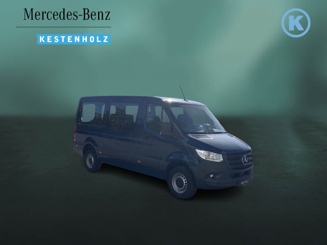 Interne Fahrzeugnr.:: 0923839Ausstattungslinien und -Pakete:  Akustikpaket,   Basic,   Ladepaket Instrumententafel,   Modellgeneration 1,   Park-Paket mit Rückfahrkamera,   Pro,   Sprinter Tourer,   Winter-PaketExterieur:  3,5 Tonner,   6-Gang-Schaltgetriebe ECO Gear,   Abschleppöse hinten,   AdBlue-Einfülldeckel abschliessbar,   Anhängersteckdose 13-Polig,   Auspuff gerade nach hinten,   Außenspiegel elektrisch heranklappbar,   Außenspiegel heizbar und elektrisch verstellbar,   Batterie-Hauptschalter einpolig,   Baureihe C907 / C910 Sprinter,   Baureihe C907 VS30 RWD,   Bereifung 235/65 R16 C,   Dachverkleidung,   Dritte Bremsleuchte,   Fenster in Heckklappe / Hecktüren,   Fenster vorn links, fest in Seitenwand/Schiebetür,   Generator 14 V / 250 A,   Geräuschmaßnahmen,   Haupttank 93 Liter,   Heckscheibe heizbar,   Hecktüren, zweiflügelig, Öffnung bis Seitenwand,   Inland - Code,   Kastenwagen mit Rundumverglasung,   Kombifahrzeug,   Komplettfahrzeug,   Kältemittel R-1234yf,   Länderausführung EU - EFTA - UK,   Längsträgerverstärkung,   Nebelscheinwerfer mit Abbiegelicht,   Premium Komplettradschutz (3 Jahre),   Radstand 3665 mm,   Reserveradhalter unter Rahmenende,   Rohbaumaßnahmen zusätzlich,   Rückfahrleuchte unten,   Schiebetür rechts,   Schwingungstilger,   Seitliche Markierungsleuchten,   Steckdose im Fahrerhaus,   Steuercode Umstellung WLTP,   Steuercode Werk 065,   Steuercode Werk 155,   Vliesbatterie 12 V 92 Ah,   Vorrüstung Schalterfeld,   Wegfall Fahrzeugabsenkung,   Wegfall Parklicht,   Wärmed. Glas mit Bandfilter an der FrontscheibeInterieur:  3er-Sitzbank in 2. SR (klapp-, wickel-, herausnehmbar) mit Isofix u. Top Tether auf außen, 2 Einzelsitze in der 3. SR,   Ablagefach mit Netz in Hecktüren,   Ablagefach unter Cockpit,   Ablage über Frontscheibe,   Einstieggriff an Ecksäule hinten rechts,   Haltegriffe für Einstieg Fahrer und Beifahrer,   Innenspiegel,   Klappdeckel für Ablagefach,   Kleiderhaken im Fahrgastraum,   Klemmleiste für Elektroanschluss,   Komfort-Beifahrersitz,   Komfort Fahrersitz,   Kunststoffboden People Mover,   Linkslenker,   Lordosenstütze Beifahrersitz,   Lordosenstütze Fahrersitz,   Radkastenvekleidung,   Schaltpunktanzeige,   Sitzbelegungserkennung Fahrersitz,   Sitzheizung für Beifahrer,   Sitzheizung für Fahrer,   Staunetz Beifahrersitzlehne,   Staunetz Fahrersitzlehne,   Steckdose 12 V Kofferraum / Laderaum,   Stoff Maturin schwarz,   Tachometer km/h,   USB-Steckdose 5 V,   Verkleidung Laderaum bis Brüstungsgurt Standard,   Vorrüstung Sitzkonfiguration 3/3/-,   Warmluftkanal zum Fahrgastraum,   Weitwurfdüsen in I-TafelMultimedia:  Digitale Betriebsanleitung,   Digitales Extra: Festplatten-Navigation,   Digitales Extra: Remote Services Plus,   Digitales Radio (DAB),   Headunit Europa/GUS-Staaten/Mongolei,   Kombiinstrument mit Farbdisplay,   Kommunikationsmodul (LTE) für digitale Dienste,   Live Traffic Information,   MBUX Multimediasystem,   Mercedes-Benz NotrufsystemKomfort und Umwelt:  Abgasreinigung SCR Generation 4,   Abgasstufe E (für schwere Nutzfahrzeuge),   Aktiver Spurhalte-Assistent,   Attention Assist,   Aussentemperaturanzeige,   Berganfahrhilfe,   ECO Start-Stop Funktion,   Fahrlichtassistent,   Fahrwerk für Komfort und Ladegutschonung,   Fenster fest hinten links,   Fenster fest hinten rechts,   Haltegriff für Einstieg,   Hydraulik - Wagenheber,   Intelligenter Geschwindigkeitsassistent (ISA),   Kindererkennung im Fahrzeug passiv,   Lenkrad in Neigung und Höhe verstellbar,   Mercedes-Benz MobiloVan mit DSB und GgD,   Motorausführung Euro VI,   Multifunktionslenkrad,   Regensensor,   Seitenwind-Assistent,   Starthilfe - Kontakt,   Tempomat,   Totwinkel-Assistent,   Verkehrszeichen-Assistent,   Warmluft-Zusatzheizung elektrischSicherheit:  Adaptives Bremslicht,   Airbag Fahrer,   Aktiver Brems-Assistent,   Beifahrerairbag,   Gurtwarneinrichtung für Beifahrer,   Gurtwarneinrichtung für Fahrersitz,   Reifendrucküberwachung an VA u. HA, drahtlos,   Thorax-Pelvis-Sidebag Beifahrer,   Thorax-Pelvis-Sidebag Fahrer,   Verbandtasche,   Warndreieck,   Wet Wiper System,   Windowbags für Fahrer und BeifahrerZustand/Papiere:  COC-Papiere,   Zulassung M1Weiteres:  3er-Sitzbank in 1. Reihe im Fond,   230 V Steckdose,   AEJ X4/1,   Änderungsjahr G4-I,   Bezugsmasse mindestens 2381 kg notwendig,   Bodengruppe Kombi,   Europa,   Fahrzeug HVO fähig,   Fenster v. rechts, fest in Seitenwand/Schiebetür,   Fertigung Düsseldorf,   halbautomatisch geregelt Klimaanlage TEMPMATIC,   Hersteller Mercedes-Benz AG,   ohne Auf-/Ablastung  3.500 kg,   OM 654 DE 20 LA 110 kW (150 PS) 3800/min,   Pannenmanagement.