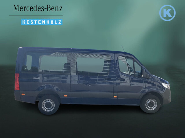 Interne Fahrzeugnr.:: 0923839Ausstattungslinien und -Pakete:  Akustikpaket,   Basic,   Ladepaket Instrumententafel,   Modellgeneration 1,   Park-Paket mit Rückfahrkamera,   Pro,   Sprinter Tourer,   Winter-PaketExterieur:  3,5 Tonner,   6-Gang-Schaltgetriebe ECO Gear,   Abschleppöse hinten,   AdBlue-Einfülldeckel abschliessbar,   Anhängersteckdose 13-Polig,   Auspuff gerade nach hinten,   Außenspiegel elektrisch heranklappbar,   Außenspiegel heizbar und elektrisch verstellbar,   Batterie-Hauptschalter einpolig,   Baureihe C907 / C910 Sprinter,   Baureihe C907 VS30 RWD,   Bereifung 235/65 R16 C,   Dachverkleidung,   Dritte Bremsleuchte,   Fenster in Heckklappe / Hecktüren,   Fenster vorn links, fest in Seitenwand/Schiebetür,   Generator 14 V / 250 A,   Geräuschmaßnahmen,   Haupttank 93 Liter,   Heckscheibe heizbar,   Hecktüren, zweiflügelig, Öffnung bis Seitenwand,   Inland - Code,   Kastenwagen mit Rundumverglasung,   Kombifahrzeug,   Komplettfahrzeug,   Kältemittel R-1234yf,   Länderausführung EU - EFTA - UK,   Längsträgerverstärkung,   Nebelscheinwerfer mit Abbiegelicht,   Premium Komplettradschutz (3 Jahre),   Radstand 3665 mm,   Reserveradhalter unter Rahmenende,   Rohbaumaßnahmen zusätzlich,   Rückfahrleuchte unten,   Schiebetür rechts,   Schwingungstilger,   Seitliche Markierungsleuchten,   Steckdose im Fahrerhaus,   Steuercode Umstellung WLTP,   Steuercode Werk 065,   Steuercode Werk 155,   Vliesbatterie 12 V 92 Ah,   Vorrüstung Schalterfeld,   Wegfall Fahrzeugabsenkung,   Wegfall Parklicht,   Wärmed. Glas mit Bandfilter an der FrontscheibeInterieur:  3er-Sitzbank in 2. SR (klapp-, wickel-, herausnehmbar) mit Isofix u. Top Tether auf außen, 2 Einzelsitze in der 3. SR,   Ablagefach mit Netz in Hecktüren,   Ablagefach unter Cockpit,   Ablage über Frontscheibe,   Einstieggriff an Ecksäule hinten rechts,   Haltegriffe für Einstieg Fahrer und Beifahrer,   Innenspiegel,   Klappdeckel für Ablagefach,   Kleiderhaken im Fahrgastraum,   Klemmleiste für Elektroanschluss,   Komfort-Beifahrersitz,   Komfort Fahrersitz,   Kunststoffboden People Mover,   Linkslenker,   Lordosenstütze Beifahrersitz,   Lordosenstütze Fahrersitz,   Radkastenvekleidung,   Schaltpunktanzeige,   Sitzbelegungserkennung Fahrersitz,   Sitzheizung für Beifahrer,   Sitzheizung für Fahrer,   Staunetz Beifahrersitzlehne,   Staunetz Fahrersitzlehne,   Steckdose 12 V Kofferraum / Laderaum,   Stoff Maturin schwarz,   Tachometer km/h,   USB-Steckdose 5 V,   Verkleidung Laderaum bis Brüstungsgurt Standard,   Vorrüstung Sitzkonfiguration 3/3/-,   Warmluftkanal zum Fahrgastraum,   Weitwurfdüsen in I-TafelMultimedia:  Digitale Betriebsanleitung,   Digitales Extra: Festplatten-Navigation,   Digitales Extra: Remote Services Plus,   Digitales Radio (DAB),   Headunit Europa/GUS-Staaten/Mongolei,   Kombiinstrument mit Farbdisplay,   Kommunikationsmodul (LTE) für digitale Dienste,   Live Traffic Information,   MBUX Multimediasystem,   Mercedes-Benz NotrufsystemKomfort und Umwelt:  Abgasreinigung SCR Generation 4,   Abgasstufe E (für schwere Nutzfahrzeuge),   Aktiver Spurhalte-Assistent,   Attention Assist,   Aussentemperaturanzeige,   Berganfahrhilfe,   ECO Start-Stop Funktion,   Fahrlichtassistent,   Fahrwerk für Komfort und Ladegutschonung,   Fenster fest hinten links,   Fenster fest hinten rechts,   Haltegriff für Einstieg,   Hydraulik - Wagenheber,   Intelligenter Geschwindigkeitsassistent (ISA),   Kindererkennung im Fahrzeug passiv,   Lenkrad in Neigung und Höhe verstellbar,   Mercedes-Benz MobiloVan mit DSB und GgD,   Motorausführung Euro VI,   Multifunktionslenkrad,   Regensensor,   Seitenwind-Assistent,   Starthilfe - Kontakt,   Tempomat,   Totwinkel-Assistent,   Verkehrszeichen-Assistent,   Warmluft-Zusatzheizung elektrischSicherheit:  Adaptives Bremslicht,   Airbag Fahrer,   Aktiver Brems-Assistent,   Beifahrerairbag,   Gurtwarneinrichtung für Beifahrer,   Gurtwarneinrichtung für Fahrersitz,   Reifendrucküberwachung an VA u. HA, drahtlos,   Thorax-Pelvis-Sidebag Beifahrer,   Thorax-Pelvis-Sidebag Fahrer,   Verbandtasche,   Warndreieck,   Wet Wiper System,   Windowbags für Fahrer und BeifahrerZustand/Papiere:  COC-Papiere,   Zulassung M1Weiteres:  3er-Sitzbank in 1. Reihe im Fond,   230 V Steckdose,   AEJ X4/1,   Änderungsjahr G4-I,   Bezugsmasse mindestens 2381 kg notwendig,   Bodengruppe Kombi,   Europa,   Fahrzeug HVO fähig,   Fenster v. rechts, fest in Seitenwand/Schiebetür,   Fertigung Düsseldorf,   halbautomatisch geregelt Klimaanlage TEMPMATIC,   Hersteller Mercedes-Benz AG,   ohne Auf-/Ablastung  3.500 kg,   OM 654 DE 20 LA 110 kW (150 PS) 3800/min,   Pannenmanagement.
