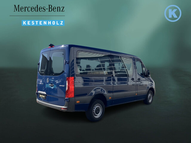 Interne Fahrzeugnr.:: 0923839Ausstattungslinien und -Pakete:  Akustikpaket,   Basic,   Ladepaket Instrumententafel,   Modellgeneration 1,   Park-Paket mit Rückfahrkamera,   Pro,   Sprinter Tourer,   Winter-PaketExterieur:  3,5 Tonner,   6-Gang-Schaltgetriebe ECO Gear,   Abschleppöse hinten,   AdBlue-Einfülldeckel abschliessbar,   Anhängersteckdose 13-Polig,   Auspuff gerade nach hinten,   Außenspiegel elektrisch heranklappbar,   Außenspiegel heizbar und elektrisch verstellbar,   Batterie-Hauptschalter einpolig,   Baureihe C907 / C910 Sprinter,   Baureihe C907 VS30 RWD,   Bereifung 235/65 R16 C,   Dachverkleidung,   Dritte Bremsleuchte,   Fenster in Heckklappe / Hecktüren,   Fenster vorn links, fest in Seitenwand/Schiebetür,   Generator 14 V / 250 A,   Geräuschmaßnahmen,   Haupttank 93 Liter,   Heckscheibe heizbar,   Hecktüren, zweiflügelig, Öffnung bis Seitenwand,   Inland - Code,   Kastenwagen mit Rundumverglasung,   Kombifahrzeug,   Komplettfahrzeug,   Kältemittel R-1234yf,   Länderausführung EU - EFTA - UK,   Längsträgerverstärkung,   Nebelscheinwerfer mit Abbiegelicht,   Premium Komplettradschutz (3 Jahre),   Radstand 3665 mm,   Reserveradhalter unter Rahmenende,   Rohbaumaßnahmen zusätzlich,   Rückfahrleuchte unten,   Schiebetür rechts,   Schwingungstilger,   Seitliche Markierungsleuchten,   Steckdose im Fahrerhaus,   Steuercode Umstellung WLTP,   Steuercode Werk 065,   Steuercode Werk 155,   Vliesbatterie 12 V 92 Ah,   Vorrüstung Schalterfeld,   Wegfall Fahrzeugabsenkung,   Wegfall Parklicht,   Wärmed. Glas mit Bandfilter an der FrontscheibeInterieur:  3er-Sitzbank in 2. SR (klapp-, wickel-, herausnehmbar) mit Isofix u. Top Tether auf außen, 2 Einzelsitze in der 3. SR,   Ablagefach mit Netz in Hecktüren,   Ablagefach unter Cockpit,   Ablage über Frontscheibe,   Einstieggriff an Ecksäule hinten rechts,   Haltegriffe für Einstieg Fahrer und Beifahrer,   Innenspiegel,   Klappdeckel für Ablagefach,   Kleiderhaken im Fahrgastraum,   Klemmleiste für Elektroanschluss,   Komfort-Beifahrersitz,   Komfort Fahrersitz,   Kunststoffboden People Mover,   Linkslenker,   Lordosenstütze Beifahrersitz,   Lordosenstütze Fahrersitz,   Radkastenvekleidung,   Schaltpunktanzeige,   Sitzbelegungserkennung Fahrersitz,   Sitzheizung für Beifahrer,   Sitzheizung für Fahrer,   Staunetz Beifahrersitzlehne,   Staunetz Fahrersitzlehne,   Steckdose 12 V Kofferraum / Laderaum,   Stoff Maturin schwarz,   Tachometer km/h,   USB-Steckdose 5 V,   Verkleidung Laderaum bis Brüstungsgurt Standard,   Vorrüstung Sitzkonfiguration 3/3/-,   Warmluftkanal zum Fahrgastraum,   Weitwurfdüsen in I-TafelMultimedia:  Digitale Betriebsanleitung,   Digitales Extra: Festplatten-Navigation,   Digitales Extra: Remote Services Plus,   Digitales Radio (DAB),   Headunit Europa/GUS-Staaten/Mongolei,   Kombiinstrument mit Farbdisplay,   Kommunikationsmodul (LTE) für digitale Dienste,   Live Traffic Information,   MBUX Multimediasystem,   Mercedes-Benz NotrufsystemKomfort und Umwelt:  Abgasreinigung SCR Generation 4,   Abgasstufe E (für schwere Nutzfahrzeuge),   Aktiver Spurhalte-Assistent,   Attention Assist,   Aussentemperaturanzeige,   Berganfahrhilfe,   ECO Start-Stop Funktion,   Fahrlichtassistent,   Fahrwerk für Komfort und Ladegutschonung,   Fenster fest hinten links,   Fenster fest hinten rechts,   Haltegriff für Einstieg,   Hydraulik - Wagenheber,   Intelligenter Geschwindigkeitsassistent (ISA),   Kindererkennung im Fahrzeug passiv,   Lenkrad in Neigung und Höhe verstellbar,   Mercedes-Benz MobiloVan mit DSB und GgD,   Motorausführung Euro VI,   Multifunktionslenkrad,   Regensensor,   Seitenwind-Assistent,   Starthilfe - Kontakt,   Tempomat,   Totwinkel-Assistent,   Verkehrszeichen-Assistent,   Warmluft-Zusatzheizung elektrischSicherheit:  Adaptives Bremslicht,   Airbag Fahrer,   Aktiver Brems-Assistent,   Beifahrerairbag,   Gurtwarneinrichtung für Beifahrer,   Gurtwarneinrichtung für Fahrersitz,   Reifendrucküberwachung an VA u. HA, drahtlos,   Thorax-Pelvis-Sidebag Beifahrer,   Thorax-Pelvis-Sidebag Fahrer,   Verbandtasche,   Warndreieck,   Wet Wiper System,   Windowbags für Fahrer und BeifahrerZustand/Papiere:  COC-Papiere,   Zulassung M1Weiteres:  3er-Sitzbank in 1. Reihe im Fond,   230 V Steckdose,   AEJ X4/1,   Änderungsjahr G4-I,   Bezugsmasse mindestens 2381 kg notwendig,   Bodengruppe Kombi,   Europa,   Fahrzeug HVO fähig,   Fenster v. rechts, fest in Seitenwand/Schiebetür,   Fertigung Düsseldorf,   halbautomatisch geregelt Klimaanlage TEMPMATIC,   Hersteller Mercedes-Benz AG,   ohne Auf-/Ablastung  3.500 kg,   OM 654 DE 20 LA 110 kW (150 PS) 3800/min,   Pannenmanagement.