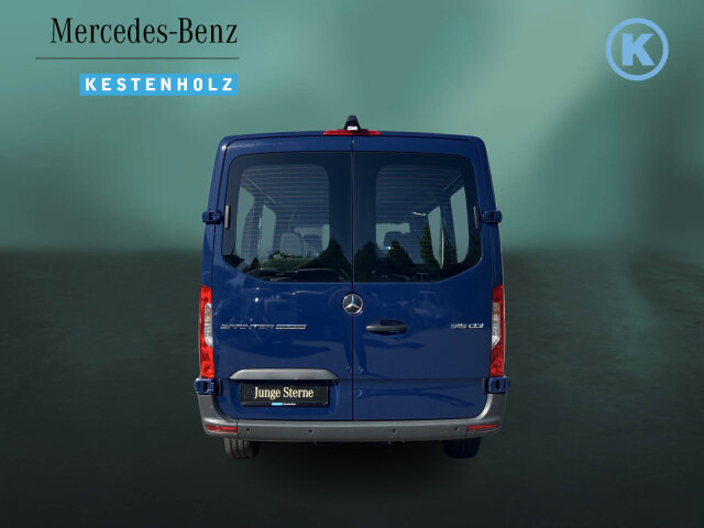 Interne Fahrzeugnr.:: 0923839Ausstattungslinien und -Pakete:  Akustikpaket,   Basic,   Ladepaket Instrumententafel,   Modellgeneration 1,   Park-Paket mit Rückfahrkamera,   Pro,   Sprinter Tourer,   Winter-PaketExterieur:  3,5 Tonner,   6-Gang-Schaltgetriebe ECO Gear,   Abschleppöse hinten,   AdBlue-Einfülldeckel abschliessbar,   Anhängersteckdose 13-Polig,   Auspuff gerade nach hinten,   Außenspiegel elektrisch heranklappbar,   Außenspiegel heizbar und elektrisch verstellbar,   Batterie-Hauptschalter einpolig,   Baureihe C907 / C910 Sprinter,   Baureihe C907 VS30 RWD,   Bereifung 235/65 R16 C,   Dachverkleidung,   Dritte Bremsleuchte,   Fenster in Heckklappe / Hecktüren,   Fenster vorn links, fest in Seitenwand/Schiebetür,   Generator 14 V / 250 A,   Geräuschmaßnahmen,   Haupttank 93 Liter,   Heckscheibe heizbar,   Hecktüren, zweiflügelig, Öffnung bis Seitenwand,   Inland - Code,   Kastenwagen mit Rundumverglasung,   Kombifahrzeug,   Komplettfahrzeug,   Kältemittel R-1234yf,   Länderausführung EU - EFTA - UK,   Längsträgerverstärkung,   Nebelscheinwerfer mit Abbiegelicht,   Premium Komplettradschutz (3 Jahre),   Radstand 3665 mm,   Reserveradhalter unter Rahmenende,   Rohbaumaßnahmen zusätzlich,   Rückfahrleuchte unten,   Schiebetür rechts,   Schwingungstilger,   Seitliche Markierungsleuchten,   Steckdose im Fahrerhaus,   Steuercode Umstellung WLTP,   Steuercode Werk 065,   Steuercode Werk 155,   Vliesbatterie 12 V 92 Ah,   Vorrüstung Schalterfeld,   Wegfall Fahrzeugabsenkung,   Wegfall Parklicht,   Wärmed. Glas mit Bandfilter an der FrontscheibeInterieur:  3er-Sitzbank in 2. SR (klapp-, wickel-, herausnehmbar) mit Isofix u. Top Tether auf außen, 2 Einzelsitze in der 3. SR,   Ablagefach mit Netz in Hecktüren,   Ablagefach unter Cockpit,   Ablage über Frontscheibe,   Einstieggriff an Ecksäule hinten rechts,   Haltegriffe für Einstieg Fahrer und Beifahrer,   Innenspiegel,   Klappdeckel für Ablagefach,   Kleiderhaken im Fahrgastraum,   Klemmleiste für Elektroanschluss,   Komfort-Beifahrersitz,   Komfort Fahrersitz,   Kunststoffboden People Mover,   Linkslenker,   Lordosenstütze Beifahrersitz,   Lordosenstütze Fahrersitz,   Radkastenvekleidung,   Schaltpunktanzeige,   Sitzbelegungserkennung Fahrersitz,   Sitzheizung für Beifahrer,   Sitzheizung für Fahrer,   Staunetz Beifahrersitzlehne,   Staunetz Fahrersitzlehne,   Steckdose 12 V Kofferraum / Laderaum,   Stoff Maturin schwarz,   Tachometer km/h,   USB-Steckdose 5 V,   Verkleidung Laderaum bis Brüstungsgurt Standard,   Vorrüstung Sitzkonfiguration 3/3/-,   Warmluftkanal zum Fahrgastraum,   Weitwurfdüsen in I-TafelMultimedia:  Digitale Betriebsanleitung,   Digitales Extra: Festplatten-Navigation,   Digitales Extra: Remote Services Plus,   Digitales Radio (DAB),   Headunit Europa/GUS-Staaten/Mongolei,   Kombiinstrument mit Farbdisplay,   Kommunikationsmodul (LTE) für digitale Dienste,   Live Traffic Information,   MBUX Multimediasystem,   Mercedes-Benz NotrufsystemKomfort und Umwelt:  Abgasreinigung SCR Generation 4,   Abgasstufe E (für schwere Nutzfahrzeuge),   Aktiver Spurhalte-Assistent,   Attention Assist,   Aussentemperaturanzeige,   Berganfahrhilfe,   ECO Start-Stop Funktion,   Fahrlichtassistent,   Fahrwerk für Komfort und Ladegutschonung,   Fenster fest hinten links,   Fenster fest hinten rechts,   Haltegriff für Einstieg,   Hydraulik - Wagenheber,   Intelligenter Geschwindigkeitsassistent (ISA),   Kindererkennung im Fahrzeug passiv,   Lenkrad in Neigung und Höhe verstellbar,   Mercedes-Benz MobiloVan mit DSB und GgD,   Motorausführung Euro VI,   Multifunktionslenkrad,   Regensensor,   Seitenwind-Assistent,   Starthilfe - Kontakt,   Tempomat,   Totwinkel-Assistent,   Verkehrszeichen-Assistent,   Warmluft-Zusatzheizung elektrischSicherheit:  Adaptives Bremslicht,   Airbag Fahrer,   Aktiver Brems-Assistent,   Beifahrerairbag,   Gurtwarneinrichtung für Beifahrer,   Gurtwarneinrichtung für Fahrersitz,   Reifendrucküberwachung an VA u. HA, drahtlos,   Thorax-Pelvis-Sidebag Beifahrer,   Thorax-Pelvis-Sidebag Fahrer,   Verbandtasche,   Warndreieck,   Wet Wiper System,   Windowbags für Fahrer und BeifahrerZustand/Papiere:  COC-Papiere,   Zulassung M1Weiteres:  3er-Sitzbank in 1. Reihe im Fond,   230 V Steckdose,   AEJ X4/1,   Änderungsjahr G4-I,   Bezugsmasse mindestens 2381 kg notwendig,   Bodengruppe Kombi,   Europa,   Fahrzeug HVO fähig,   Fenster v. rechts, fest in Seitenwand/Schiebetür,   Fertigung Düsseldorf,   halbautomatisch geregelt Klimaanlage TEMPMATIC,   Hersteller Mercedes-Benz AG,   ohne Auf-/Ablastung  3.500 kg,   OM 654 DE 20 LA 110 kW (150 PS) 3800/min,   Pannenmanagement.