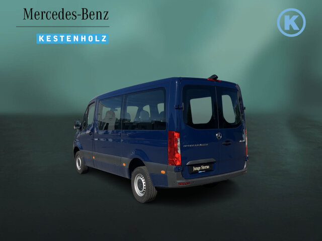 Interne Fahrzeugnr.:: 0923839Ausstattungslinien und -Pakete:  Akustikpaket,   Basic,   Ladepaket Instrumententafel,   Modellgeneration 1,   Park-Paket mit Rückfahrkamera,   Pro,   Sprinter Tourer,   Winter-PaketExterieur:  3,5 Tonner,   6-Gang-Schaltgetriebe ECO Gear,   Abschleppöse hinten,   AdBlue-Einfülldeckel abschliessbar,   Anhängersteckdose 13-Polig,   Auspuff gerade nach hinten,   Außenspiegel elektrisch heranklappbar,   Außenspiegel heizbar und elektrisch verstellbar,   Batterie-Hauptschalter einpolig,   Baureihe C907 / C910 Sprinter,   Baureihe C907 VS30 RWD,   Bereifung 235/65 R16 C,   Dachverkleidung,   Dritte Bremsleuchte,   Fenster in Heckklappe / Hecktüren,   Fenster vorn links, fest in Seitenwand/Schiebetür,   Generator 14 V / 250 A,   Geräuschmaßnahmen,   Haupttank 93 Liter,   Heckscheibe heizbar,   Hecktüren, zweiflügelig, Öffnung bis Seitenwand,   Inland - Code,   Kastenwagen mit Rundumverglasung,   Kombifahrzeug,   Komplettfahrzeug,   Kältemittel R-1234yf,   Länderausführung EU - EFTA - UK,   Längsträgerverstärkung,   Nebelscheinwerfer mit Abbiegelicht,   Premium Komplettradschutz (3 Jahre),   Radstand 3665 mm,   Reserveradhalter unter Rahmenende,   Rohbaumaßnahmen zusätzlich,   Rückfahrleuchte unten,   Schiebetür rechts,   Schwingungstilger,   Seitliche Markierungsleuchten,   Steckdose im Fahrerhaus,   Steuercode Umstellung WLTP,   Steuercode Werk 065,   Steuercode Werk 155,   Vliesbatterie 12 V 92 Ah,   Vorrüstung Schalterfeld,   Wegfall Fahrzeugabsenkung,   Wegfall Parklicht,   Wärmed. Glas mit Bandfilter an der FrontscheibeInterieur:  3er-Sitzbank in 2. SR (klapp-, wickel-, herausnehmbar) mit Isofix u. Top Tether auf außen, 2 Einzelsitze in der 3. SR,   Ablagefach mit Netz in Hecktüren,   Ablagefach unter Cockpit,   Ablage über Frontscheibe,   Einstieggriff an Ecksäule hinten rechts,   Haltegriffe für Einstieg Fahrer und Beifahrer,   Innenspiegel,   Klappdeckel für Ablagefach,   Kleiderhaken im Fahrgastraum,   Klemmleiste für Elektroanschluss,   Komfort-Beifahrersitz,   Komfort Fahrersitz,   Kunststoffboden People Mover,   Linkslenker,   Lordosenstütze Beifahrersitz,   Lordosenstütze Fahrersitz,   Radkastenvekleidung,   Schaltpunktanzeige,   Sitzbelegungserkennung Fahrersitz,   Sitzheizung für Beifahrer,   Sitzheizung für Fahrer,   Staunetz Beifahrersitzlehne,   Staunetz Fahrersitzlehne,   Steckdose 12 V Kofferraum / Laderaum,   Stoff Maturin schwarz,   Tachometer km/h,   USB-Steckdose 5 V,   Verkleidung Laderaum bis Brüstungsgurt Standard,   Vorrüstung Sitzkonfiguration 3/3/-,   Warmluftkanal zum Fahrgastraum,   Weitwurfdüsen in I-TafelMultimedia:  Digitale Betriebsanleitung,   Digitales Extra: Festplatten-Navigation,   Digitales Extra: Remote Services Plus,   Digitales Radio (DAB),   Headunit Europa/GUS-Staaten/Mongolei,   Kombiinstrument mit Farbdisplay,   Kommunikationsmodul (LTE) für digitale Dienste,   Live Traffic Information,   MBUX Multimediasystem,   Mercedes-Benz NotrufsystemKomfort und Umwelt:  Abgasreinigung SCR Generation 4,   Abgasstufe E (für schwere Nutzfahrzeuge),   Aktiver Spurhalte-Assistent,   Attention Assist,   Aussentemperaturanzeige,   Berganfahrhilfe,   ECO Start-Stop Funktion,   Fahrlichtassistent,   Fahrwerk für Komfort und Ladegutschonung,   Fenster fest hinten links,   Fenster fest hinten rechts,   Haltegriff für Einstieg,   Hydraulik - Wagenheber,   Intelligenter Geschwindigkeitsassistent (ISA),   Kindererkennung im Fahrzeug passiv,   Lenkrad in Neigung und Höhe verstellbar,   Mercedes-Benz MobiloVan mit DSB und GgD,   Motorausführung Euro VI,   Multifunktionslenkrad,   Regensensor,   Seitenwind-Assistent,   Starthilfe - Kontakt,   Tempomat,   Totwinkel-Assistent,   Verkehrszeichen-Assistent,   Warmluft-Zusatzheizung elektrischSicherheit:  Adaptives Bremslicht,   Airbag Fahrer,   Aktiver Brems-Assistent,   Beifahrerairbag,   Gurtwarneinrichtung für Beifahrer,   Gurtwarneinrichtung für Fahrersitz,   Reifendrucküberwachung an VA u. HA, drahtlos,   Thorax-Pelvis-Sidebag Beifahrer,   Thorax-Pelvis-Sidebag Fahrer,   Verbandtasche,   Warndreieck,   Wet Wiper System,   Windowbags für Fahrer und BeifahrerZustand/Papiere:  COC-Papiere,   Zulassung M1Weiteres:  3er-Sitzbank in 1. Reihe im Fond,   230 V Steckdose,   AEJ X4/1,   Änderungsjahr G4-I,   Bezugsmasse mindestens 2381 kg notwendig,   Bodengruppe Kombi,   Europa,   Fahrzeug HVO fähig,   Fenster v. rechts, fest in Seitenwand/Schiebetür,   Fertigung Düsseldorf,   halbautomatisch geregelt Klimaanlage TEMPMATIC,   Hersteller Mercedes-Benz AG,   ohne Auf-/Ablastung  3.500 kg,   OM 654 DE 20 LA 110 kW (150 PS) 3800/min,   Pannenmanagement.