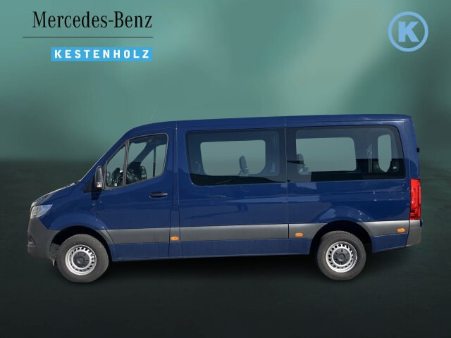 Interne Fahrzeugnr.:: 0923839Ausstattungslinien und -Pakete:  Akustikpaket,   Basic,   Ladepaket Instrumententafel,   Modellgeneration 1,   Park-Paket mit Rückfahrkamera,   Pro,   Sprinter Tourer,   Winter-PaketExterieur:  3,5 Tonner,   6-Gang-Schaltgetriebe ECO Gear,   Abschleppöse hinten,   AdBlue-Einfülldeckel abschliessbar,   Anhängersteckdose 13-Polig,   Auspuff gerade nach hinten,   Außenspiegel elektrisch heranklappbar,   Außenspiegel heizbar und elektrisch verstellbar,   Batterie-Hauptschalter einpolig,   Baureihe C907 / C910 Sprinter,   Baureihe C907 VS30 RWD,   Bereifung 235/65 R16 C,   Dachverkleidung,   Dritte Bremsleuchte,   Fenster in Heckklappe / Hecktüren,   Fenster vorn links, fest in Seitenwand/Schiebetür,   Generator 14 V / 250 A,   Geräuschmaßnahmen,   Haupttank 93 Liter,   Heckscheibe heizbar,   Hecktüren, zweiflügelig, Öffnung bis Seitenwand,   Inland - Code,   Kastenwagen mit Rundumverglasung,   Kombifahrzeug,   Komplettfahrzeug,   Kältemittel R-1234yf,   Länderausführung EU - EFTA - UK,   Längsträgerverstärkung,   Nebelscheinwerfer mit Abbiegelicht,   Premium Komplettradschutz (3 Jahre),   Radstand 3665 mm,   Reserveradhalter unter Rahmenende,   Rohbaumaßnahmen zusätzlich,   Rückfahrleuchte unten,   Schiebetür rechts,   Schwingungstilger,   Seitliche Markierungsleuchten,   Steckdose im Fahrerhaus,   Steuercode Umstellung WLTP,   Steuercode Werk 065,   Steuercode Werk 155,   Vliesbatterie 12 V 92 Ah,   Vorrüstung Schalterfeld,   Wegfall Fahrzeugabsenkung,   Wegfall Parklicht,   Wärmed. Glas mit Bandfilter an der FrontscheibeInterieur:  3er-Sitzbank in 2. SR (klapp-, wickel-, herausnehmbar) mit Isofix u. Top Tether auf außen, 2 Einzelsitze in der 3. SR,   Ablagefach mit Netz in Hecktüren,   Ablagefach unter Cockpit,   Ablage über Frontscheibe,   Einstieggriff an Ecksäule hinten rechts,   Haltegriffe für Einstieg Fahrer und Beifahrer,   Innenspiegel,   Klappdeckel für Ablagefach,   Kleiderhaken im Fahrgastraum,   Klemmleiste für Elektroanschluss,   Komfort-Beifahrersitz,   Komfort Fahrersitz,   Kunststoffboden People Mover,   Linkslenker,   Lordosenstütze Beifahrersitz,   Lordosenstütze Fahrersitz,   Radkastenvekleidung,   Schaltpunktanzeige,   Sitzbelegungserkennung Fahrersitz,   Sitzheizung für Beifahrer,   Sitzheizung für Fahrer,   Staunetz Beifahrersitzlehne,   Staunetz Fahrersitzlehne,   Steckdose 12 V Kofferraum / Laderaum,   Stoff Maturin schwarz,   Tachometer km/h,   USB-Steckdose 5 V,   Verkleidung Laderaum bis Brüstungsgurt Standard,   Vorrüstung Sitzkonfiguration 3/3/-,   Warmluftkanal zum Fahrgastraum,   Weitwurfdüsen in I-TafelMultimedia:  Digitale Betriebsanleitung,   Digitales Extra: Festplatten-Navigation,   Digitales Extra: Remote Services Plus,   Digitales Radio (DAB),   Headunit Europa/GUS-Staaten/Mongolei,   Kombiinstrument mit Farbdisplay,   Kommunikationsmodul (LTE) für digitale Dienste,   Live Traffic Information,   MBUX Multimediasystem,   Mercedes-Benz NotrufsystemKomfort und Umwelt:  Abgasreinigung SCR Generation 4,   Abgasstufe E (für schwere Nutzfahrzeuge),   Aktiver Spurhalte-Assistent,   Attention Assist,   Aussentemperaturanzeige,   Berganfahrhilfe,   ECO Start-Stop Funktion,   Fahrlichtassistent,   Fahrwerk für Komfort und Ladegutschonung,   Fenster fest hinten links,   Fenster fest hinten rechts,   Haltegriff für Einstieg,   Hydraulik - Wagenheber,   Intelligenter Geschwindigkeitsassistent (ISA),   Kindererkennung im Fahrzeug passiv,   Lenkrad in Neigung und Höhe verstellbar,   Mercedes-Benz MobiloVan mit DSB und GgD,   Motorausführung Euro VI,   Multifunktionslenkrad,   Regensensor,   Seitenwind-Assistent,   Starthilfe - Kontakt,   Tempomat,   Totwinkel-Assistent,   Verkehrszeichen-Assistent,   Warmluft-Zusatzheizung elektrischSicherheit:  Adaptives Bremslicht,   Airbag Fahrer,   Aktiver Brems-Assistent,   Beifahrerairbag,   Gurtwarneinrichtung für Beifahrer,   Gurtwarneinrichtung für Fahrersitz,   Reifendrucküberwachung an VA u. HA, drahtlos,   Thorax-Pelvis-Sidebag Beifahrer,   Thorax-Pelvis-Sidebag Fahrer,   Verbandtasche,   Warndreieck,   Wet Wiper System,   Windowbags für Fahrer und BeifahrerZustand/Papiere:  COC-Papiere,   Zulassung M1Weiteres:  3er-Sitzbank in 1. Reihe im Fond,   230 V Steckdose,   AEJ X4/1,   Änderungsjahr G4-I,   Bezugsmasse mindestens 2381 kg notwendig,   Bodengruppe Kombi,   Europa,   Fahrzeug HVO fähig,   Fenster v. rechts, fest in Seitenwand/Schiebetür,   Fertigung Düsseldorf,   halbautomatisch geregelt Klimaanlage TEMPMATIC,   Hersteller Mercedes-Benz AG,   ohne Auf-/Ablastung  3.500 kg,   OM 654 DE 20 LA 110 kW (150 PS) 3800/min,   Pannenmanagement.