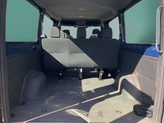 Interne Fahrzeugnr.:: 0923839Ausstattungslinien und -Pakete:  Akustikpaket,   Basic,   Ladepaket Instrumententafel,   Modellgeneration 1,   Park-Paket mit Rückfahrkamera,   Pro,   Sprinter Tourer,   Winter-PaketExterieur:  3,5 Tonner,   6-Gang-Schaltgetriebe ECO Gear,   Abschleppöse hinten,   AdBlue-Einfülldeckel abschliessbar,   Anhängersteckdose 13-Polig,   Auspuff gerade nach hinten,   Außenspiegel elektrisch heranklappbar,   Außenspiegel heizbar und elektrisch verstellbar,   Batterie-Hauptschalter einpolig,   Baureihe C907 / C910 Sprinter,   Baureihe C907 VS30 RWD,   Bereifung 235/65 R16 C,   Dachverkleidung,   Dritte Bremsleuchte,   Fenster in Heckklappe / Hecktüren,   Fenster vorn links, fest in Seitenwand/Schiebetür,   Generator 14 V / 250 A,   Geräuschmaßnahmen,   Haupttank 93 Liter,   Heckscheibe heizbar,   Hecktüren, zweiflügelig, Öffnung bis Seitenwand,   Inland - Code,   Kastenwagen mit Rundumverglasung,   Kombifahrzeug,   Komplettfahrzeug,   Kältemittel R-1234yf,   Länderausführung EU - EFTA - UK,   Längsträgerverstärkung,   Nebelscheinwerfer mit Abbiegelicht,   Premium Komplettradschutz (3 Jahre),   Radstand 3665 mm,   Reserveradhalter unter Rahmenende,   Rohbaumaßnahmen zusätzlich,   Rückfahrleuchte unten,   Schiebetür rechts,   Schwingungstilger,   Seitliche Markierungsleuchten,   Steckdose im Fahrerhaus,   Steuercode Umstellung WLTP,   Steuercode Werk 065,   Steuercode Werk 155,   Vliesbatterie 12 V 92 Ah,   Vorrüstung Schalterfeld,   Wegfall Fahrzeugabsenkung,   Wegfall Parklicht,   Wärmed. Glas mit Bandfilter an der FrontscheibeInterieur:  3er-Sitzbank in 2. SR (klapp-, wickel-, herausnehmbar) mit Isofix u. Top Tether auf außen, 2 Einzelsitze in der 3. SR,   Ablagefach mit Netz in Hecktüren,   Ablagefach unter Cockpit,   Ablage über Frontscheibe,   Einstieggriff an Ecksäule hinten rechts,   Haltegriffe für Einstieg Fahrer und Beifahrer,   Innenspiegel,   Klappdeckel für Ablagefach,   Kleiderhaken im Fahrgastraum,   Klemmleiste für Elektroanschluss,   Komfort-Beifahrersitz,   Komfort Fahrersitz,   Kunststoffboden People Mover,   Linkslenker,   Lordosenstütze Beifahrersitz,   Lordosenstütze Fahrersitz,   Radkastenvekleidung,   Schaltpunktanzeige,   Sitzbelegungserkennung Fahrersitz,   Sitzheizung für Beifahrer,   Sitzheizung für Fahrer,   Staunetz Beifahrersitzlehne,   Staunetz Fahrersitzlehne,   Steckdose 12 V Kofferraum / Laderaum,   Stoff Maturin schwarz,   Tachometer km/h,   USB-Steckdose 5 V,   Verkleidung Laderaum bis Brüstungsgurt Standard,   Vorrüstung Sitzkonfiguration 3/3/-,   Warmluftkanal zum Fahrgastraum,   Weitwurfdüsen in I-TafelMultimedia:  Digitale Betriebsanleitung,   Digitales Extra: Festplatten-Navigation,   Digitales Extra: Remote Services Plus,   Digitales Radio (DAB),   Headunit Europa/GUS-Staaten/Mongolei,   Kombiinstrument mit Farbdisplay,   Kommunikationsmodul (LTE) für digitale Dienste,   Live Traffic Information,   MBUX Multimediasystem,   Mercedes-Benz NotrufsystemKomfort und Umwelt:  Abgasreinigung SCR Generation 4,   Abgasstufe E (für schwere Nutzfahrzeuge),   Aktiver Spurhalte-Assistent,   Attention Assist,   Aussentemperaturanzeige,   Berganfahrhilfe,   ECO Start-Stop Funktion,   Fahrlichtassistent,   Fahrwerk für Komfort und Ladegutschonung,   Fenster fest hinten links,   Fenster fest hinten rechts,   Haltegriff für Einstieg,   Hydraulik - Wagenheber,   Intelligenter Geschwindigkeitsassistent (ISA),   Kindererkennung im Fahrzeug passiv,   Lenkrad in Neigung und Höhe verstellbar,   Mercedes-Benz MobiloVan mit DSB und GgD,   Motorausführung Euro VI,   Multifunktionslenkrad,   Regensensor,   Seitenwind-Assistent,   Starthilfe - Kontakt,   Tempomat,   Totwinkel-Assistent,   Verkehrszeichen-Assistent,   Warmluft-Zusatzheizung elektrischSicherheit:  Adaptives Bremslicht,   Airbag Fahrer,   Aktiver Brems-Assistent,   Beifahrerairbag,   Gurtwarneinrichtung für Beifahrer,   Gurtwarneinrichtung für Fahrersitz,   Reifendrucküberwachung an VA u. HA, drahtlos,   Thorax-Pelvis-Sidebag Beifahrer,   Thorax-Pelvis-Sidebag Fahrer,   Verbandtasche,   Warndreieck,   Wet Wiper System,   Windowbags für Fahrer und BeifahrerZustand/Papiere:  COC-Papiere,   Zulassung M1Weiteres:  3er-Sitzbank in 1. Reihe im Fond,   230 V Steckdose,   AEJ X4/1,   Änderungsjahr G4-I,   Bezugsmasse mindestens 2381 kg notwendig,   Bodengruppe Kombi,   Europa,   Fahrzeug HVO fähig,   Fenster v. rechts, fest in Seitenwand/Schiebetür,   Fertigung Düsseldorf,   halbautomatisch geregelt Klimaanlage TEMPMATIC,   Hersteller Mercedes-Benz AG,   ohne Auf-/Ablastung  3.500 kg,   OM 654 DE 20 LA 110 kW (150 PS) 3800/min,   Pannenmanagement.
