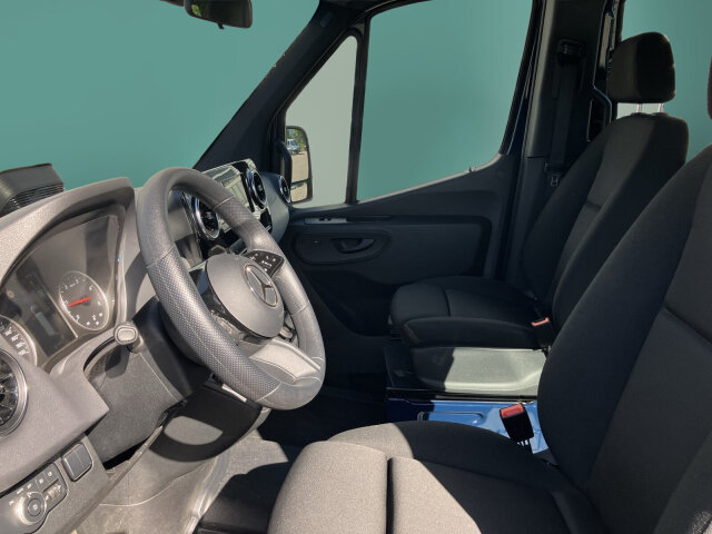 Interne Fahrzeugnr.:: 0923839Ausstattungslinien und -Pakete:  Akustikpaket,   Basic,   Ladepaket Instrumententafel,   Modellgeneration 1,   Park-Paket mit Rückfahrkamera,   Pro,   Sprinter Tourer,   Winter-PaketExterieur:  3,5 Tonner,   6-Gang-Schaltgetriebe ECO Gear,   Abschleppöse hinten,   AdBlue-Einfülldeckel abschliessbar,   Anhängersteckdose 13-Polig,   Auspuff gerade nach hinten,   Außenspiegel elektrisch heranklappbar,   Außenspiegel heizbar und elektrisch verstellbar,   Batterie-Hauptschalter einpolig,   Baureihe C907 / C910 Sprinter,   Baureihe C907 VS30 RWD,   Bereifung 235/65 R16 C,   Dachverkleidung,   Dritte Bremsleuchte,   Fenster in Heckklappe / Hecktüren,   Fenster vorn links, fest in Seitenwand/Schiebetür,   Generator 14 V / 250 A,   Geräuschmaßnahmen,   Haupttank 93 Liter,   Heckscheibe heizbar,   Hecktüren, zweiflügelig, Öffnung bis Seitenwand,   Inland - Code,   Kastenwagen mit Rundumverglasung,   Kombifahrzeug,   Komplettfahrzeug,   Kältemittel R-1234yf,   Länderausführung EU - EFTA - UK,   Längsträgerverstärkung,   Nebelscheinwerfer mit Abbiegelicht,   Premium Komplettradschutz (3 Jahre),   Radstand 3665 mm,   Reserveradhalter unter Rahmenende,   Rohbaumaßnahmen zusätzlich,   Rückfahrleuchte unten,   Schiebetür rechts,   Schwingungstilger,   Seitliche Markierungsleuchten,   Steckdose im Fahrerhaus,   Steuercode Umstellung WLTP,   Steuercode Werk 065,   Steuercode Werk 155,   Vliesbatterie 12 V 92 Ah,   Vorrüstung Schalterfeld,   Wegfall Fahrzeugabsenkung,   Wegfall Parklicht,   Wärmed. Glas mit Bandfilter an der FrontscheibeInterieur:  3er-Sitzbank in 2. SR (klapp-, wickel-, herausnehmbar) mit Isofix u. Top Tether auf außen, 2 Einzelsitze in der 3. SR,   Ablagefach mit Netz in Hecktüren,   Ablagefach unter Cockpit,   Ablage über Frontscheibe,   Einstieggriff an Ecksäule hinten rechts,   Haltegriffe für Einstieg Fahrer und Beifahrer,   Innenspiegel,   Klappdeckel für Ablagefach,   Kleiderhaken im Fahrgastraum,   Klemmleiste für Elektroanschluss,   Komfort-Beifahrersitz,   Komfort Fahrersitz,   Kunststoffboden People Mover,   Linkslenker,   Lordosenstütze Beifahrersitz,   Lordosenstütze Fahrersitz,   Radkastenvekleidung,   Schaltpunktanzeige,   Sitzbelegungserkennung Fahrersitz,   Sitzheizung für Beifahrer,   Sitzheizung für Fahrer,   Staunetz Beifahrersitzlehne,   Staunetz Fahrersitzlehne,   Steckdose 12 V Kofferraum / Laderaum,   Stoff Maturin schwarz,   Tachometer km/h,   USB-Steckdose 5 V,   Verkleidung Laderaum bis Brüstungsgurt Standard,   Vorrüstung Sitzkonfiguration 3/3/-,   Warmluftkanal zum Fahrgastraum,   Weitwurfdüsen in I-TafelMultimedia:  Digitale Betriebsanleitung,   Digitales Extra: Festplatten-Navigation,   Digitales Extra: Remote Services Plus,   Digitales Radio (DAB),   Headunit Europa/GUS-Staaten/Mongolei,   Kombiinstrument mit Farbdisplay,   Kommunikationsmodul (LTE) für digitale Dienste,   Live Traffic Information,   MBUX Multimediasystem,   Mercedes-Benz NotrufsystemKomfort und Umwelt:  Abgasreinigung SCR Generation 4,   Abgasstufe E (für schwere Nutzfahrzeuge),   Aktiver Spurhalte-Assistent,   Attention Assist,   Aussentemperaturanzeige,   Berganfahrhilfe,   ECO Start-Stop Funktion,   Fahrlichtassistent,   Fahrwerk für Komfort und Ladegutschonung,   Fenster fest hinten links,   Fenster fest hinten rechts,   Haltegriff für Einstieg,   Hydraulik - Wagenheber,   Intelligenter Geschwindigkeitsassistent (ISA),   Kindererkennung im Fahrzeug passiv,   Lenkrad in Neigung und Höhe verstellbar,   Mercedes-Benz MobiloVan mit DSB und GgD,   Motorausführung Euro VI,   Multifunktionslenkrad,   Regensensor,   Seitenwind-Assistent,   Starthilfe - Kontakt,   Tempomat,   Totwinkel-Assistent,   Verkehrszeichen-Assistent,   Warmluft-Zusatzheizung elektrischSicherheit:  Adaptives Bremslicht,   Airbag Fahrer,   Aktiver Brems-Assistent,   Beifahrerairbag,   Gurtwarneinrichtung für Beifahrer,   Gurtwarneinrichtung für Fahrersitz,   Reifendrucküberwachung an VA u. HA, drahtlos,   Thorax-Pelvis-Sidebag Beifahrer,   Thorax-Pelvis-Sidebag Fahrer,   Verbandtasche,   Warndreieck,   Wet Wiper System,   Windowbags für Fahrer und BeifahrerZustand/Papiere:  COC-Papiere,   Zulassung M1Weiteres:  3er-Sitzbank in 1. Reihe im Fond,   230 V Steckdose,   AEJ X4/1,   Änderungsjahr G4-I,   Bezugsmasse mindestens 2381 kg notwendig,   Bodengruppe Kombi,   Europa,   Fahrzeug HVO fähig,   Fenster v. rechts, fest in Seitenwand/Schiebetür,   Fertigung Düsseldorf,   halbautomatisch geregelt Klimaanlage TEMPMATIC,   Hersteller Mercedes-Benz AG,   ohne Auf-/Ablastung  3.500 kg,   OM 654 DE 20 LA 110 kW (150 PS) 3800/min,   Pannenmanagement.