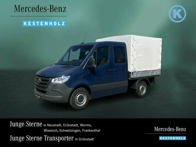 Interne Fahrzeugnr.:: 0923840Ausstattungslinien und -Pakete:  Basic,   Ladepaket Instrumententafel,   Modellgeneration 0Exterieur:  6-Gang-Schaltgetriebe ECO Gear,   AdBlue-Einfülldeckel abschliessbar,   Anhängersteckdose 13-Polig,   Außenspiegel heizbar und elektrisch verstellbar,   Baureihe C907 / C910 Sprinter,   Baureihe C907 VS30 RWD,   Einfülldeckel Diesel in rot,   Fahrgestell mit Doppelkabine,   Generator 14 V / 250 A,   Geräuschmaßnahmen,   Gewichtsvariante 3.190 kg,   Haupttank 71 Liter,   Inland - Code,   Komplettfahrzeug,   Leiterträger hinter Fahrerhaus,   Länderausführung EU - EFTA - UK,   Längsträgerverstärkung,   Pritsche mit Alubordwänden,   Querträger für Anhängerkupplung,   Reserveradhalter unter Rahmenende,   Rohbaumaßnahmen zusätzlich,   Steckdose im Fahrerhaus,   Steuercode Umstellung WLTP,   Steuercode Werk 065,   Vliesbatterie 12 V 92 Ah,   Vorrüstung Schalterfeld,   Wegfall Parklicht,   Wärmed. Glas mit Bandfilter an der FrontscheibeInterieur:  Ablagefach unter Cockpit,   Ablage über Frontscheibe,   Armlehne für Beifahrersitz,   Armlehne für Fahrersitz,   Bedienung Tachograph vorn unter Dachhimmel,   Beifahreroptimierte Schaltkonsole,   Beifahrersitz verstellbar,   ECE-Ausführung,   Kleiderhaken im Fahrgastraum,   Klemmleiste für Elektroanschluss,   Komfort Fahrersitz,   Linkslenker,   Lordosenstütze Fahrersitz,   Schaltpunktanzeige,   Sitzbelegungserkennung Fahrersitz,   Stoff Maturin schwarz,   Tachometer km/h,   Vorrüstung Intelligenter Tachograf EUMultimedia:  Digitales Extra: Remote Services Plus,   Digitales Radio (DAB),   Kommunikationsmodul (LTE) für digitale Dienste,   MBUX Multimediasystem mit 7 Zoll Touchscreen,   Mercedes-Benz NotrufsystemKomfort und Umwelt:  Abgasreinigung SCR Generation 4,   Aussentemperaturanzeige,   Berganfahrhilfe,   ECO Start-Stop Funktion,   Emissionsklasse Euro 6d N1 GR.III/N2,   Fahrlichtassistent,   Fahrwerk für Komfort und Ladegutschonung,   Hydraulik - Wagenheber,   Lenkrad in Neigung und Höhe verstellbar,   Mercedes-Benz MobiloVan mit DSB und GgD,   Multifunktionslenkrad,   Regensensor,   Seitenwind-Assistent,   Starthilfe - Kontakt,   TempomatSicherheit:  Adaptives Bremslicht,   Airbag Fahrer,   Beifahrerairbag,   Gurtwarneinrichtung für Beifahrer,   Gurtwarneinrichtung für Fahrersitz,   Gurtwarneinrichtung für Fondbestuhlung,   Verbandtasche,   Warndreieck,   Wet Wiper SystemZustand/Papiere:  COC-Papiere,   Premiumschutz Reifen (3 Jahre),   Zulassung N1Weiteres:  230 V Steckdose,   Europa,   Fertigung Ludwigsfelde,   halbautomatisch geregelt Klimaanlage TEMPMATIC,   Hersteller Mercedes-Benz AG,   OM 654 DE 20 LA 110 kW (150 PS) 3800/min,   Pannenmanagement,   Schilder / Druckschriften deutsch,   Standard,   Steuercode -  BZM Prüfung,   Achsübersetzung i = 4,182,   Änderungsjahr G1-II.